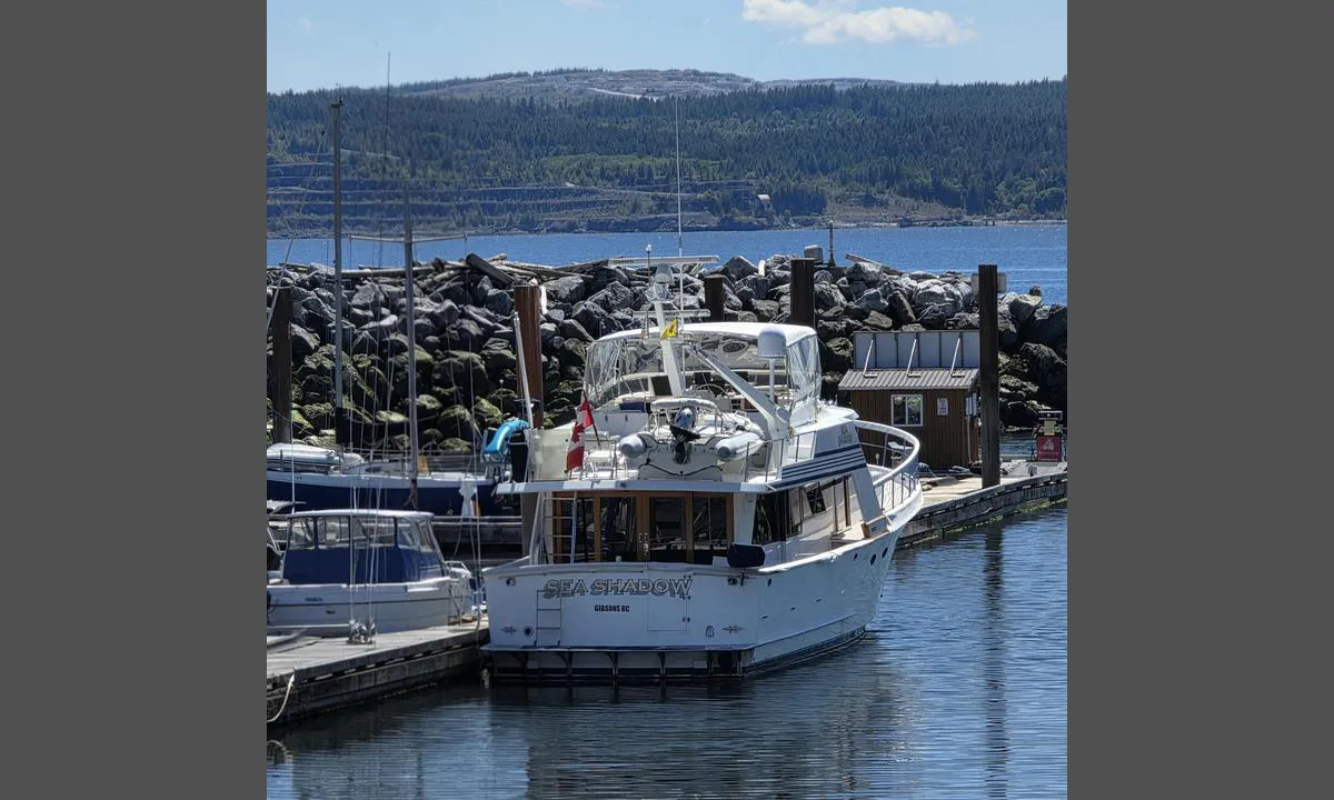 {"base": "en", "no": "Gjestebrygge, merk b\u00f8lgebryter.", "se": "Bes\u00f6ksponton, observera v\u00e5gbrytare.", "en": "Visitor dock, note breakwater.", "da": "G\u00e6stebro, bem\u00e6rk b\u00f8lgebryderen.", "fr": "Quai des visiteurs, notez la jet\u00e9e.", "de": "Besuchersteg, Wellenbrecher beachten.", "es": "Muelle de visitantes, preste atenci\u00f3n al rompeolas.", "it": "Banchina per visitatori, nota il frangiflutti.", "pt": "Doca para visitantes, aten\u00e7\u00e3o ao quebra-mar.", "nl": "Bezoekerssteiger, let op de golfbreker.", "pl": "Nabrze\u017ce dla go\u015bci, uwaga na falochron.", "uk": "\u041f\u0440\u0438\u0447\u0430\u043b \u0434\u043b\u044f \u0432\u0456\u0434\u0432\u0456\u0434\u0443\u0432\u0430\u0447\u0456\u0432, \u0437\u0430\u0443\u0432\u0430\u0436\u0442\u0435 \u0445\u0432\u0438\u043b\u0435\u043b\u043e\u043c.", "ro": "Cheiul vizitatorilor, re\u021bine\u021bi digul.", "tr": "Ziyaret\u00e7i iskelesi, dalgak\u0131rana dikkat.", "el": "\u03a0\u03c1\u03bf\u03b2\u03bb\u03ae\u03c4\u03b1 \u03b5\u03c0\u03b9\u03c3\u03ba\u03b5\u03c0\u03c4\u03ce\u03bd, \u03c3\u03b7\u03bc\u03b5\u03b9\u03ce\u03c3\u03c4\u03b5 \u03c4\u03bf\u03bd \u03ba\u03c5\u03bc\u03b1\u03c4\u03bf\u03b8\u03c1\u03b1\u03cd\u03c3\u03c4\u03b7.", "cs": "P\u0159\u00edstavi\u0161t\u011b pro n\u00e1v\u0161t\u011bvn\u00edky, pozor na vlnolam.", "hu": "Vend\u00e9gkik\u00f6t\u0151, figyeljen a hull\u00e1mt\u00f6r\u0151re.", "fi": "Vieraslaituri, huomio aallonmurtaja.", "bg": "\u041f\u043e\u0441\u0435\u0442\u0438\u0442\u0435\u043b\u0441\u043a\u0438 \u0434\u043e\u043a, \u0432\u043d\u0438\u043c\u0430\u043d\u0438\u0435 \u043d\u0430 \u0432\u044a\u043b\u043d\u043e\u043b\u043e\u043c\u0430.", "sr": "Dok za posetioce, obratite pa\u017enju na lu\u010dko-zid.", "et": "K\u00fclastajate kai, t\u00e4helepanu lainemurdjale.", "lv": "Viesu piest\u0101tne, piev\u0113rsiet uzman\u012bbu molam.", "lt": "<p>Visitor dock, note breakwater.</p>"}