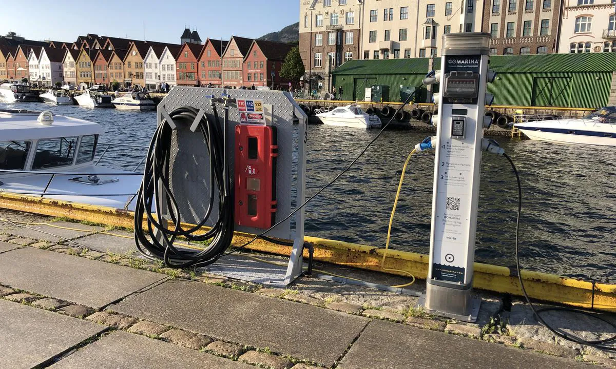 Bergen Gjestehavn: Det er vann og strøm i havna. Strømen låses opp med kode fra Gomarina.
