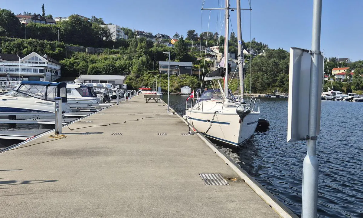 Bergen Marine: Gjesteplassene er longside på utsiden. Noe bølgeaktivitet fra passerende båter.