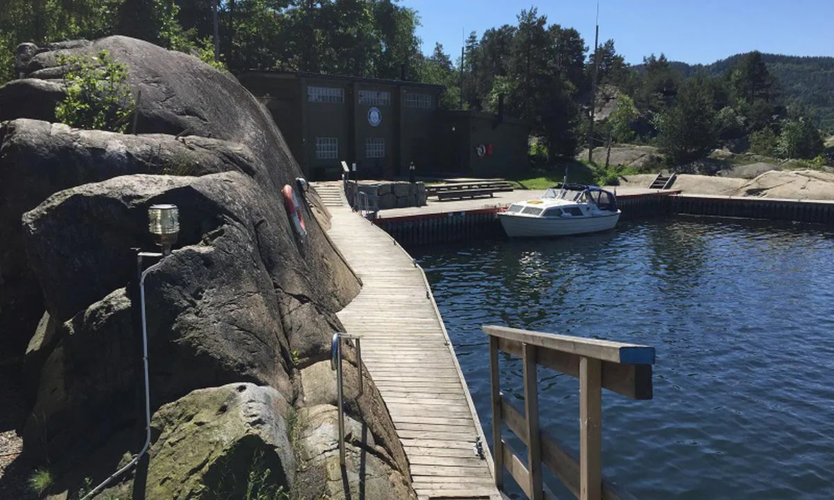 På Bergholmen fortøyer du longside på fast kai