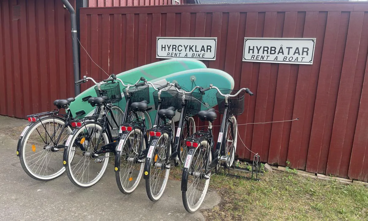 Bergkvara - Dalskär: {"base": "en", "no": "Ved resepsjonen kan du leie sykler", "se": "Vid receptionen kan du hyra cyklar", "en": "By the reception you can rent bikes", "da": "Ved receptionen kan du leje cykler", "fr": "\u00c0 la r\u00e9ception, vous pouvez louer des v\u00e9los", "de": "Bei der Rezeption k\u00f6nnen Sie Fahrr\u00e4der mieten", "es": "En la recepci\u00f3n puedes alquilar bicicletas", "it": "Presso la reception \u00e8 possibile noleggiare biciclette", "pt": "Na recep\u00e7\u00e3o, pode alugar bicicletas", "nl": "Bij de receptie kunt u fietsen huren", "pl": "Przy recepcji mo\u017cna wynaj\u0105\u0107 rowery", "uk": "\u0411\u0456\u043b\u044f \u043f\u0440\u0438\u0439\u043c\u0430\u043b\u044c\u043d\u0456 \u0432\u0438 \u043c\u043e\u0436\u0435\u0442\u0435 \u043e\u0440\u0435\u043d\u0434\u0443\u0432\u0430\u0442\u0438 \u0432\u0435\u043b\u043e\u0441\u0438\u043f\u0435\u0434\u0438", "ro": "La recep\u021bie pute\u021bi \u00eenchiria biciclete", "tr": "Resepsiyondan bisiklet kiralayabilirsiniz", "el": "\u0391\u03c0\u03cc \u03c4\u03b7 \u03c1\u03b5\u03c3\u03b5\u03c8\u03b9\u03cc\u03bd \u03bc\u03c0\u03bf\u03c1\u03b5\u03af\u03c4\u03b5 \u03bd\u03b1 \u03bd\u03bf\u03b9\u03ba\u03b9\u03ac\u03c3\u03b5\u03c4\u03b5 \u03c0\u03bf\u03b4\u03ae\u03bb\u03b1\u03c4\u03b1", "cs": "U recepce si m\u016f\u017eete p\u016fj\u010dit kola", "hu": "A recepci\u00f3 mellett ker\u00e9kp\u00e1rokat lehet b\u00e9relni", "fi": "Vastaanotosta voi vuokrata polkupy\u00f6ri\u00e4", "bg": "\u041d\u0430 \u0440\u0435\u0446\u0435\u043f\u0446\u0438\u044f\u0442\u0430 \u043c\u043e\u0436\u0435\u0442\u0435 \u0434\u0430 \u043d\u0430\u0435\u043c\u0435\u0442\u0435 \u0432\u0435\u043b\u043e\u0441\u0438\u043f\u0435\u0434\u0438", "sr": "Kod recepcije mo\u017eete iznajmiti bicikle", "et": "Vastuv\u00f5tu juurest saab rentida jalgrattaid", "lv": "Pie re\u0123istrat\u016bras j\u016bs varat iznom\u0101t velosip\u0113dus", "lt": "Prie registracijos galite i\u0161sinuomoti dvira\u010dius"}