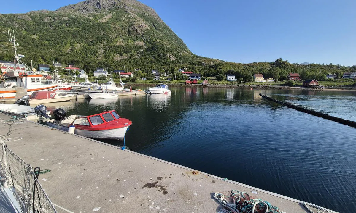Bergsfjord: {"base": "no", "no": "B\u00f8lgebryteren fra ytterste flytebrygge", "se": "V\u00e5gbrytaren fr\u00e5n yttersta flytbryggan", "en": "The breakwater from the outermost floating dock", "da": "B\u00f8lgebryderen fra yderste flydebro", "fr": "Le brise-lames depuis le ponton flottant ext\u00e9rieur", "de": "Der Wellenbrecher vom \u00e4u\u00dfersten Schwimmsteg", "es": "El rompeolas desde el muelle flotante exterior", "it": "Il frangiflutti dalla banchina galleggiante pi\u00f9 esterna", "pt": "O quebra-mar da ponte flutuante mais externa", "nl": "De golfbreker vanaf de buitenste drijvende steiger", "pl": "Falochron od zewn\u0119trznego pomostu p\u0142ywaj\u0105cego", "uk": "\u0425\u0432\u0438\u043b\u0435\u043b\u043e\u043c \u0432\u0456\u0434 \u0437\u043e\u0432\u043d\u0456\u0448\u043d\u044c\u043e\u0433\u043e \u043f\u043b\u0430\u0432\u0443\u0447\u043e\u0433\u043e \u043f\u0440\u0438\u0447\u0430\u043b\u0443", "ro": "Bariera de valuri de la ultimul ponton plutitor", "tr": "En d\u0131\u015ftaki y\u00fczer iskeleden dalgak\u0131ran", "el": "\u039f \u03ba\u03c5\u03bc\u03b1\u03c4\u03bf\u03b8\u03c1\u03b1\u03cd\u03c3\u03c4\u03b7\u03c2 \u03b1\u03c0\u03cc \u03c4\u03b7\u03bd \u03b5\u03be\u03c9\u03c4\u03b5\u03c1\u03b9\u03ba\u03ae \u03c0\u03bb\u03c9\u03c4\u03ae \u03b1\u03c0\u03bf\u03b2\u03ac\u03b8\u03c1\u03b1", "cs": "Vlnolam od nejvzd\u00e1len\u011bj\u0161\u00edho plovouc\u00edho mola", "hu": "Hull\u00e1mt\u00f6r\u0151 a legk\u00fcls\u0151 \u00fasz\u00f3m\u00f3l\u00f3r\u00f3l", "fi": "Aallonmurtaja ulommaisesta ponttonilaiturista", "bg": "\u0412\u044a\u043b\u043d\u043e\u043b\u043e\u043c\u044a\u0442 \u043e\u0442 \u043d\u0430\u0439-\u0432\u044a\u043d\u0448\u043d\u0438\u044f \u043f\u043b\u0430\u0432\u0430\u0449 \u0434\u043e\u043a", "sr": "\u0412\u0435\u0442\u0440\u043e\u0431\u0440\u0430\u043d \u0438\u0437 \u043d\u0430\u0458\u0443\u0434\u0430\u0459\u0435\u043d\u0438\u0458\u0435\u0433 \u043f\u043b\u0443\u0442\u0430\u0458\u0443\u045b\u0435\u0433 \u043f\u0440\u0438\u0441\u0442\u0430\u043d\u0438\u0448\u0442\u0430", "et": "Lainepidur v\u00e4limisest pontoonkai", "lv": "Vi\u013c\u0146lauzis no \u0101r\u0113j\u0101s peldo\u0161\u0101s piest\u0101tnes", "lt": "Banguotojas nuo i\u0161orin\u0117s pl\u016bduriuojan\u010dios prieplaukos"}