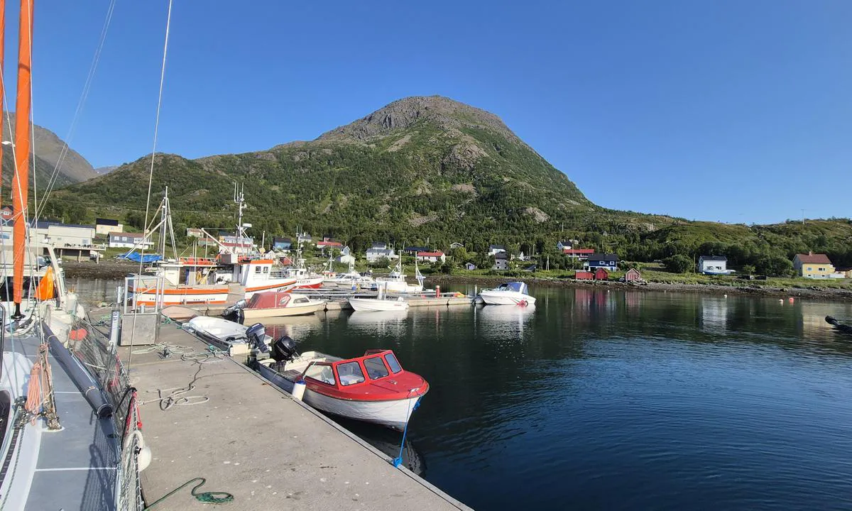 Bergsfjord: {"base": "no", "no": "Gjesteplass", "se": "G\u00e4stplats", "en": "Guest berth", "da": "G\u00e6steplads", "fr": "Place pour invit\u00e9s", "de": "G\u00e4steplatz", "es": "Plaza para visitantes", "it": "Posto per ospiti", "pt": "Vaga para visitante", "nl": "Gastenplaats", "pl": "Miejsce dla go\u015bci", "uk": "\u041c\u0456\u0441\u0446\u0435 \u0434\u043b\u044f \u0433\u043e\u0441\u0442\u0435\u0439", "ro": "Loc pentru oaspe\u021bi", "tr": "Misafir Yeri", "el": "\u039c\u03ad\u03c1\u03bf\u03c2 \u03b3\u03b9\u03b1 \u03b5\u03c0\u03b9\u03c3\u03ba\u03ad\u03c0\u03c4\u03b5\u03c2", "cs": "M\u00edsto pro hosty", "hu": "Vend\u00e9ghely", "fi": "Vieraspaikka", "bg": "\u0413\u043e\u0441\u0442\u0443\u0432\u0430\u0449\u043e \u043c\u044f\u0441\u0442\u043e", "sr": "\u041f\u0440\u043e\u0441\u0442\u043e\u0440 \u0437\u0430 \u0433\u043e\u0441\u0442\u0435", "et": "K\u00fclalisplats", "lv": "Viesu piest\u0101tne", "lt": "Sve\u010dio vieta"}