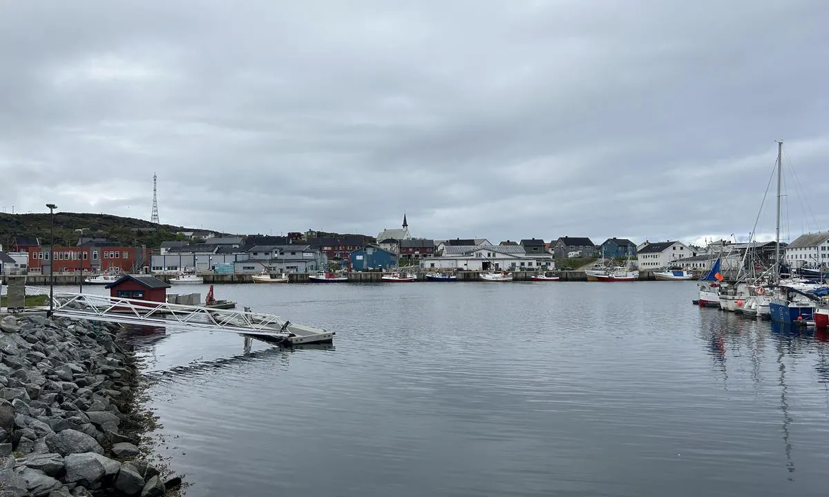 Berlevåg: {"base": "no", "no": "Drivstoffbrygge", "se": "Br\u00e4nslebrygga", "en": "Fuel dock", "da": "Br\u00e6ndstofbro", "fr": "Quai \u00e0 carburant", "de": "Treibstoffpier", "es": "Muelle de combustible", "it": "Pontile del carburante", "pt": "Cais de Combust\u00edvel", "nl": "Brandstofsteiger", "pl": "Pomost paliwowy", "uk": "\u041f\u0440\u0438\u0447\u0430\u043b \u0434\u043b\u044f \u0437\u0430\u043f\u0440\u0430\u0432\u043a\u0438", "ro": "Ponton carburant", "tr": "Yak\u0131t iskelesi", "el": "\u03a0\u03c1\u03bf\u03b2\u03bb\u03ae\u03c4\u03b1 \u03ba\u03b1\u03c5\u03c3\u03af\u03bc\u03c9\u03bd", "cs": "P\u0159\u00edstavn\u00ed molo pro \u010derp\u00e1n\u00ed paliva", "hu": "\u00dczemanyag-m\u00f3l\u00f3", "fi": "Polttoainelaituri", "bg": "\u041f\u0440\u0438\u0441\u0442\u0430\u043d\u0438\u0449\u0435\u043d \u043a\u0435\u0439 \u0437\u0430 \u0433\u043e\u0440\u0438\u0432\u043e", "sr": "\u0411\u0435\u043d\u0437\u0438\u043d\u0441\u043a\u0430 \u043f\u0443\u043c\u043f\u0430 \u043d\u0430 \u043f\u0440\u0438\u0441\u0442\u0430\u043d\u0438\u0448\u0442\u0443", "et": "K\u00fctusekai", "lv": "Degvielas piest\u0101tne", "lt": "Degal\u0173 prieplauka"}