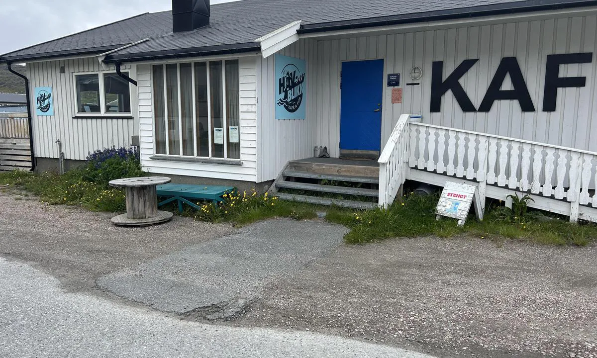Berlevåg: {"base": "no", "no": "Kaf\u00e9 som \u00f8nsker nye eiere. Ligger rett ved flytebryggene.", "se": "Kaf\u00e9 som s\u00f6ker nya \u00e4gare. Ligger precis vid flytbryggorna.", "en": "Caf\u00e9 seeking new owners. Located right by the floating docks.", "da": "Caf\u00e9 som \u00f8nsker nye ejere. Ligger lige ved flydebroerne.", "fr": "Caf\u00e9 \u00e0 la recherche de nouveaux propri\u00e9taires. Situ\u00e9 juste \u00e0 c\u00f4t\u00e9 des pontons flottants.", "de": "Caf\u00e9 sucht neue Eigent\u00fcmer. Liegt direkt an den Schwimmstegen.", "es": "Cafeter\u00eda en busca de nuevos propietarios. Situada justo al lado de los pantalanes flotantes.", "it": "Caff\u00e8 in cerca di nuovi proprietari. Situato proprio accanto ai pontili galleggianti.", "pt": "Caf\u00e9 \u00e0 procura de novos propriet\u00e1rios. Localizado junto aos cais flutuantes.", "nl": "Caf\u00e9 die nieuwe eigenaren zoekt. Gelegen direct bij de drijvende steigers.", "pl": "Kawiarnia szuka nowych w\u0142a\u015bcicieli. Po\u0142o\u017cona tu\u017c przy p\u0142ywaj\u0105cych pomostach.", "uk": "\u041a\u0430\u0444\u0435 \u0448\u0443\u043a\u0430\u0454 \u043d\u043e\u0432\u0438\u0445 \u0432\u043b\u0430\u0441\u043d\u0438\u043a\u0456\u0432. \u0420\u043e\u0437\u0442\u0430\u0448\u043e\u0432\u0430\u043d\u0435 \u043f\u0440\u044f\u043c\u043e \u0431\u0456\u043b\u044f \u043f\u043b\u0430\u0432\u0443\u0447\u0438\u0445 \u043f\u0440\u0438\u0447\u0430\u043b\u0456\u0432.", "ro": "Cafenea care caut\u0103 noi proprietari. Situat\u0103 chiar l\u00e2ng\u0103 pontoane.", "tr": "Yeni sahiplerini bekleyen kafe. Y\u00fczer iskelelerin hemen yan\u0131nda bulunuyor.", "el": "\u039a\u03b1\u03c6\u03ad \u03c0\u03bf\u03c5 \u03b1\u03bd\u03b1\u03b6\u03b7\u03c4\u03ac \u03bd\u03ad\u03bf\u03c5\u03c2 \u03b9\u03b4\u03b9\u03bf\u03ba\u03c4\u03ae\u03c4\u03b5\u03c2. \u0392\u03c1\u03af\u03c3\u03ba\u03b5\u03c4\u03b1\u03b9 \u03b1\u03ba\u03c1\u03b9\u03b2\u03ce\u03c2 \u03b4\u03af\u03c0\u03bb\u03b1 \u03c3\u03c4\u03b9\u03c2 \u03c0\u03bb\u03c9\u03c4\u03ad\u03c2 \u03c0\u03c1\u03bf\u03b2\u03bb\u03ae\u03c4\u03b5\u03c2.", "cs": "Kav\u00e1rna hled\u00e1 nov\u00e9 majitele. Nach\u00e1z\u00ed se p\u0159\u00edmo u plovouc\u00edch mol.", "hu": "K\u00e1v\u00e9z\u00f3 \u00faj tulajdonosokat keres. K\u00f6zvetlen\u00fcl az \u00fasz\u00f3 m\u00f3l\u00f3k mellett tal\u00e1lhat\u00f3.", "fi": "Kahvila hakee uutta omistajaa. Sijaitsee aivan kelluvien laitureiden vieress\u00e4.", "bg": "\u041a\u0430\u0444\u0435\u043d\u0435, \u043a\u043e\u0435\u0442\u043e \u0442\u044a\u0440\u0441\u0438 \u043d\u043e\u0432\u0438 \u0441\u043e\u0431\u0441\u0442\u0432\u0435\u043d\u0438\u0446\u0438. \u0420\u0430\u0437\u043f\u043e\u043b\u043e\u0436\u0435\u043d\u043e \u0442\u043e\u0447\u043d\u043e \u0434\u043e \u043f\u043b\u0430\u0432\u0430\u0449\u0438\u0442\u0435 \u043a\u0435\u0439\u043e\u0432\u0435.", "sr": "\u041a\u0430\u0444\u0435 \u043a\u043e\u0458\u0435 \u0442\u0440\u0430\u0436\u0438 \u043d\u043e\u0432\u0435 \u0432\u043b\u0430\u0441\u043d\u0438\u043a\u0435. \u041d\u0430\u043b\u0430\u0437\u0438 \u0441\u0435 \u043e\u0434\u043c\u0430\u0445 \u043f\u043e\u0440\u0435\u0434 \u043f\u043b\u0443\u0442\u0430\u0458\u0443\u045b\u0438\u0445 \u043f\u0440\u0438\u0441\u0442\u0430\u043d\u0438\u0448\u0442\u0430.", "et": "Kohvik, mis otsib uusi omanikke. Asub otse ujuvkai juures.", "lv": "Kafejn\u012bca, kas mekl\u0113 jaunus \u012bpa\u0161niekus. Atrodas tie\u0161i pie peldo\u0161ajiem pontoniem.", "lt": "Kavin\u0117, ie\u0161kanti nauj\u0173 savinink\u0173. Yra \u0161alia plaukiojan\u010di\u0173 prieplauk\u0173."}