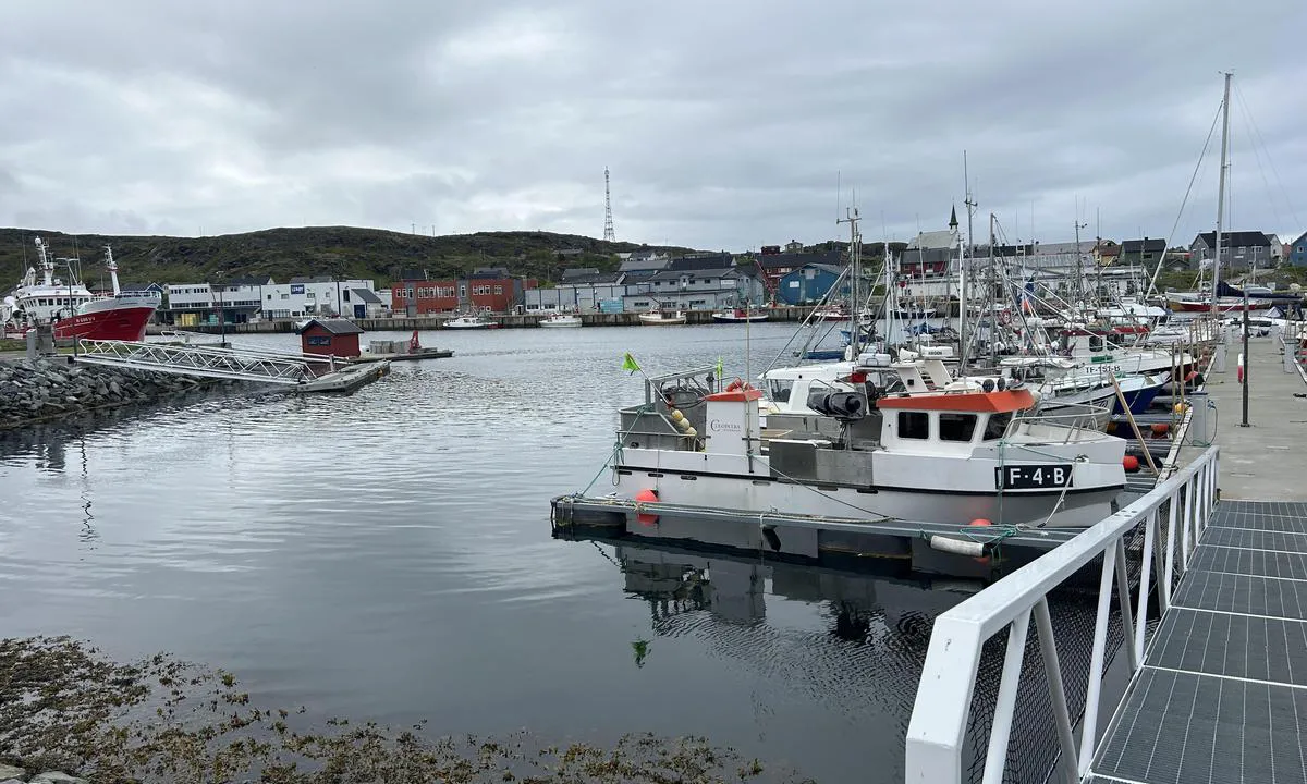Berlevåg: {"base": "no", "no": "Drivstoffbryggge til venstre.", "se": "Br\u00e4nslebrygga till v\u00e4nster.", "en": "Fuel dock to the left.", "da": "Br\u00e6ndstofbro til venstre.", "fr": "Ponton de carburant \u00e0 gauche.", "de": "Kraftstoffpier links.", "es": "Muelle de combustible a la izquierda.", "it": "Ponte di carburante a sinistra.", "pt": "Cais de combust\u00edvel \u00e0 esquerda.", "nl": "Brandstofsteiger aan de linkerkant.", "pl": "Nabrze\u017ce paliwowe po lewej stronie.", "uk": "\u041f\u0440\u0438\u0441\u0442\u0430\u043d\u044c \u0434\u043b\u044f \u0437\u0430\u043f\u0440\u0430\u0432\u043a\u0438 \u043f\u0430\u043b\u0438\u0432\u043e\u043c \u0437\u043b\u0456\u0432\u0430.", "ro": "Debarcader de alimentare cu combustibil la st\u00e2nga.", "tr": "Sol tarafta yak\u0131t iskelesi.", "el": "\u03a0\u03c1\u03bf\u03b2\u03bb\u03ae\u03c4\u03b1 \u03ba\u03b1\u03c5\u03c3\u03af\u03bc\u03c9\u03bd \u03c3\u03c4\u03b1 \u03b1\u03c1\u03b9\u03c3\u03c4\u03b5\u03c1\u03ac.", "cs": "N\u00e1dr\u017eov\u00e9 molo vlevo.", "hu": "\u00dczemanyagm\u00f3l\u00f3 balra.", "fi": "Polttoainelaituri vasemmalla.", "bg": "\u041f\u0440\u0438\u0441\u0442\u0430\u043d \u0437\u0430 \u0433\u043e\u0440\u0438\u0432\u043e \u0432\u043b\u044f\u0432\u043e.", "sr": "Dok za gorivo s leve strane.", "et": "Tanklapik kai vasakul.", "lv": "Degvielas piest\u0101tne pa kreisi.", "lt": "Kuro prieplauka kair\u0117je."}
