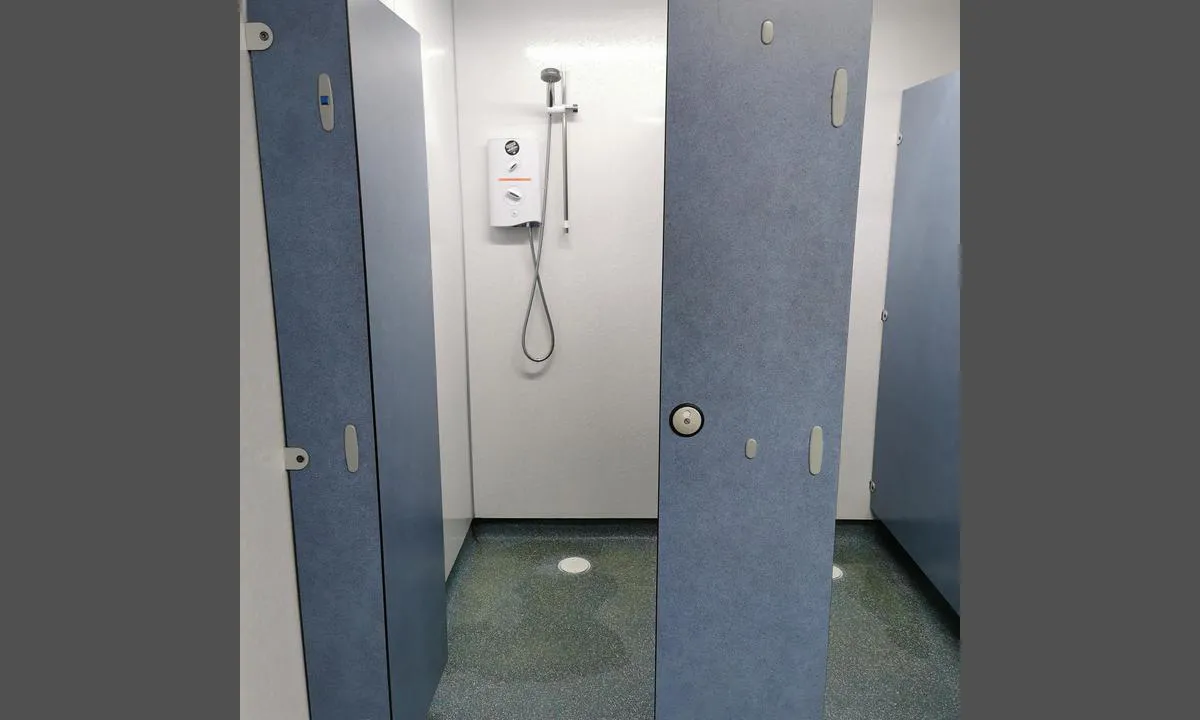 Berwick Harbour 1: {"base": "en", "no": "2 dusjer, 2 toaletter, 2 vasker", "se": "2 Duschar, 2 Toaletter, 2 Tv\u00e4ttst\u00e4ll", "en": "2 Showers, 2 toilets, 2 sinks", "da": "2 brusebade, 2 toiletter, 2 h\u00e5ndvaske", "fr": "2 douches, 2 toilettes, 2 \u00e9viers", "de": "2 Duschen, 2 Toiletten, 2 Waschbecken", "es": "2 duchas, 2 inodoros, 2 lavamanos", "it": "2 Docce, 2 Gabinetti, 2 Lavandini", "pt": "2 chuveiros, 2 sanit\u00e1rios, 2 pias", "nl": "2 Douches, 2 toiletten, 2 wastafels", "pl": "2 Prysznice, 2 toalety, 2 umywalki", "uk": "2 \u0434\u0443\u0448\u0456, 2 \u0442\u0443\u0430\u043b\u0435\u0442\u0438, 2 \u0443\u043c\u0438\u0432\u0430\u043b\u044c\u043d\u0438\u043a\u0438", "ro": "2 du\u0219uri, 2 toalete, 2 lavoare", "tr": "2 Du\u015f, 2 tuvalet, 2 lavabo", "el": "2 \u039d\u03c4\u03bf\u03c5\u03c2, 2 \u03a4\u03bf\u03c5\u03b1\u03bb\u03ad\u03c4\u03b5\u03c2, 2 \u039d\u03b9\u03c0\u03c4\u03ae\u03c1\u03b5\u03c2", "cs": "2 sprchy, 2 toalety, 2 umyvadla", "hu": "2 zuhanyz\u00f3, 2 WC, 2 mosd\u00f3", "fi": "2 suihkua, 2 wc:t\u00e4, 2 pesuallasta", "bg": "2 \u0414\u0443\u0448\u0430, 2 \u0442\u043e\u0430\u043b\u0435\u0442\u043d\u0438, 2 \u043c\u0438\u0432\u043a\u0438", "sr": "2 tu\u0161a, 2 toaleta, 2 umivaonika", "et": "2 du\u0161\u0161i, 2 WC-d, 2 kraanikaussi", "lv": "2 du\u0161as, 2 tualetes, 2 izlietnes", "lt": "2 du\u0161ai, 2 tualetai, 2 kriaukl\u0117s"}