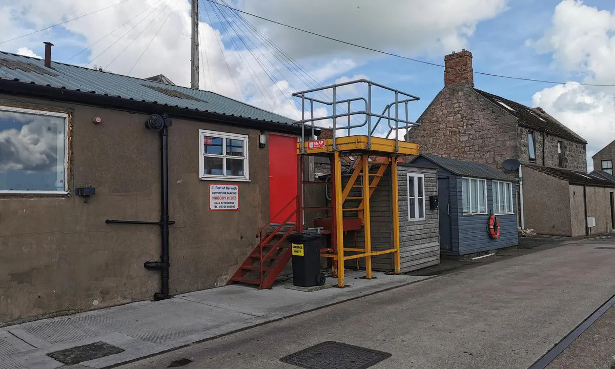 Berwick Harbour 1: {"base": "en", "no": "Inngang til toaletter og dusjer.\nHavnesjefen vil gi deg en n\u00f8kkel.\nRengj\u00f8res hver dag, brukes p\u00e5 kvelden av lastebilsj\u00e5f\u00f8rer som betaler for parkering i havneomr\u00e5det om natten.", "se": "Ing\u00e5ng till toaletter och duschar.<br>Hamnv\u00e4rden ger dig en nyckel.<br>Reng\u00f6rs varje dag, anv\u00e4nds p\u00e5 kv\u00e4llen av lastbilschauff\u00f6rer som betalar f\u00f6r parkering i hamnomr\u00e5det \u00f6ver natten.", "en": "Entrance to toilets and showers.\r\nHarbour master will give you a key.\r\nCleaned every day, are used in the evening from truck-drivers which pay for parking in Harbour area during the night", "da": "Indgang til toiletter og brusere.\nHavnefogeden vil give dig en n\u00f8gle.\nReng\u00f8res hver dag, bruges om aftenen af lastbilchauff\u00f8rer, som betaler for parkering i havneomr\u00e5det om natten.", "fr": "Entr\u00e9e des toilettes et des douches. Le ma\u00eetre du port vous donnera une cl\u00e9. Nettoy\u00e9es tous les jours, elles sont utilis\u00e9es le soir par les chauffeurs de camion qui payent pour se garer dans la zone portuaire pendant la nuit.", "de": "Eingang zu Toiletten und Duschen.<br>Der Hafenmeister wird Ihnen einen Schl\u00fcssel geben.<br>Jeden Tag gereinigt, werden sie abends von Lkw-Fahrern genutzt, die nachts f\u00fcr das Parken im Hafenbereich bezahlen.", "es": "Entrada a los aseos y duchas.<br>El capit\u00e1n del puerto le dar\u00e1 una llave.<br>Se limpian todos los d\u00edas, y son utilizados por los camioneros por la tarde, quienes pagan por estacionar en el \u00e1rea del puerto durante la noche.", "it": "Ingresso ai servizi igienici e docce. Il capitano del porto ti dar\u00e0 una chiave. Puliti ogni giorno, vengono utilizzati la sera dai camionisti che pagano per parcheggiare nell'area del porto durante la notte.", "pt": "Entrada para os banheiros e chuveiros. O capit\u00e3o do porto lhe dar\u00e1 uma chave. Limpos todos os dias, s\u00e3o usados \u00e0 noite por caminhoneiros que pagam pelo estacionamento na \u00e1rea do porto durante a noite.", "nl": "Ingang naar toiletten en douches.<br>De havenmeester geeft u een sleutel.<br>Dagelijks schoongemaakt, worden 's avonds gebruikt door vrachtwagenchauffeurs die 's nachts in het havengebied betalen voor parkeren.", "pl": "Wej\u015bcie do toalet i prysznic\u00f3w. Bosman portu wr\u0119czy Pa\u0144stwu klucz. Sprz\u0105tane codziennie, wieczorem korzystaj\u0105 z nich kierowcy ci\u0119\u017car\u00f3wek, kt\u00f3rzy p\u0142ac\u0105 za parkowanie na terenie portu w nocy.", "uk": "\u0412\u0445\u0456\u0434 \u0434\u043e \u0442\u0443\u0430\u043b\u0435\u0442\u0456\u0432 \u0442\u0430 \u0434\u0443\u0448\u043e\u0432\u0438\u0445.<br>\u0413\u0430\u0440\u0431\u043e\u0440 \u041c\u0430\u0441\u0442\u0435\u0440 \u043d\u0430\u0434\u0430\u0441\u0442\u044c \u0432\u0430\u043c \u043a\u043b\u044e\u0447.<br>\u041f\u0440\u0438\u0431\u0438\u0440\u0430\u044e\u0442\u044c\u0441\u044f \u0449\u043e\u0434\u043d\u044f, \u0432\u0432\u0435\u0447\u0435\u0440\u0456 \u043a\u043e\u0440\u0438\u0441\u0442\u0443\u044e\u0442\u044c\u0441\u044f \u0432\u043e\u0434\u0456\u0457 \u0432\u0430\u043d\u0442\u0430\u0436\u0456\u0432\u043e\u043a, \u0449\u043e \u043f\u043b\u0430\u0442\u044f\u0442\u044c \u0437\u0430 \u043f\u0430\u0440\u043a\u0443\u0432\u0430\u043d\u043d\u044f \u0443 \u0433\u0430\u0432\u0430\u043d\u0456 \u0432\u043d\u043e\u0447\u0456.", "ro": "Intrarea la toalete \u0219i du\u0219uri. Maestrul portului v\u0103 va da o cheie. Cur\u0103\u021bat \u00een fiecare zi, sunt folosite seara de \u0219oferii de camioane care pl\u0103tesc pentru parcare \u00een zona portului \u00een timpul nop\u021bii.", "tr": "Tuvaletler ve du\u015flara giri\u015f. <br> Liman m\u00fcd\u00fcr\u00fc size bir anahtar verecek. <br> Her g\u00fcn temizlenir, gece boyunca Liman alan\u0131nda park i\u00e7in \u00f6deme yapan kamyon \u015fof\u00f6rleri taraf\u0131ndan ak\u015famlar\u0131 kullan\u0131l\u0131r.", "el": "\u0395\u03af\u03c3\u03bf\u03b4\u03bf\u03c2 \u03c3\u03c4\u03b9\u03c2 \u03c4\u03bf\u03c5\u03b1\u03bb\u03ad\u03c4\u03b5\u03c2 \u03ba\u03b1\u03b9 \u03c4\u03b1 \u03bd\u03c4\u03bf\u03c5\u03c2.<br>\u039f \u03bb\u03b9\u03bc\u03b5\u03bd\u03ac\u03c1\u03c7\u03b7\u03c2 \u03b8\u03b1 \u03c3\u03b1\u03c2 \u03b4\u03ce\u03c3\u03b5\u03b9 \u03ad\u03bd\u03b1 \u03ba\u03bb\u03b5\u03b9\u03b4\u03af.<br>\u039a\u03b1\u03b8\u03b1\u03c1\u03af\u03b6\u03bf\u03bd\u03c4\u03b1\u03b9 \u03ba\u03ac\u03b8\u03b5 \u03bc\u03ad\u03c1\u03b1, \u03c7\u03c1\u03b7\u03c3\u03b9\u03bc\u03bf\u03c0\u03bf\u03b9\u03bf\u03cd\u03bd\u03c4\u03b1\u03b9 \u03c4\u03bf \u03b2\u03c1\u03ac\u03b4\u03c5 \u03b1\u03c0\u03cc \u03c4\u03bf\u03c5\u03c2 \u03bf\u03b4\u03b7\u03b3\u03bf\u03cd\u03c2 \u03c6\u03bf\u03c1\u03c4\u03b7\u03b3\u03ce\u03bd \u03bf\u03b9 \u03bf\u03c0\u03bf\u03af\u03bf\u03b9 \u03c0\u03bb\u03b7\u03c1\u03ce\u03bd\u03bf\u03c5\u03bd \u03b3\u03b9\u03b1 \u03c3\u03c4\u03ac\u03b8\u03bc\u03b5\u03c5\u03c3\u03b7 \u03c3\u03c4\u03b7\u03bd \u03c0\u03b5\u03c1\u03b9\u03bf\u03c7\u03ae \u03c4\u03bf\u03c5 \u03bb\u03b9\u03bc\u03b1\u03bd\u03b9\u03bf\u03cd \u03ba\u03b1\u03c4\u03ac \u03c4\u03b7 \u03b4\u03b9\u03ac\u03c1\u03ba\u03b5\u03b9\u03b1 \u03c4\u03b7\u03c2 \u03bd\u03cd\u03c7\u03c4\u03b1\u03c2.", "cs": "Vchod na toalety a sprchy. P\u0159\u00edstavn\u00ed mistr v\u00e1m p\u0159ed\u00e1 kl\u00ed\u010d. Ukl\u00edzeno denn\u011b, ve\u010der pou\u017e\u00edv\u00e1no \u0159idi\u010di kamion\u016f, kte\u0159\u00ed plat\u00ed za parkov\u00e1n\u00ed v oblasti p\u0159\u00edstavu b\u011bhem noci.", "hu": "Bemenet a WC-khez \u00e9s zuhanyz\u00f3khoz.<br>A kik\u00f6t\u0151mester ad egy kulcsot.<br>Minden nap takar\u00edtj\u00e1k, este a teheraut\u00f3-sof\u0151r\u00f6k haszn\u00e1lj\u00e1k, akik \u00e9jszaka a kik\u00f6t\u0151 ter\u00fclet\u00e9n parkolnak \u00e9s ez\u00e9rt fizetnek.", "fi": "Sis\u00e4\u00e4nk\u00e4ynti vessoihin ja suihkuihin. Satamamestari antaa sinulle avaimen. Siivotaan joka p\u00e4iv\u00e4, iltaisin k\u00e4ytt\u00e4v\u00e4t kuorma-autonkuljettajat, jotka maksavat pys\u00e4k\u00f6innist\u00e4 satama-alueella y\u00f6ll\u00e4.", "bg": "\u0412\u0445\u043e\u0434 \u043a\u044a\u043c \u0442\u043e\u0430\u043b\u0435\u0442\u043d\u0438\u0442\u0435 \u0438 \u0434\u0443\u0448\u043e\u0432\u0435\u0442\u0435.<br> \u041f\u0440\u0438\u0441\u0442\u0430\u043d\u0438\u0449\u043d\u0438\u044f\u0442 \u043a\u0430\u043f\u0438\u0442\u0430\u043d \u0449\u0435 \u0432\u0438 \u0434\u0430\u0434\u0435 \u043a\u043b\u044e\u0447.<br>\u041f\u043e\u0447\u0438\u0441\u0442\u0432\u0430\u0442 \u0441\u0435 \u0432\u0441\u0435\u043a\u0438 \u0434\u0435\u043d, \u0438\u0437\u043f\u043e\u043b\u0437\u0432\u0430\u0442 \u0441\u0435 \u0432\u0435\u0447\u0435\u0440 \u043e\u0442 \u0448\u043e\u0444\u044c\u043e\u0440\u0438 \u043d\u0430 \u043a\u0430\u043c\u0438\u043e\u043d\u0438, \u043a\u043e\u0438\u0442\u043e \u043f\u043b\u0430\u0449\u0430\u0442 \u0437\u0430 \u043f\u0430\u0440\u043a\u0438\u0440\u0430\u043d\u0435 \u0432 \u043f\u0440\u0438\u0441\u0442\u0430\u043d\u0438\u0449\u043d\u0430\u0442\u0430 \u0437\u043e\u043d\u0430 \u043f\u0440\u0435\u0437 \u043d\u043e\u0449\u0442\u0430.", "sr": "\u0423\u043b\u0430\u0437 \u0443 \u0442\u043e\u0430\u043b\u0435\u0442\u0435 \u0438 \u0442\u0443\u0448\u0435\u0432\u0435.<br>\u041b\u0443\u0447\u043a\u0438 \u043a\u0430\u043f\u0435\u0442\u0430\u043d \u045b\u0435 \u0432\u0430\u043c \u0434\u0430\u0442\u0438 \u043a\u0459\u0443\u0447.<br>\u0427\u0438\u0441\u0442\u0435 \u0441\u0435 \u0441\u0432\u0430\u043a\u0438 \u0434\u0430\u043d, \u043a\u043e\u0440\u0438\u0441\u0442\u0435 \u0438\u0445 \u0443\u0432\u0435\u0447\u0435 \u0432\u043e\u0437\u0430\u0447\u0438 \u043a\u0430\u043c\u0438\u043e\u043d\u0430 \u043a\u043e\u0458\u0438 \u043f\u043b\u0430\u045b\u0430\u0458\u0443 \u0437\u0430 \u043f\u0430\u0440\u043a\u0438\u043d\u0433 \u0443 \u043b\u0443\u0446\u0438 \u0442\u043e\u043a\u043e\u043c \u043d\u043e\u045b\u0438.", "et": "Sissep\u00e4\u00e4s tualettidesse ja du\u0161iruumidesse.<br>Sadamakapten annab teile v\u00f5tme.<br>Koristatakse iga p\u00e4ev, \u00f5htuti kasutavad neid veoautojuhid, kes maksavad sadamaalal parkimise eest \u00f6\u00f6sel.", "lv": "Ieeja tualet\u0113s un du\u0161\u0101s. Ostas p\u0101rvaldnieks jums nodro\u0161in\u0101s atsl\u0113gu. T\u012bra katru dienu, tiek izmantota vakar\u0101 no kravas autovad\u012bt\u0101jiem, kas maks\u0101 par st\u0101vvietu ostas teritorij\u0101 nakts laik\u0101.", "lt": "\u012e\u0117jimas \u012f tualetus ir du\u0161us. Uosto kapitonas suteiks jums rakt\u0105. Valomi kasdien, vakare naudojami sunkve\u017eimi\u0173 vairuotoj\u0173, kurie per nakt\u012f moka u\u017e parkavim\u0105 uosto teritorijoje."}