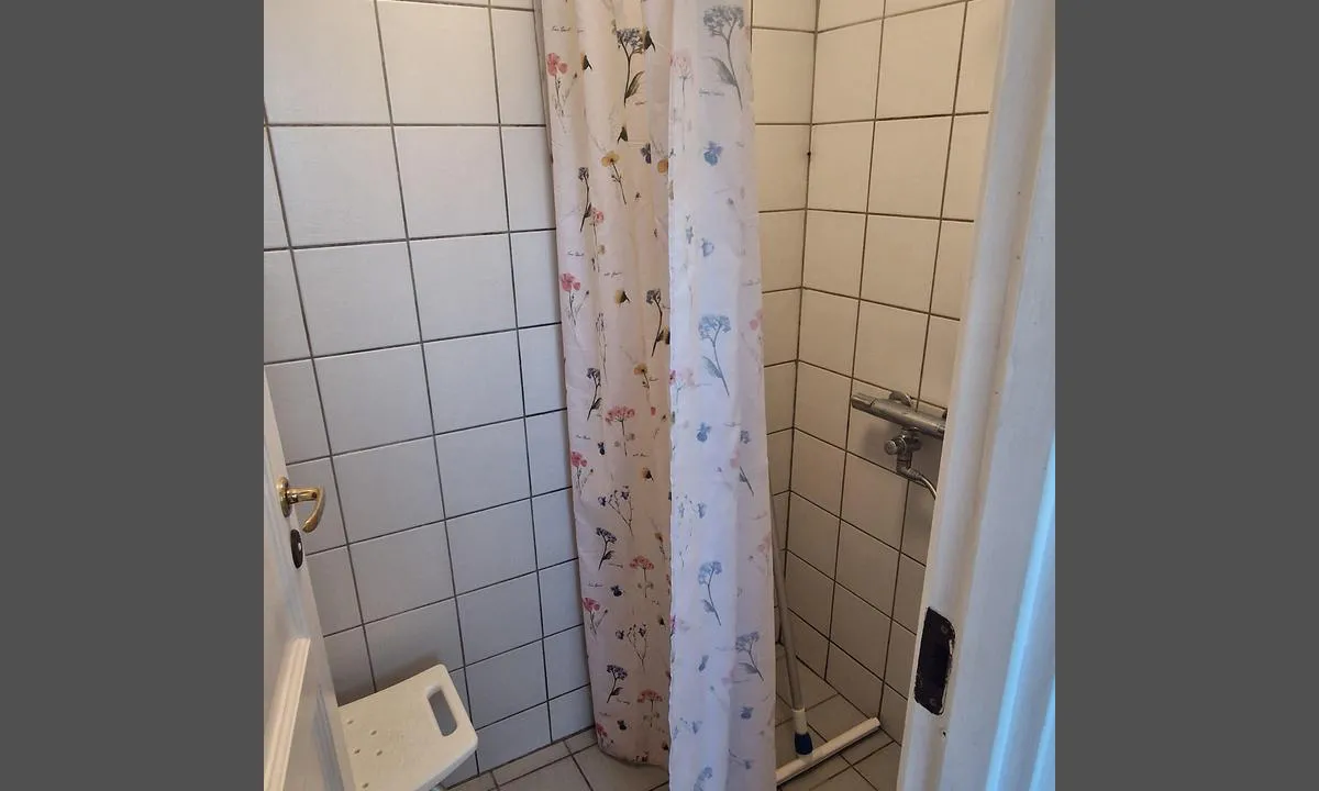 Bisserup Havn: {"base": "en", "no": "2 unisex dusjkabiner. Veldig rene og inkludert i avgiften.", "se": "2 unisex duschkabiner. Mycket rena och ing\u00e5r i avgiften.", "en": "2 unisex showercabins. Very clean and included in the fee.", "da": "2 unisex brusekabiner. Meget rene og inkluderet i gebyret.", "fr": "2 cabines de douche unisexes. Tr\u00e8s propres et incluses dans les frais.", "de": "2 Unisex-Duschkabinen. Sehr sauber und im Preis inbegriffen.", "es": "2 cabinas de ducha unisex. Muy limpias y incluidas en la tarifa.", "it": "2 cabine doccia unisex. Molto pulite e incluse nella tariffa.", "pt": "2 cabines de duche unissexo. Muito limpas e inclu\u00eddas na taxa.", "nl": "2 unisex douchecabines. Zeer schoon en inbegrepen in de prijs.", "pl": "2 kabiny prysznicowe unisex. Bardzo czyste i wliczone w op\u0142at\u0119.", "uk": "2 \u0434\u0443\u0448\u043e\u0432\u0456 \u043a\u0430\u0431\u0456\u043d\u0438 \u0443\u043d\u0456\u0441\u0435\u043a\u0441. \u0414\u0443\u0436\u0435 \u0447\u0438\u0441\u0442\u0456 \u0456 \u0432\u043a\u043b\u044e\u0447\u0435\u043d\u0456 \u0443 \u0432\u0430\u0440\u0442\u0456\u0441\u0442\u044c.", "ro": "2 cabine de du\u0219 unisex. Foarte curate \u0219i incluse \u00een tarif.", "tr": "2 unisex du\u015f kabini. \u00c7ok temiz ve \u00fccrete dahildir.", "el": "2 \u03bd\u03c4\u03bf\u03c5\u03c2 \u03b3\u03b9\u03b1 \u03cc\u03bb\u03b1 \u03c4\u03b1 \u03c6\u03cd\u03bb\u03b1. \u03a0\u03bf\u03bb\u03cd \u03ba\u03b1\u03b8\u03b1\u03c1\u03ac \u03ba\u03b1\u03b9 \u03c0\u03b5\u03c1\u03b9\u03bb\u03b1\u03bc\u03b2\u03ac\u03bd\u03bf\u03bd\u03c4\u03b1\u03b9 \u03c3\u03c4\u03bf \u03ba\u03cc\u03c3\u03c4\u03bf\u03c2.", "cs": "2 unisex sprchov\u00e9 kabiny. Velmi \u010dist\u00e9 a zahrnut\u00e9 v poplatku.", "hu": "2 uniszex zuhanyz\u00f3f\u00fclke. Nagyon tiszta \u00e9s benne van a d\u00edjban.", "fi": "2 unisex-suihkukoppia. Eritt\u00e4in siistit ja sis\u00e4ltyv\u00e4t hintaan.", "bg": "2 \u043e\u0431\u0449\u0438 \u0434\u0443\u0448\u043a\u0430\u0431\u0438\u043d\u0438. \u041c\u043d\u043e\u0433\u043e \u0447\u0438\u0441\u0442\u0438 \u0438 \u0432\u043a\u043b\u044e\u0447\u0435\u043d\u0438 \u0432 \u0442\u0430\u043a\u0441\u0430\u0442\u0430.", "sr": "2 uniseks tu\u0161 kabine. Veoma \u010disto i uklju\u010deno u cenu.", "et": "2 unisex du\u0161ikabiini. V\u00e4ga puhtad ja hinna sees.", "lv": "2 dzimumu neitr\u0101las du\u0161as kab\u012bnes. \u013boti t\u012bras un iek\u013cautas maks\u0101.", "lt": "2 unisex du\u0161o kabinos. Labai \u0161varios ir \u012fskai\u010diuotos \u012f mokest\u012f."}