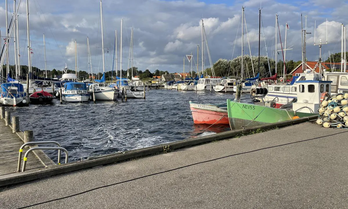 Bisserup Havn: {"base": "en", "no": "Utsikt fra ytre brygge, hvor Giesst Berthold ligger langskips. Ikke anbefalt ved sterk vestavind", "se": "Utsikt fr\u00e5n den yttre piren, d\u00e4r giesst Berthold l\u00e4ngsmed. Ej rekommenderat vid starka v\u00e4stvindar", "en": "View from the outer Pier, where giesst Berthold alongside. Not recommended when strong westerlies", "da": "Udsigt fra ydermolen, hvor giesst Berthold l\u00e6gger til ved siden af. Ikke anbefalet ved kraftig vestenvind", "fr": "Vue depuis la jet\u00e9e ext\u00e9rieure, o\u00f9 mouille Berthold \u00e0 couple. Non recommand\u00e9 par vent fort d'ouest", "de": "Blick von der \u00e4u\u00dferen Pier, wo der Schlepper Berthold l\u00e4ngsseits liegt. Nicht empfohlen bei starkem Westwind", "es": "Vista desde el muelle exterior, donde atraca Berthold al costado. No recomendado con fuertes vientos del oeste", "it": "Vista dal molo esterno, dove ormeggia Berthold accanto. Non raccomandato con forti venti da ovest", "pt": "Vista do Cais exterior, onde Berthold amarra ao lado. N\u00e3o recomendado com ventos fortes de oeste", "nl": "Uitzicht vanaf de buitenpier, waar Berthold langszij ligt. Niet aanbevolen bij sterke westenwinden.", "pl": "Widok z zewn\u0119trznego pomostu, gdzie cumuje Berthold. Nie zalecane przy silnych wiatrach zachodnich", "uk": "\u0412\u0438\u0434 \u0437 \u0437\u043e\u0432\u043d\u0456\u0448\u043d\u044c\u043e\u0433\u043e \u043f\u0456\u0440\u0441\u0443, \u0434\u0435 \u0448\u0432\u0430\u0440\u0442\u0443\u0454\u0442\u044c\u0441\u044f \u0411\u0435\u0440\u0433\u043e\u043b\u044c\u0434. \u041d\u0435 \u0440\u0435\u043a\u043e\u043c\u0435\u043d\u0434\u0443\u0454\u0442\u044c\u0441\u044f \u043f\u0440\u0438 \u0441\u0438\u043b\u044c\u043d\u0438\u0445 \u0437\u0430\u0445\u0456\u0434\u043d\u0438\u0445 \u0432\u0456\u0442\u0440\u0430\u0445", "ro": "Vedere de pe debarcaderul exterior, unde se afl\u0103 acostatul Berthold. Nu este recomandat \u00een caz de v\u00e2nturi puternice din vest", "tr": "D\u0131\u015f iskeleden g\u00f6r\u00fcn\u00fcm, Berthold'un yana\u015ft\u0131\u011f\u0131 yer. G\u00fc\u00e7l\u00fc bat\u0131 r\u00fczgarlar\u0131nda \u00f6nerilmez.", "el": "\u0398\u03ad\u03b1 \u03b1\u03c0\u03cc \u03c4\u03b7\u03bd \u03b5\u03be\u03c9\u03c4\u03b5\u03c1\u03b9\u03ba\u03ae \u03c0\u03c1\u03bf\u03b2\u03bb\u03ae\u03c4\u03b1, \u03cc\u03c0\u03bf\u03c5 \u03b4\u03ad\u03bd\u03b5\u03b9 \u03bf Berthold \u03c0\u03b1\u03c1\u03ac\u03bb\u03bb\u03b7\u03bb\u03b1. \u0394\u03b5\u03bd \u03c3\u03c5\u03bd\u03b9\u03c3\u03c4\u03ac\u03c4\u03b1\u03b9 \u03cc\u03c4\u03b1\u03bd \u03c6\u03c5\u03c3\u03bf\u03cd\u03bd \u03b9\u03c3\u03c7\u03c5\u03c1\u03bf\u03af \u03b4\u03c5\u03c4\u03b9\u03ba\u03bf\u03af \u03ac\u03bd\u03b5\u03bc\u03bf\u03b9.", "cs": "Pohled z vn\u011bj\u0161\u00edho mola, kde Berthold kotv\u00ed vedle. Nedoporu\u010duje se p\u0159i siln\u00e9m z\u00e1padn\u00edm v\u011btru.", "hu": "Kil\u00e1t\u00e1s a k\u00fcls\u0151 m\u00f3l\u00f3r\u00f3l, ahol Berthold mellett k\u00f6thet ki. Er\u0151s nyugati sz\u00e9l eset\u00e9n nem aj\u00e1nlott.", "fi": "N\u00e4kym\u00e4 ulommalta laiturilta, jossa Berthold on kylkikiinnityksess\u00e4. Ei suositella voimakkaiden l\u00e4nsituulten vallitessa", "bg": "\u0418\u0437\u0433\u043b\u0435\u0434 \u043e\u0442 \u0432\u044a\u043d\u0448\u043d\u0438\u044f \u043a\u0435\u0439, \u043a\u044a\u0434\u0435\u0442\u043e \u043e\u0431\u0438\u043a\u043d\u043e\u0432\u0435\u043d\u043e \u0430\u043a\u043e\u0441\u0442\u0438\u0440\u0430 \u0411\u0435\u0440\u0442\u043e\u0443\u043b\u0434. \u041d\u0435 \u0441\u0435 \u043f\u0440\u0435\u043f\u043e\u0440\u044a\u0447\u0432\u0430 \u043f\u0440\u0438 \u0441\u0438\u043b\u043d\u0438 \u0437\u0430\u043f\u0430\u0434\u043d\u0438 \u0432\u0435\u0442\u0440\u043e\u0432\u0435.", "sr": "\u041f\u043e\u0433\u043b\u0435\u0434 \u0441\u0430 \u0441\u043f\u043e\u0459\u045a\u0435\u0433 \u043f\u0440\u0438\u0441\u0442\u0430\u043d\u0438\u0448\u0442\u0430, \u0433\u0434\u0435 \u0411\u043e\u0440\u0438\u0441 \u0443\u043f\u043b\u043e\u0432\u0459\u0430\u0432\u0430 \u0443\u0437 \u043e\u0431\u0430\u043b\u0443. \u041d\u0435 \u043f\u0440\u0435\u043f\u043e\u0440\u0443\u0447\u0443\u0458\u0435 \u0441\u0435 \u043a\u0430\u0434\u0430 \u0434\u0443\u0432\u0430\u0458\u0443 \u0458\u0430\u043a\u0438 \u0437\u0430\u043f\u0430\u0434\u043d\u0438 \u0432\u0435\u0442\u0440\u043e\u0432\u0438", "et": "Vaade v\u00e4lispierilt, kus Berthold k\u00f5rvale suundub. Tugevate l\u00e4\u00e4nekaarte tuulte puhul ei ole soovitatav", "lv": "Skats no \u0101r\u0113j\u0101 mola, kur Berthold piest\u0101j l\u012bdz\u0101s. Nav ieteicams stipros rietumv\u0113jos", "lt": "Vaizdas i\u0161 i\u0161orin\u0117s prieplaukos, kur \u0161vartuojasi Berthold \u0161alia. Nerekomenduojama, kai yra stipr\u016bs vakar\u0173 v\u0117jai"}
