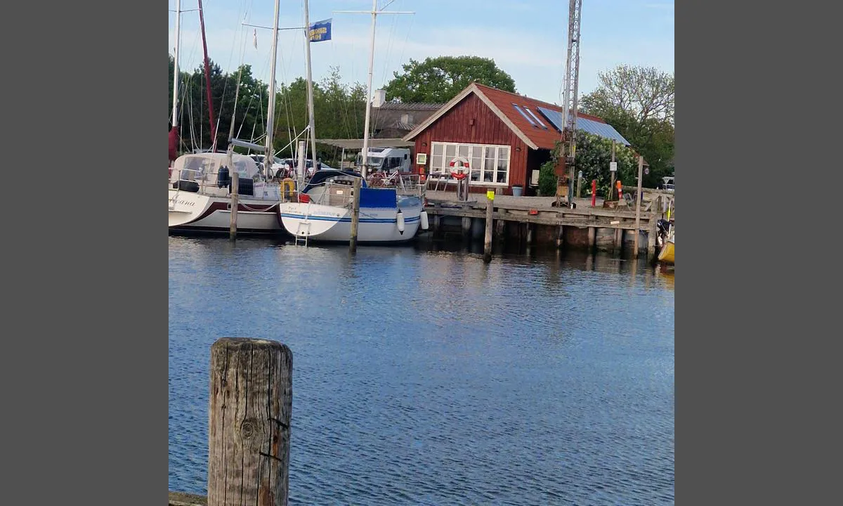 Bisserup Havn: {"base": "en", "no": "Havne\u200b\u200bkontor med toaletter, dusjer.", "se": "Hamnkontor med toaletter, duschar.", "en": "Harbour office with toilets, showers.", "da": "Havnekontor med toiletter, brusebad.", "fr": "Bureau du port avec toilettes, douches.", "de": "Hafenb\u00fcro mit Toiletten, Duschen.", "es": "Oficina del puerto con ba\u00f1os y duchas.", "it": "Ufficio del porto con servizi igienici, docce.", "pt": "Escrit\u00f3rio do porto com banheiros, chuveiros.", "nl": "Havenkantoor met toiletten, douches.", "pl": "Biuro portu z toaletami, prysznicami.", "uk": "\u0413\u0430\u0432\u0430\u043d\u044c \u043e\u0444\u0456\u0441 \u0437 \u0442\u0443\u0430\u043b\u0435\u0442\u0430\u043c\u0438 \u0456 \u0434\u0443\u0448\u0430\u043c\u0438.", "ro": "Biroul portuar cu toalete, du\u0219uri.", "tr": "Liman ofisi, tuvaletler, du\u015flar.", "el": "\u039b\u03b9\u03bc\u03b5\u03bd\u03b1\u03c1\u03c7\u03b5\u03af\u03bf \u03bc\u03b5 \u03c4\u03bf\u03c5\u03b1\u03bb\u03ad\u03c4\u03b5\u03c2, \u03bd\u03c4\u03bf\u03c5\u03c2.", "cs": "P\u0159\u00edstavn\u00ed kancel\u00e1\u0159 s toaletami, sprchami.", "hu": "Kik\u00f6t\u0151iroda mell\u00e9khelyis\u00e9gekkel, zuhanyz\u00f3kkal.", "fi": "Satamatoimisto, jossa on wc:t ja suihkut.", "bg": "\u041e\u0444\u0438\u0441 \u043d\u0430 \u043f\u0440\u0438\u0441\u0442\u0430\u043d\u0438\u0449\u0435\u0442\u043e \u0441\u044a\u0441 \u0442\u043e\u0430\u043b\u0435\u0442\u043d\u0438 \u0438 \u0434\u0443\u0448\u043e\u0432\u0435.", "sr": "Lu\u010dki ured sa toaletima, tu\u0161evima.", "et": "Sadama kontor koos tualettide ja du\u0161iruumidega.", "lv": "Ostas birojs ar tualet\u0113m, du\u0161\u0101m.", "lt": "Uosto biuras su tualetais, du\u0161ais."}