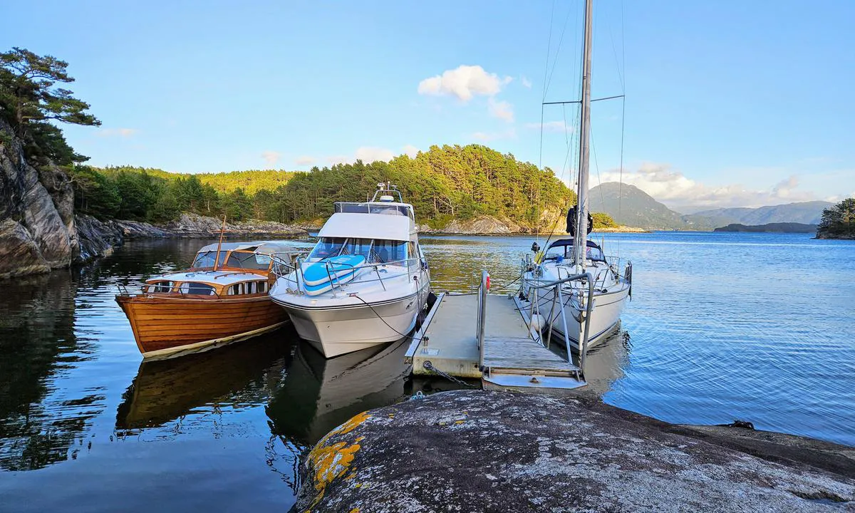 Bjellebøvågen bukt: {"base": "no", "no": "Solid flytebrygge i betong, ca 10 m lang. Grei dybde, ca 2.3 m ved lavvann.", "se": "Solid flytbrygga i betong, ca 10 m l\u00e5ng. Bra djup, ca 2,3 m vid l\u00e5gvatten.", "en": "Solid floating dock made of concrete, approximately 10 m long. Adequate depth, about 2.3 m at low tide.", "da": "Solid flydebro i beton, ca. 10 m lang. Fornuftig dybde, ca. 2,3 m ved lavvande.", "fr": "Quai flottant solide en b\u00e9ton, environ 10 m de long. Profondeur ad\u00e9quate, environ 2,3 m \u00e0 mar\u00e9e basse.", "de": "Solide Schwimmsteganlage aus Beton, ca. 10 m lang. G\u00fcnstige Tiefe, ca. 2,3 m bei Niedrigwasser.", "es": "Muelle flotante s\u00f3lido de concreto, de aproximadamente 10 m de largo. Profundidad aceptable, aproximadamente 2.3 m en marea baja.", "it": "Solido pontile galleggiante in cemento, lungo circa 10 m. Profondit\u00e0 adeguata, circa 2,3 m con la bassa marea.", "pt": "Cais flutuante s\u00f3lido em concreto, cerca de 10 m de comprimento. Profundidade adequada, cerca de 2,3 m na mar\u00e9 baixa.", "nl": "Solide betonnen drijvende steiger, ongeveer 10 m lang. Redelijke diepte, ongeveer 2,3 m bij laag water.", "pl": "Solidny p\u0142ywaj\u0105cy pomost betonowy, d\u0142ugo\u015b\u0107 oko\u0142o 10 m. Odpowiednia g\u0142\u0119boko\u015b\u0107, oko\u0142o 2,3 m przy niskim stanie wody.", "uk": "\u0421\u0443\u0446\u0456\u043b\u044c\u043d\u0430 \u043f\u043b\u0430\u0432\u0443\u0447\u0430 \u0431\u0435\u0442\u043e\u043d\u043d\u0430 \u043f\u0440\u0438\u0441\u0442\u0430\u043d\u044c, \u043f\u0440\u0438\u0431\u043b\u0438\u0437\u043d\u043e 10 \u043c \u0437\u0430\u0432\u0434\u043e\u0432\u0436\u043a\u0438. \u041d\u0430\u043b\u0435\u0436\u043d\u0430 \u0433\u043b\u0438\u0431\u0438\u043d\u0430, \u043f\u0440\u0438\u0431\u043b\u0438\u0437\u043d\u043e 2,3 \u043c \u043f\u0440\u0438 \u0432\u0456\u0434\u043f\u043b\u0438\u0432\u0456.", "ro": "Solid ponton plutitor din beton, de aproximativ 10 m lungime. Ad\u00e2ncime acceptabil\u0103, aproximativ 2.3 m la maree joas\u0103.", "tr": "Betonarme sa\u011flam bir y\u00fczer iskele, yakla\u015f\u0131k 10 m uzunlu\u011funda. Uygun derinlik, d\u00fc\u015f\u00fck su seviyesinde yakla\u015f\u0131k 2.3 m.", "el": "\u03a3\u03c4\u03b1\u03b8\u03b5\u03c1\u03ae \u03c0\u03bb\u03c9\u03c4\u03ae \u03c0\u03c1\u03bf\u03b2\u03bb\u03ae\u03c4\u03b1 \u03b1\u03c0\u03cc \u03c3\u03ba\u03c5\u03c1\u03cc\u03b4\u03b5\u03bc\u03b1, \u03c0\u03b5\u03c1\u03af\u03c0\u03bf\u03c5 10 \u03bc\u03ad\u03c4\u03c1\u03b1 \u03bc\u03b1\u03ba\u03c1\u03b9\u03ac. \u039a\u03b1\u03bb\u03ae \u03b2\u03ac\u03b8\u03bf\u03c2, \u03c0\u03b5\u03c1\u03af\u03c0\u03bf\u03c5 2,3 \u03bc\u03ad\u03c4\u03c1\u03b1 \u03c3\u03c4\u03bf \u03c7\u03b1\u03bc\u03b7\u03bb\u03cc \u03bd\u03b5\u03c1\u03cc.", "cs": "Pevn\u00e9 pontonov\u00e9 molo z betonu, cca 10 m dlouh\u00e9. P\u0159im\u011b\u0159en\u00e1 hloubka, cca 2,3 m p\u0159i odlivu.", "hu": "Szil\u00e1rd beton \u00fasz\u00f3m\u00f3l\u00f3, kb. 10 m hossz\u00fa. Megfelel\u0151 m\u00e9lys\u00e9g, ap\u00e1lykor kb. 2,3 m.", "fi": "Vankka betonista kelluva laituri, noin 10 m pitk\u00e4. Hyv\u00e4 syvyys, noin 2,3 m alavedell\u00e4.", "bg": "\u0421\u043e\u043b\u0438\u0434\u043d\u043e \u0431\u0435\u0442\u043e\u043d\u043d\u043e \u043f\u043b\u0430\u0432\u0430\u0449\u043e \u043f\u0440\u0438\u0441\u0442\u0430\u043d\u0438\u0449\u0435, \u0434\u044a\u043b\u0433\u043e \u043e\u043a\u043e\u043b\u043e 10 \u043c. \u0417\u0430\u0434\u043e\u0432\u043e\u043b\u0438\u0442\u0435\u043b\u043d\u0430 \u0434\u044a\u043b\u0431\u043e\u0447\u0438\u043d\u0430, \u043e\u043a\u043e\u043b\u043e 2.3 \u043c \u043f\u0440\u0438 \u043e\u0442\u043b\u0438\u0432.", "sr": "\u010cvrst plutaju\u0107i betonski gat, pribli\u017eno 10 m dug. Odgovaraju\u0107a dubina, oko 2,3 m pri oseci.", "et": "Tahke betoonist ujuvkai, umbes 10 m pikk. Hea s\u00fcgavus, umbes 2,3 m m\u00f5\u00f5na ajal.", "lv": "<p>Stingra peldo\u0161a betona piest\u0101tne, apm\u0113ram 10 m gara. Piem\u0113rots dzi\u013cums, apm\u0113ram 2,3 m pie b\u0113guma.</p>", "lt": "Tvirta betono pl\u016bduriuojanti prieplauka, apie 10 m ilgio. Pakankamas gylis, apie 2.3 m prie \u017eemo potvynio."}