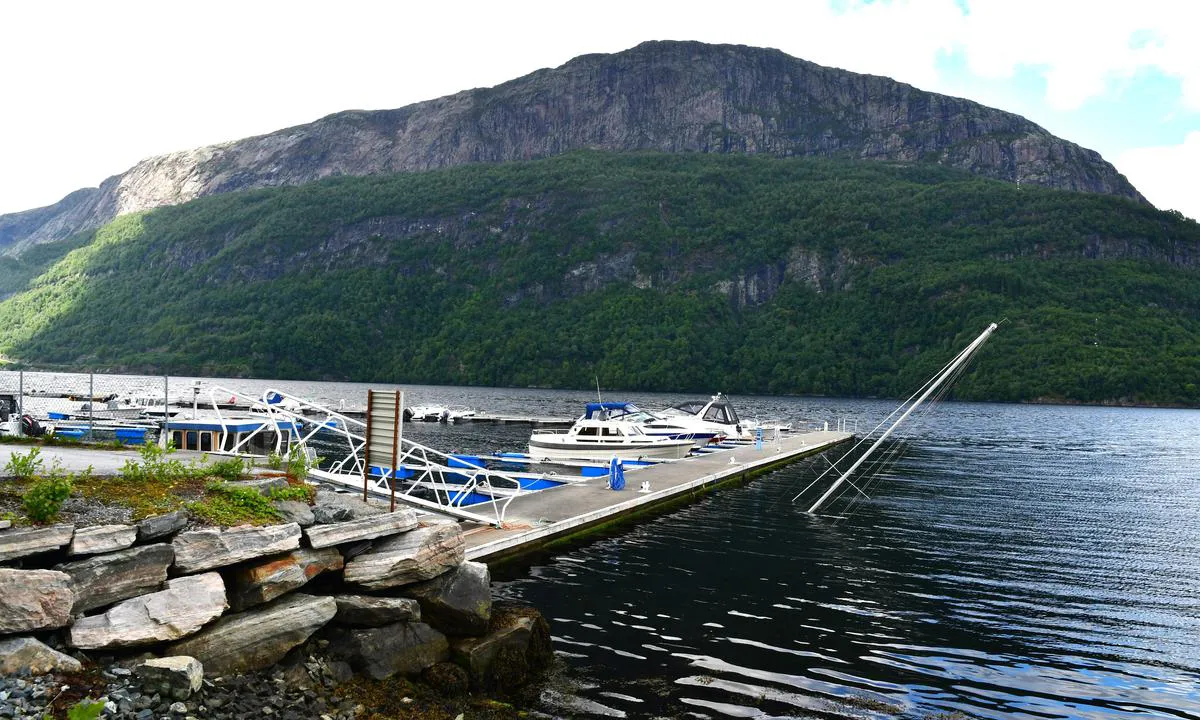 Bjergelandet Båthavn - Dale: {"base": "no", "no": "Gjestekai  OObs sunken b\u00e5t.", "se": "G\u00e4stbrygga <b>Obs</b> sjunken b\u00e5t.", "en": "Guest quay <br /> OObs sunken boat.", "da": "G\u00e6stekaj OObs sunket b\u00e5d."}