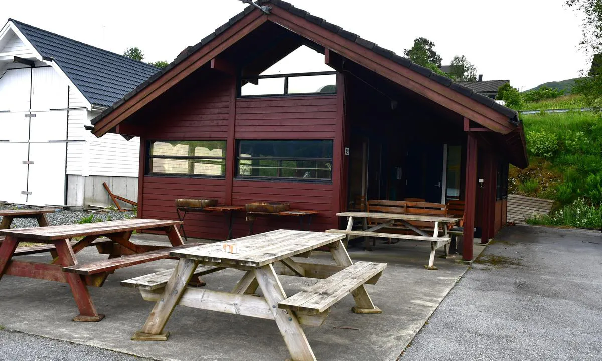 Bjergelandet Båthavn - Dale: {"base": "no", "no": "Grillplass.  Dusj, vaskemaskin t\u00f8rketrommel og toalett", "se": "Grillplats. <br> Dusch, tv\u00e4ttmaskin, torktumlare och toalett", "en": "Barbecue area. Shower, washing machine, dryer, and toilet", "da": "Grillplads. Bruser, vaskemaskine, t\u00f8rretumbler og toilet"}
