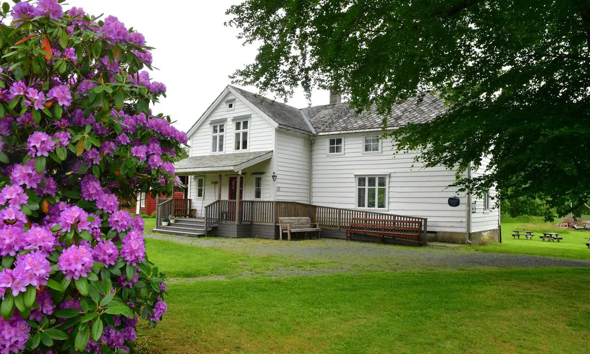 Bjergelandet Båthavn - Dale: {"base": "no", "no": "Klokkargarden i Dale. Her budde Jakob Sande", "se": "Klockarg\u00e5rden i Dale. H\u00e4r bodde Jakob Sande", "en": "Klokkargarden in Dale. Jakob Sande lived here.", "da": "Klokkerg\u00e5rden i Dale. Her boede Jakob Sande"}
