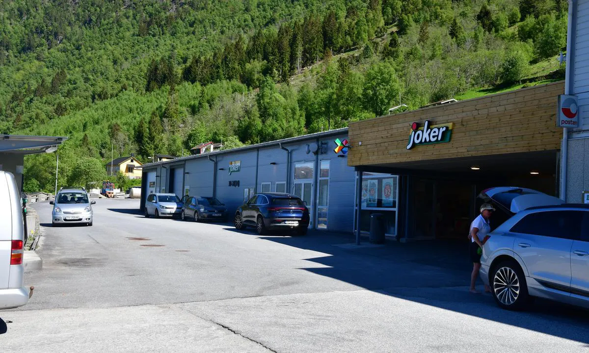 Bjordal: {"base": "en", "no": "Dagligvarebutikk og postkontor", "se": "Livsmedelsbutik och postkontor", "en": "Grocery store and post office", "da": "K\u00f8bmand og posthus"}