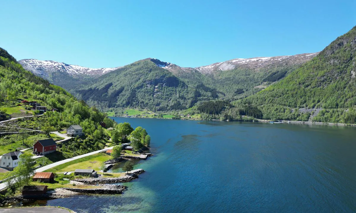Bjordal: {"base": "en", "no": "Utsikt mot s\u00f8r", "se": "Utsikt mot s\u00f6der", "en": "Wiev towards south", "da": "Udsigt mod syd"}