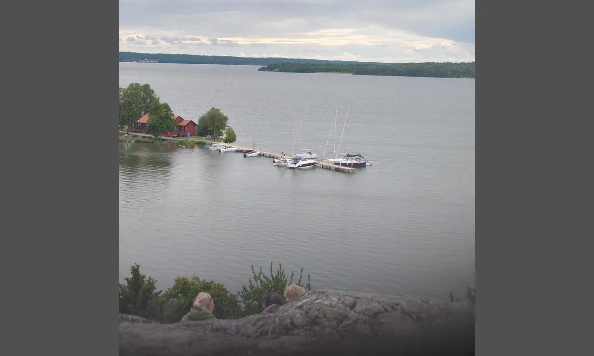 Björkö - Birka: Liten gästhamn, djupet 1-3 m är inte märkt på bryggan så gå in försiktigt.