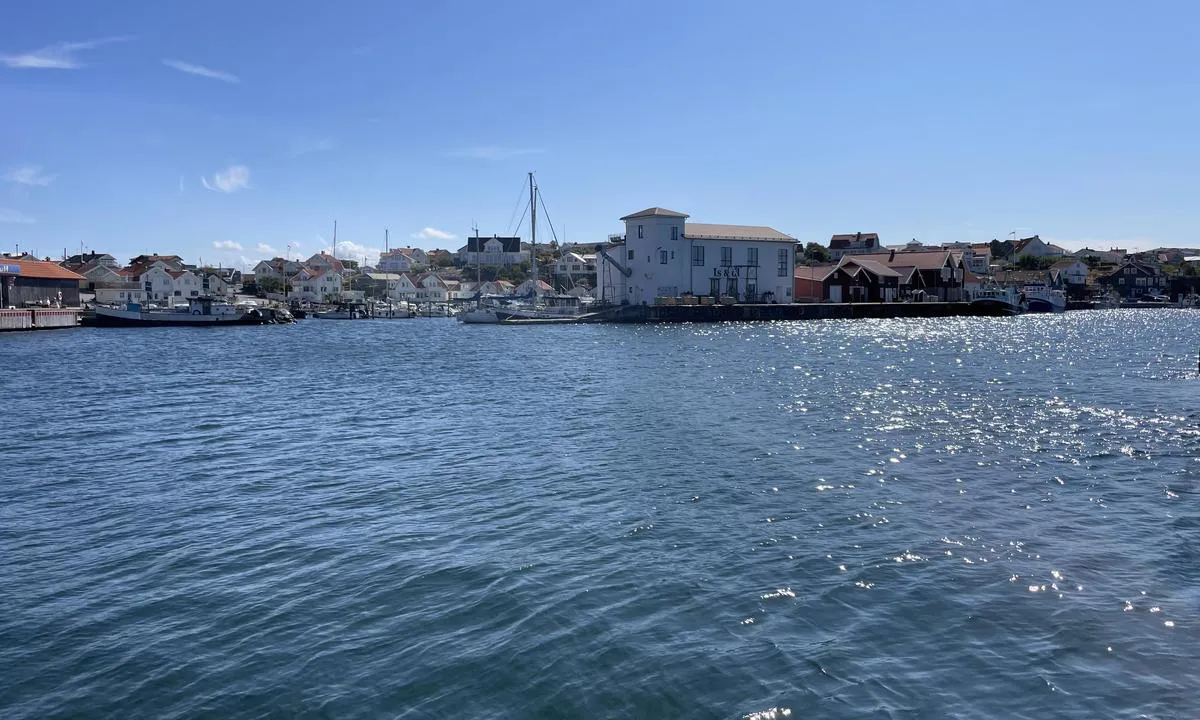 Björkö - Fiskehamnen: {"base": "se", "no": "Is-huset og \u00f8lbryggeriet", "se": "Ishuset och \u00f6lbryggeriet", "en": "The icehouse and brewery", "da": "Is huset og \u00f8lbryggeriet", "fr": "La glaci\u00e8re et la brasserie", "de": "Das Eishaus und die Brauerei", "es": "La f\u00e1brica de hielo y la cervecer\u00eda", "it": "La ghiacciaia e il birrificio", "pt": "O Armaz\u00e9m de Gelo e a Cervejaria", "nl": "Het ijsgebouw en de bierbrouwerij", "pl": "Lodownia i browar piwa", "uk": "\u041a\u0440\u0438\u0436\u0430\u043d\u0438\u0439 \u0431\u0443\u0434\u0438\u043d\u043e\u043a \u0442\u0430 \u043f\u0438\u0432\u043e\u0432\u0430\u0440\u043d\u044f", "ro": "Casa ghe\u021bii \u0219i ber\u0103ria", "tr": "Buzhane ve bira fabrikas\u0131", "el": "\u03a4\u03bf \u03c0\u03b1\u03b3\u03bf\u03c0\u03bf\u03b9\u03b5\u03af\u03bf \u03ba\u03b1\u03b9 \u03b7 \u03b6\u03c5\u03b8\u03bf\u03c0\u03bf\u03b9\u03af\u03b1", "cs": "Lednice a pivovar", "hu": "J\u00e9gh\u00e1z \u00e9s s\u00f6rf\u0151zde", "fi": "J\u00e4\u00e4halli ja panimo", "bg": "\u0421\u043a\u043b\u0430\u0434\u044a\u0442 \u0437\u0430 \u043b\u0435\u0434 \u0438 \u043f\u0438\u0432\u043e\u0432\u0430\u0440\u043d\u0430\u0442\u0430", "sr": "\u041b\u0435\u0434\u0430\u0440\u0430 \u0438 \u043f\u0438\u0432\u0430\u0440\u0430", "et": "J\u00e4\u00e4maja ja \u00f5llepruulikoda", "lv": "Ledusnams un alus dar\u012btava", "lt": "\u0160aldymo pastatas ir alaus darykla"}