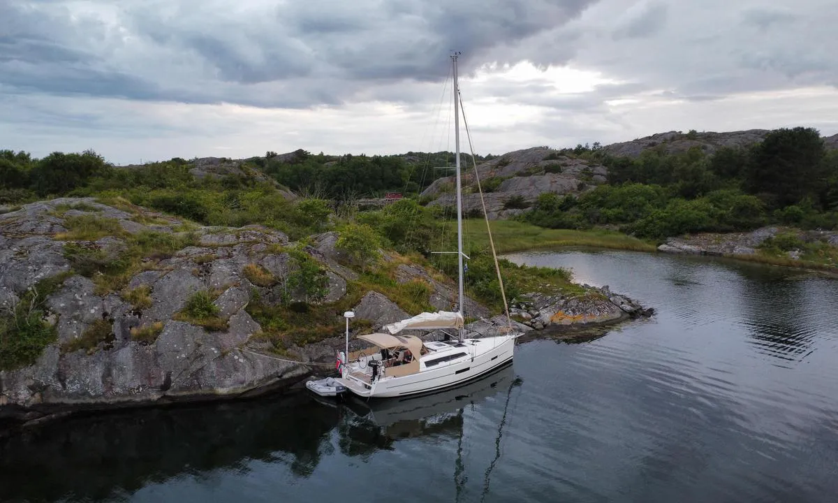 Björkö huvud - Store Holmen: {"base": "no", "no": "Muligheter for \u00e5 ligge longside p\u00e5 begge sider av holmen", "se": "M\u00f6jligheter att ligga l\u00e5ngsides p\u00e5 b\u00e5da sidor av holmen", "en": "Opportunities to moor alongside on both sides of the islet", "da": "Muligheder for at ligge longside p\u00e5 begge sider af holmen", "fr": "Possibilit\u00e9s de s'amarrer longside des deux c\u00f4t\u00e9s de l'ilot", "de": "M\u00f6glichkeiten zum Anlegen l\u00e4ngsseits auf beiden Seiten der Insel", "es": "Posibilidades de atracar de costado en ambos lados del islote", "it": "Possibilit\u00e0 di ormeggiare all'inglese su entrambi i lati dell'isolotto", "pt": "Possibilidades de atracar de lado em ambos os lados do ilh\u00e9u", "nl": "Mogelijkheden om langszij aan beide zijden van het eiland te liggen", "pl": "Mo\u017cliwo\u015bci cumowania longside po obu stronach wyspy", "uk": "\u041c\u043e\u0436\u043b\u0438\u0432\u043e\u0441\u0442\u0456 \u0448\u0432\u0430\u0440\u0442\u0443\u0432\u0430\u0442\u0438\u0441\u044f \u0431\u043e\u0440\u0442\u043e\u043c \u0437 \u043e\u0431\u043e\u0445 \u0431\u043e\u043a\u0456\u0432 \u043e\u0441\u0442\u0440\u043e\u0432\u0430", "ro": "Posibilit\u0103\u021bi de a acosta longside pe ambele p\u0103r\u021bi ale insulei", "tr": "Adan\u0131n her iki taraf\u0131nda da borda yana\u015fma imkan\u0131", "el": "\u0395\u03c5\u03ba\u03b1\u03b9\u03c1\u03af\u03b5\u03c2 \u03b3\u03b9\u03b1 \u03c0\u03bb\u03b1\u03b3\u03b9\u03bf\u03b4\u03ad\u03c4\u03b7\u03c3\u03b7 \u03ba\u03b1\u03b9 \u03c3\u03c4\u03b9\u03c2 \u03b4\u03cd\u03bf \u03c0\u03bb\u03b5\u03c5\u03c1\u03ad\u03c2 \u03c4\u03b7\u03c2 \u03bd\u03b7\u03c3\u03af\u03b4\u03b1\u03c2", "cs": "Mo\u017enosti kotven\u00ed pod\u00e9l obou stran ostr\u016fvku", "hu": "Lehet\u0151s\u00e9g van oldalra kik\u00f6tni a sziget mindk\u00e9t oldal\u00e1n", "fi": "Mahdollisuuksia kiinnitty\u00e4 longside-menetelm\u00e4ll\u00e4 kummallekin puolelle saarta", "bg": "\u0412\u044a\u0437\u043c\u043e\u0436\u043d\u043e\u0441\u0442\u0438 \u0437\u0430 \u0430\u043a\u043e\u0441\u0442\u0438\u0440\u0430\u043d\u0435 \u0434\u044a\u043b\u0433\u0430\u0442\u0430 \u0441\u0442\u0440\u0430\u043d\u0430 \u043d\u0430 \u0434\u0432\u0430\u0442\u0430 \u0431\u0440\u044f\u0433\u0430 \u043d\u0430 \u043e\u0441\u0442\u0440\u043e\u0432\u0430", "sr": "\u041c\u043e\u0433\u0443\u045b\u043d\u043e\u0441\u0442\u0438 \u0437\u0430 \u0432\u0435\u0437\u0438\u0432\u0430\u045a\u0435 \u0441\u0430 \u043e\u0431\u0435 \u0441\u0442\u0440\u0430\u043d\u0435 \u043e\u0441\u0442\u0440\u0432\u0430", "et": "V\u00f5imalused kai \u00e4\u00e4res seismiseks saarekese m\u00f5lemal k\u00fcljel", "lv": "Iesp\u0113jas pietauvoties gar s\u0101niem ab\u0101s salas pus\u0113s", "lt": "Galimyb\u0117s prisi\u0161vartuoti prie pat abiej\u0173 salos pusi\u0173"}