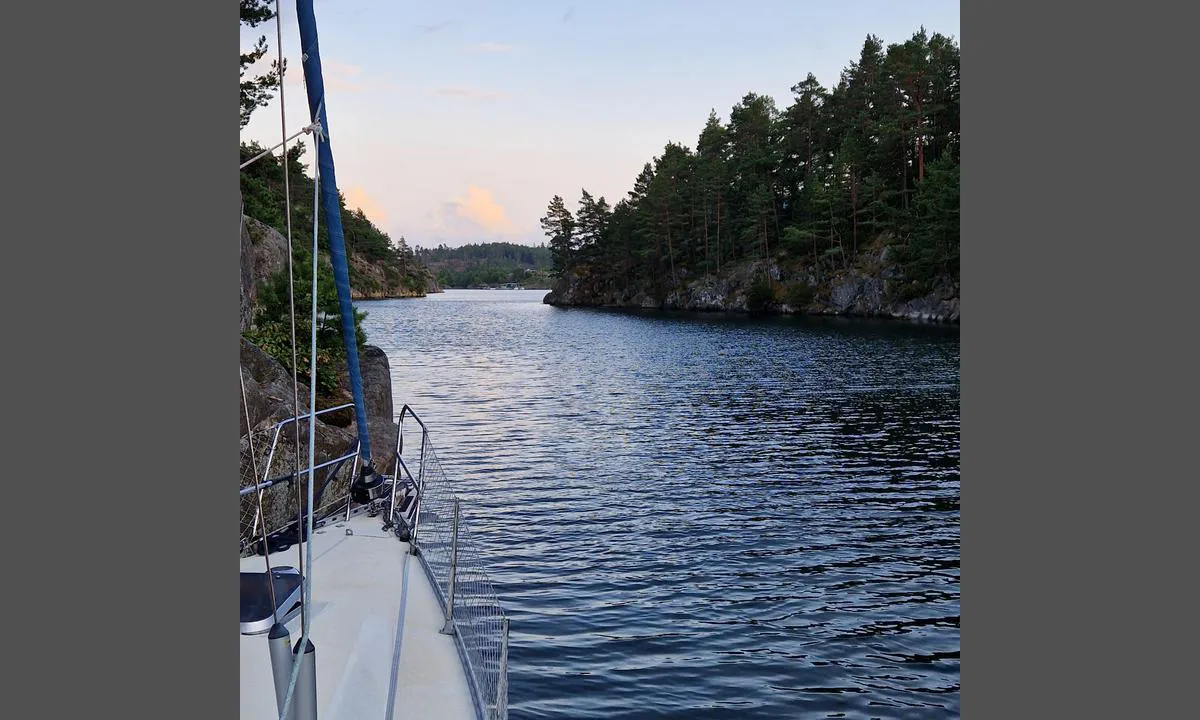 Bjørvika / Stormhullet: {"base": "no", "no": "Lun og beskyttet vik/fjord", "se": "Lugn och skyddad vik/fjord", "en": "Sheltered and protected bay/fjord", "da": "Lun og beskyttet vig/fjord", "fr": "Baie/fjord calme et abrit\u00e9", "de": "Gesch\u00fctzte und ruhige Bucht/Fjord", "es": "Bah\u00eda/fjord tranquila y protegida", "it": "Baia/profondit\u00e0 riparata e protetta", "pt": "Ba\u00eda/fjord tranquilo e protegido", "nl": "Beschutte en veilige baai/fjord", "pl": "Zaciszna i chroniona zatoka/fiord", "uk": "\u0417\u0430\u0442\u0438\u0448\u043d\u0430 \u0442\u0430 \u0437\u0430\u0445\u0438\u0449\u0435\u043d\u0430 \u0431\u0443\u0445\u0442\u0430/\u0444\u0456\u043e\u0440\u0434", "ro": "Golf sau fiord lini\u0219tit \u0219i protejat", "tr": "Sakin ve korunakl\u0131 koy/fiyort", "el": "\u0391\u03c0\u03ac\u03bd\u03b5\u03bc\u03bf\u03c2 \u03ba\u03b1\u03b9 \u03c0\u03c1\u03bf\u03c3\u03c4\u03b1\u03c4\u03b5\u03c5\u03bc\u03ad\u03bd\u03bf\u03c2 \u03ba\u03cc\u03bb\u03c0\u03bf\u03c2/\u03c6\u03b9\u03cc\u03c1\u03b4", "cs": "Klidn\u00e1 a chr\u00e1n\u011bn\u00e1 z\u00e1toka/fjord", "hu": "Csendes \u00e9s v\u00e9dett \u00f6b\u00f6l/\u00f6b\u00f6lfjord", "fi": "Suojaisa ja suojattu lahti/venesatama", "bg": "\u0422\u0438\u0445 \u0438 \u0437\u0430\u0449\u0438\u0442\u0435\u043d \u0437\u0430\u043b\u0438\u0432/\u0444\u044c\u043e\u0440\u0434", "sr": "\u0417\u0430\u0448\u0442\u0438\u045b\u0435\u043d \u0438 \u0437\u0430\u043a\u043b\u043e\u045a\u0435\u043d \u0437\u0430\u043b\u0438\u0432/\u0444\u0458\u043e\u0440\u0434", "et": "Soe ja kaitstud laht/fjord", "lv": "Aizv\u0113j\u0101 un aizsarg\u0101ta l\u012b\u010da/ fjorda", "lt": "Rami ir apsaugota \u012flanka/fjordas"}