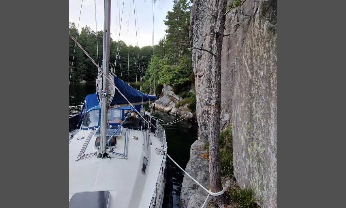 Bjørvika / Stormhullet: {"base": "no", "no": "Gode dybder mot land ogs\u00e5 p\u00e5 \u00f8stsiden. En bolt p\u00e5 en bergnabb. Med den, ett tre og noen kiler fikk vi flott longside plass. 4m dyp. Seilb\u00e5ter m\u00e5 v\u00e6re obs p\u00e5 overhengende fjell s\u00e5 tilpass plasseringen evt en dregg for \u00e5 trekke en litt ut fra fjellsiden.", "se": "Bra djup mot land \u00e4ven p\u00e5 \u00f6stsidan. En bult p\u00e5 en bergknalle. Med den, ett tr\u00e4 och n\u00e5gra kilar fick vi fin l\u00e5ngsidesplats. 4m djupt. Segelb\u00e5tar m\u00e5ste vara uppm\u00e4rksamma p\u00e5 \u00f6verh\u00e4ngande berg, s\u00e5 anpassa placeringen eventuellt med ett ankare f\u00f6r att dra ut lite fr\u00e5n bergsidan.", "en": "Good depths towards land also on the east side. A bolt on a rock outcrop. With that, a tree and some wedges, we got a great longside spot. 4m deep. Sailboats must be aware of overhanging cliffs, so adjust the positioning or use an anchor to pull slightly away from the cliffside.", "da": "Gode dybder ind mod land ogs\u00e5 p\u00e5 \u00f8stsiden. En bolt p\u00e5 en klippenakke. Med den, et tr\u00e6 og nogle kiler fik vi en flot langside plads. 4m dyb. Sejlb\u00e5de skal v\u00e6re opm\u00e6rksomme p\u00e5 overh\u00e6ngende klipper, s\u00e5 tilpas placeringen eventuelt en anker for at tr\u00e6kke lidt ud fra klippesiden.", "fr": "Bonnes profondeurs pr\u00e8s du rivage aussi du c\u00f4t\u00e9 est. Un boulon sur un \u00e9peron rocheux. Avec celui-ci, un arbre et quelques cales, nous avons obtenu une excellente place \u00e0 couple. Profondeur de 4 m. Les voiliers doivent faire attention aux falaises surplombantes et ajuster l\u2019emplacement ou utiliser une ancre pour se tirer un peu hors de la paroi rocheuse.", "de": "Gute Tiefen auch auf der Ostseite in Ufern\u00e4he. Ein Bolzen auf einem Felsvorsprung. Mit ihm, einem Baum und einigen Keilen haben wir einen sch\u00f6nen Platz l\u00e4ngsseits bekommen. 4m tief. Segelboote sollten auf \u00fcberh\u00e4ngende Felsen achten, also die Platzierung anpassen oder eventuell einen Anker setzen, um das Boot ein St\u00fcck von der Felswand wegzuziehen.", "es": "Buenas profundidades hacia la tierra tambi\u00e9n en el lado este. Un perno en un promontorio rocoso. Con \u00e9l, un \u00e1rbol y algunas cu\u00f1as obtuvimos un excelente espacio de costado. 4m de profundidad. Los veleros deben estar atentos a los acantilados sobresalientes, as\u00ed que ajusten la ubicaci\u00f3n, posiblemente con un ancla para alejarse un poco del costado del acantilado.", "it": "Buone profondit\u00e0 verso terra anche sul lato est. Un bullone su uno sperone di roccia. Con quello, un albero e alcuni cunei abbiamo ottenuto un bel posto di fianco. Profondit\u00e0 di 4m. Le barche a vela devono fare attenzione alle rocce sporgenti, quindi adattare la posizione oppure usare un'ancora per tirare leggermente lontano dal lato della montagna.", "pt": "Boas profundidades contra a terra tamb\u00e9m no lado leste. Um parafuso em um rochedo. Com ele, uma \u00e1rvore e algumas cunhas, conseguimos um \u00f3timo lugar ao lado. Profundidade de 4m. Veleiros devem estar atentos \u00e0s montanhas salientes, ent\u00e3o ajuste a coloca\u00e7\u00e3o ou use uma \u00e2ncora para se afastar um pouco do lado da montanha.", "nl": "Goede dieptes naar land ook aan de oostkant. Een bout op een rotsknobbel. Hiermee, een boom en enkele wiggen kregen we een prachtige langszij plaats. 4m diep. Zeilboten moeten opletten voor overhangende bergen, pas de plaatsing indien nodig aan of gebruik een anker om een beetje weg van de bergzijde te trekken.", "pl": "Dobre g\u0142\u0119boko\u015bci w pobli\u017cu l\u0105du r\u00f3wnie\u017c po wschodniej stronie. Jeden zaczep na skale. Za pomoc\u0105 niego, drzewa i kilku klin\u00f3w uzyskali\u015bmy \u015bwietne miejsce przy burcie. G\u0142\u0119boko\u015b\u0107 4 m. \u017bagl\u00f3wki musz\u0105 uwa\u017ca\u0107 na zwisaj\u0105ce ska\u0142y, wi\u0119c dostosujcie lokalizacj\u0119, ewentualnie u\u017cyjcie kotwicy, aby nieco odci\u0105gn\u0105\u0107 si\u0119 od skalnej \u015bciany.", "uk": "\u0425\u043e\u0440\u043e\u0448\u0456 \u0433\u043b\u0438\u0431\u0438\u043d\u0438 \u0431\u0456\u043b\u044f \u0431\u0435\u0440\u0435\u0433\u0430 \u0442\u0430\u043a\u043e\u0436 \u0456 \u043d\u0430 \u0441\u0445\u0456\u0434\u043d\u0456\u0439 \u0441\u0442\u043e\u0440\u043e\u043d\u0456. \u0411\u043e\u043b\u0442 \u043d\u0430 \u0441\u043a\u0435\u043b\u0438\u0441\u0442\u043e\u043c\u0443 \u0432\u0438\u0441\u0442\u0443\u043f\u0456. \u0417\u0430\u0432\u0434\u044f\u043a\u0438 \u043d\u044c\u043e\u043c\u0443, \u043e\u0434\u043d\u043e\u043c\u0443 \u0434\u0435\u0440\u0435\u0432\u0443 \u0442\u0430 \u043a\u0456\u043b\u044c\u043a\u043e\u043c \u043a\u043b\u0438\u043d\u0430\u043c \u043c\u0438 \u043e\u0442\u0440\u0438\u043c\u0430\u043b\u0438 \u0447\u0443\u0434\u043e\u0432\u0435 \u043c\u0456\u0441\u0446\u0435 \u0432\u0437\u0434\u043e\u0432\u0436 \u0431\u043e\u0440\u0442\u0443. \u0413\u043b\u0438\u0431\u0438\u043d\u0430 4 \u043c\u0435\u0442\u0440\u0438. \u041f\u0430\u0440\u0443\u0441\u043d\u0456 \u0447\u043e\u0432\u043d\u0438 \u043f\u043e\u0432\u0438\u043d\u043d\u0456 \u0431\u0443\u0442\u0438 \u0443\u0432\u0430\u0436\u043d\u0438\u043c\u0438 \u0434\u043e \u043d\u0430\u0432\u0438\u0441\u043b\u0438\u0445 \u0441\u043a\u0435\u043b\u044c, \u0442\u043e\u043c\u0443 \u0440\u043e\u0437\u043c\u0456\u0449\u0435\u043d\u043d\u044f \u0441\u043b\u0456\u0434 \u043f\u0440\u0438\u0441\u0442\u043e\u0441\u0443\u0432\u0430\u0442\u0438 \u0430\u0431\u043e \u0432\u0438\u043a\u043e\u0440\u0438\u0441\u0442\u0430\u0442\u0438 \u044f\u043a\u0456\u0440, \u0449\u043e\u0431 \u0442\u0440\u043e\u0445\u0438 \u0432\u0456\u0434\u0442\u044f\u0433\u043d\u0443\u0442\u0438\u0441\u044f \u0432\u0456\u0434 \u0441\u043a\u0435\u043b\u0456.", "ro": "Ad\u00e2ncimi bune \u00eenspre \u021b\u0103rm \u0219i pe partea de est. Un bolt pe o st\u00e2nc\u0103 mic\u0103. Cu acesta, un copac \u0219i c\u00e2teva pene, am ob\u021binut un loc bun pentru acostare pe lungime. Ad\u00e2ncime de 4m. Barcile cu p\u00e2nze trebuie s\u0103 fie atente la st\u00e2ncile \u00eenalte de deasupra, deci adapta\u021bi pozi\u021bionarea, eventual folosind o ancor\u0103 pentru a trage pu\u021bin barca spre larg, departe de coasta st\u00e2ncoas\u0103.", "tr": "K\u0131y\u0131ya yak\u0131n yerlerde de do\u011fu taraf\u0131nda iyi derinlikler. Bir kayan\u0131n \u00e7\u0131k\u0131nt\u0131s\u0131nda bir c\u0131vata. Bununla, bir a\u011fa\u00e7 ve birka\u00e7 kama ile m\u00fckemmel bir longside yer bulduk. 4m derinlik. Yelkenliler, sarkan kayalara dikkat etmeli, yerle\u015ftirmelerini ona g\u00f6re ayarlamal\u0131 veya gerekirse bir demir atarak kayal\u0131ktan biraz uzakla\u015fmal\u0131d\u0131r.", "el": "\u039a\u03b1\u03bb\u03ac \u03b2\u03ac\u03b8\u03b7 \u03c0\u03c1\u03bf\u03c2 \u03c4\u03b7 \u03c3\u03c4\u03b5\u03c1\u03b9\u03ac \u03ba\u03b1\u03b9 \u03c3\u03c4\u03b7\u03bd \u03b1\u03bd\u03b1\u03c4\u03bf\u03bb\u03b9\u03ba\u03ae \u03c0\u03bb\u03b5\u03c5\u03c1\u03ac. \u0388\u03bd\u03b1 \u03bc\u03c0\u03bf\u03c5\u03bb\u03cc\u03bd\u03b9 \u03c3\u03b5 \u03ad\u03bd\u03b1\u03bd \u03b2\u03c1\u03ac\u03c7\u03bf. \u039c\u03b5 \u03b1\u03c5\u03c4\u03cc, \u03ad\u03bd\u03b1 \u03b4\u03ad\u03bd\u03c4\u03c1\u03bf \u03ba\u03b1\u03b9 \u03bc\u03b5\u03c1\u03b9\u03ba\u03ad\u03c2 \u03c3\u03c6\u03ae\u03bd\u03b5\u03c2, \u03b5\u03be\u03b1\u03c3\u03c6\u03b1\u03bb\u03af\u03c3\u03b1\u03bc\u03b5 \u03bc\u03b9\u03b1 \u03ba\u03b1\u03bb\u03ae \u03b8\u03ad\u03c3\u03b7 longside. \u0392\u03ac\u03b8\u03bf\u03c2 4\u03bc. \u03a4\u03b1 \u03b9\u03c3\u03c4\u03b9\u03bf\u03c6\u03cc\u03c1\u03b1 \u03c0\u03c1\u03ad\u03c0\u03b5\u03b9 \u03bd\u03b1 \u03c0\u03c1\u03bf\u03c3\u03ad\u03c7\u03bf\u03c5\u03bd \u03c4\u03b1 \u03c0\u03c1\u03bf\u03b5\u03be\u03ad\u03c7\u03bf\u03bd\u03c4\u03b1 \u03b2\u03c1\u03ac\u03c7\u03b9\u03b1 \u03ba\u03b1\u03b9 \u03bd\u03b1 \u03c0\u03c1\u03bf\u03c3\u03b1\u03c1\u03bc\u03cc\u03b6\u03bf\u03c5\u03bd \u03c4\u03b7\u03bd \u03c4\u03bf\u03c0\u03bf\u03b8\u03ad\u03c4\u03b7\u03c3\u03ae \u03c4\u03bf\u03c5\u03c2 \u03ae \u03bd\u03b1 \u03c7\u03c1\u03b7\u03c3\u03b9\u03bc\u03bf\u03c0\u03bf\u03b9\u03bf\u03cd\u03bd \u03ad\u03bd\u03b1\u03bd \u03ac\u03b3\u03ba\u03c5\u03c1\u03b1 \u03b3\u03b9\u03b1 \u03bd\u03b1 \u03b1\u03c0\u03bf\u03c3\u03cd\u03c1\u03bf\u03c5\u03bd \u03bb\u03af\u03b3\u03bf \u03b1\u03c0\u03cc \u03c4\u03b7\u03bd \u03c0\u03bb\u03b5\u03c5\u03c1\u03ac \u03c4\u03bf\u03c5 \u03b2\u03c1\u03ac\u03c7\u03bf\u03c5.", "cs": "Dobr\u00e9 hloubky sm\u011brem k pevnin\u011b i na v\u00fdchodn\u00ed stran\u011b. Jeden \u0161roub na skaln\u00edm v\u00fd\u010dn\u011blku. S n\u00edm, jedn\u00edm stromem a n\u011bkolika kl\u00edny jsme z\u00edskali skv\u011bl\u00e9 m\u00edsto na bok. Hloubka 4m. Plachetnice mus\u00ed b\u00fdt pozorn\u00e9 na p\u0159evisl\u00e9 sk\u00e1ly, tak\u017ee p\u0159izp\u016fsobte um\u00edst\u011bn\u00ed, p\u0159\u00edpadn\u011b pou\u017eijte kotvu, abyste se trochu vzd\u00e1lili od skaln\u00ed st\u011bny.", "hu": "J\u00f3 m\u00e9lys\u00e9gek a keleti oldalon is. Egy csavar egy sziklacs\u00facsra. Ezzel, egy f\u00e1val \u00e9s n\u00e9h\u00e1ny \u00e9kkel siker\u00fclt kit\u0171n\u0151 longside helyet kapnunk. 4m m\u00e9ly. A vitorl\u00e1s haj\u00f3knak figyelni\u00fck kell a t\u00falny\u00fal\u00f3 hegyre, \u00edgy \u00e9rdemes \u00fagy helyezkedni, hogy esetleg egy horgony haszn\u00e1lat\u00e1val egy kicsit elh\u00faz\u00f3djanak a szikl\u00e1t\u00f3l.", "fi": "<p>Hyv\u00e4t syvyydet my\u00f6s it\u00e4puolella.</p> <p>Pultti kalliok\u00e4rjess\u00e4.</p> <p>Sen, yhden puun ja muutaman kiilan kanssa saimme hienon longside-paikan. 4m syv\u00e4.</p> <p>Purjeveneiden on oltava varovaisia ylity\u00f6ntyvien kallioiden kanssa, joten sijoittakaa vene sit\u00e4 mukaa tai k\u00e4ytt\u00e4k\u00e4\u00e4 ankkaa vet\u00e4m\u00e4\u00e4n hieman pois kallion sivusta.</p>", "bg": "\u0414\u043e\u0431\u0440\u0438 \u0434\u044a\u043b\u0431\u043e\u0447\u0438\u043d\u0438 \u043a\u044a\u043c \u0441\u0443\u0448\u0430\u0442\u0430 \u0438 \u043e\u0442 \u0438\u0437\u0442\u043e\u0447\u043d\u0430\u0442\u0430 \u0441\u0442\u0440\u0430\u043d\u0430. \u0418\u043c\u0430 \u0431\u043e\u043b\u0442 \u043d\u0430 \u0441\u043a\u0430\u043b\u043d\u0438\u044f \u043d\u043e\u0441. \u0421 \u043f\u043e\u043c\u043e\u0449\u0442\u0430 \u043d\u0430 \u043d\u0435\u0433\u043e, \u0435\u0434\u043d\u043e \u0434\u044a\u0440\u0432\u043e \u0438 \u043d\u044f\u043a\u043e\u043b\u043a\u043e \u043a\u043b\u0438\u043d\u0430 \u0441\u0438 \u043e\u0441\u0438\u0433\u0443\u0440\u0438\u0445\u043c\u0435 \u043e\u0442\u043b\u0438\u0447\u043d\u0430 \u0441\u0442\u0440\u0430\u043d\u0438\u0447\u043d\u0430 \u0432\u0440\u044a\u0437\u043a\u0430. \u0414\u044a\u043b\u0431\u043e\u0447\u0438\u043d\u0430 4\u043c. \u0412\u0435\u0442\u0440\u043e\u0445\u043e\u0434\u043d\u0438\u0442\u0435 \u043b\u043e\u0434\u043a\u0438 \u0442\u0440\u044f\u0431\u0432\u0430 \u0434\u0430 \u0432\u043d\u0438\u043c\u0430\u0432\u0430\u0442 \u0437\u0430 \u043d\u0430\u0434\u0432\u0438\u0441\u043d\u0430\u043b\u0438\u0442\u0435 \u0441\u043a\u0430\u043b\u0438, \u0442\u0430\u043a\u0430 \u0447\u0435 \u043f\u0440\u0438 \u043d\u0443\u0436\u0434\u0430 \u0434\u0430 \u0430\u0434\u0430\u043f\u0442\u0438\u0440\u0430\u0442 \u043f\u043e\u0437\u0438\u0446\u0438\u044f\u0442\u0430 \u0441\u0438 \u0438\u043b\u0438 \u0434\u0430 \u0438\u0437\u043f\u043e\u043b\u0437\u0432\u0430\u0442 \u043a\u043e\u0442\u0432\u0430, \u0437\u0430 \u0434\u0430 \u0441\u0435 \u043e\u0442\u0434\u0430\u043b\u0435\u0447\u0430\u0442 \u043c\u0430\u043b\u043a\u043e \u043e\u0442 \u0441\u043a\u0430\u043b\u043d\u0430\u0442\u0430 \u0441\u0442\u0435\u043d\u0430.", "sr": "\u0414\u043e\u0431\u0440\u0435 \u0434\u0443\u0431\u0438\u043d\u0435 \u043f\u0440\u0435\u043c\u0430 \u043a\u043e\u043f\u043d\u0443 \u0438 \u043d\u0430 \u0438\u0441\u0442\u043e\u0447\u043d\u043e\u0458 \u0441\u0442\u0440\u0430\u043d\u0438. \u0412\u0438\u0458\u0430\u043a \u043d\u0430 \u0441\u0442\u0435\u043d\u043e\u0432\u0438\u0442\u043e\u043c \u0438\u0441\u043f\u0443. \u0421\u0430 \u045a\u0438\u043c, \u0458\u0435\u0434\u043d\u043e \u0434\u0440\u0432\u043e \u0438 \u043d\u0435\u043a\u043e\u043b\u0438\u043a\u043e \u043a\u043b\u0438\u043d\u043e\u0432\u0430 \u0434\u043e\u0431\u0438\u043b\u0438 \u0441\u043c\u043e \u043e\u0434\u043b\u0438\u0447\u043d\u043e \u043c\u0435\u0441\u0442\u043e \u0443\u0437 \u0431\u043e\u043a. \u0414\u0443\u0431\u0438\u043d\u0430 4\u043c. \u0408\u0435\u0434\u0440\u0438\u043b\u0438\u0446\u0435 \u0442\u0440\u0435\u0431\u0430 \u0434\u0430 \u0431\u0443\u0434\u0443 \u0441\u0432\u0435\u0441\u043d\u0435 \u043d\u0430\u0434\u0432\u0438\u0448\u0435\u043d\u0438\u0445 \u0441\u0442\u0435\u043d\u0430 \u0438 \u0434\u0430 \u043f\u0440\u0438\u043b\u0430\u0433\u043e\u0434\u0435 \u043f\u043e\u043b\u043e\u0436\u0430\u0458 \u0438\u043b\u0438 \u0443\u043f\u043e\u0442\u0440\u0435\u0431\u0435 \u0441\u0438\u0434\u0440\u043e \u043a\u0430\u043a\u043e \u0431\u0438 \u0441\u0435 \u043c\u0430\u043b\u043e \u0443\u0434\u0430\u0459\u0438\u043b\u0435 \u043e\u0434 \u0441\u0442\u0435\u043d\u0441\u043a\u0435 \u0441\u0442\u0440\u0430\u043d\u0435.", "et": "Head s\u00fcgavused maa suunas ka idak\u00fcljel. Kivinael kalju nuki juures. Selle abil, \u00fche puu ja m\u00f5ne kiiluga saime suurep\u00e4rase k\u00fclgkinnituse koha. S\u00fcgavus 4m. Purjekad peavad j\u00e4lgima \u00fcleulatuvaid kaljusid, seega kohandage asukohta vajadusel ankruga, et end kaljuseinast pisut eemale t\u00f5mmata.", "lv": "Labi dzi\u013cumi ar\u012b austrumu pus\u0113. Skr\u016bve uz klin\u0161u izci\u013c\u0146a. Izmantojot to, koku un da\u017eus \u0137\u012b\u013cus, m\u0113s ieguv\u0101m lielisku s\u0101npie\u0137er\u0161an\u0101s vietu. 4m dzi\u013cums. Bur\u0101\u0161anas laivu \u012bpa\u0161niekiem j\u0101b\u016bt uzman\u012bgiem no izvirz\u012bt\u0101m klint\u012bm, t\u0101d\u0113\u013c izvietojiet laivu attiec\u012bgi vai izmantojiet enkuru, lai to mazliet izvilktu no klints.", "lt": "Geri gyliai prie kranto taip pat rytin\u0117je pus\u0117je. Var\u017etas ant uolos i\u0161ky\u0161ulio. Su tuo, med\u017eiu ir keliais plei\u0161tais gavome puiki\u0105 viet\u0105 \u0161alia kranto. 4m gylis. Buriuotojai turi b\u016bti atsarg\u016bs d\u0117l vir\u0161ukalni\u0173 uol\u0173, tod\u0117l pritaikykite viet\u0105 arba naudokite inkar\u0105, kad \u0161iek tiek atsitrauktum\u0117te nuo uolos \u0161laito."}