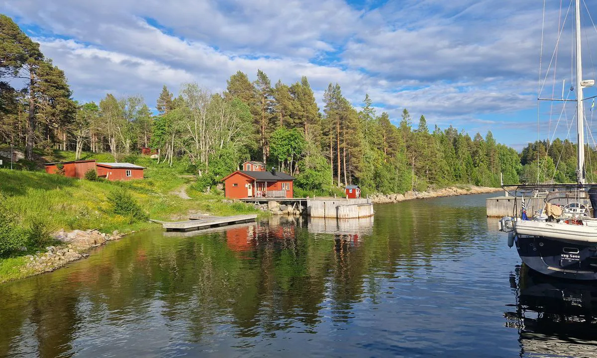 Bjuröklubb: {"base": "en", "no": "Du kan nyte en sauna med utsikt fra b\u00e5ten din.", "se": "Du kan njuta av en bastu med utsikt p\u00e5 din b\u00e5t.", "en": "You can enjoy a Sauna with a view on your boat.", "da": "Du kan nyde en sauna med udsigt p\u00e5 din b\u00e5d.", "fr": "Vous pouvez profiter d'un sauna avec vue depuis votre bateau.", "de": "Sie k\u00f6nnen eine Sauna mit Blick auf Ihr Boot genie\u00dfen.", "es": "Puedes disfrutar de una Sauna con vista en tu barco.", "it": "Puoi goderti una sauna con vista sulla tua barca.", "pt": "Voc\u00ea pode desfrutar de uma sauna com vista do seu barco.", "nl": "Je kunt genieten van een sauna met uitzicht op je boot.", "pl": "Mo\u017cesz cieszy\u0107 si\u0119 saun\u0105 z widokiem na swoj\u0105 \u0142\u00f3d\u017a.", "uk": "\u0412\u0438 \u043c\u043e\u0436\u0435\u0442\u0435 \u043d\u0430\u0441\u043e\u043b\u043e\u0434\u0436\u0443\u0432\u0430\u0442\u0438\u0441\u044f \u0441\u0430\u0443\u043d\u043e\u044e \u0437 \u0432\u0438\u0434\u043e\u043c \u043d\u0430 \u0447\u043e\u0432\u0435\u043d.", "ro": "Pute\u021bi s\u0103 v\u0103 bucura\u021bi de o saun\u0103 cu vedere de pe barca dumneavoastr\u0103.", "tr": "Teknenizde manzaral\u0131 bir Saunan\u0131n keyfini \u00e7\u0131karabilirsiniz.", "el": "\u039c\u03c0\u03bf\u03c1\u03b5\u03af\u03c4\u03b5 \u03bd\u03b1 \u03b1\u03c0\u03bf\u03bb\u03b1\u03cd\u03c3\u03b5\u03c4\u03b5 \u03bc\u03af\u03b1 \u03a3\u03ac\u03bf\u03c5\u03bd\u03b1 \u03bc\u03b5 \u03b8\u03ad\u03b1 \u03b1\u03c0\u03cc \u03c4\u03bf \u03c3\u03ba\u03ac\u03c6\u03bf\u03c2 \u03c3\u03b1\u03c2.", "cs": "M\u016f\u017eete si u\u017e\u00edt saunu s v\u00fdhledem na va\u0161\u00ed lodi.", "hu": "\u00c9lvezhet egy szaun\u00e1t kil\u00e1t\u00e1ssal a haj\u00f3dra.", "fi": "Voit nauttia saunasta n\u00e4kym\u00e4ll\u00e4 veneell\u00e4si.", "bg": "\u041c\u043e\u0436\u0435\u0442\u0435 \u0434\u0430 \u0441\u0435 \u043d\u0430\u0441\u043b\u0430\u0434\u0438\u0442\u0435 \u043d\u0430 \u0441\u0430\u0443\u043d\u0430 \u0441 \u0438\u0437\u0433\u043b\u0435\u0434 \u043d\u0430 \u0432\u0430\u0448\u0430\u0442\u0430 \u043b\u043e\u0434\u043a\u0430.", "sr": "Mo\u017eete u\u017eivati u sauni s pogledom na va\u0161em brodu.", "et": "Saate oma paadil nautida vaatega sauna.", "lv": "J\u016bs varat baud\u012bt saunu ar skatu uz savu laivu.", "lt": "Galite m\u0117gautis sauna su vaizdu i\u0161 savo valties."}