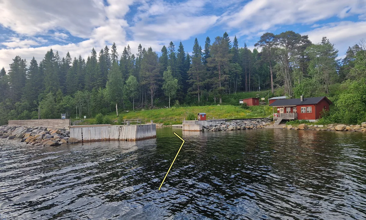 Bjuröklubb: {"base": "en", "no": "Inngangen er bred, men 2m dybdesonen er det ikke.", "se": "Infarten \u00e4r bred men 2-metersdjupzonen \u00e4r det inte.", "en": "The entrance is wide but the 2m depth zone is not.", "da": "Indsejlingen er bred, men 2m dybdezonen er ikke.", "fr": "L'entr\u00e9e est large mais la zone de profondeur de 2m ne l'est pas.", "de": "Die Einfahrt ist breit, aber die 2m Tiefenzone ist es nicht.", "es": "La entrada es ancha pero la zona de profundidad de 2 metros no lo es.", "it": "L'ingresso \u00e8 ampio ma la zona con una profondit\u00e0 di 2 metri non lo \u00e8.", "pt": "A entrada \u00e9 ampla, mas a zona de profundidade de 2m n\u00e3o \u00e9.", "nl": "De ingang is breed maar de 2m dieptezone is dat niet.", "pl": "Wej\u015bcie jest szerokie, ale strefa o g\u0142\u0119boko\u015bci 2 m nie jest.", "uk": "\u0412\u0445\u0456\u0434 \u0448\u0438\u0440\u043e\u043a\u0438\u0439, \u0430\u043b\u0435 \u0437\u043e\u043d\u0430 \u0433\u043b\u0438\u0431\u0438\u043d\u0438 2 \u043c \u043d\u0435\u0448\u0438\u0440\u043e\u043a\u0430.", "ro": "Intrarea este larg\u0103, dar zona cu ad\u00e2ncime de 2m nu este.", "tr": "Giri\u015f geni\u015ftir ancak 2m derinlik b\u00f6lgesi geni\u015f de\u011fildir.", "el": "\u0397 \u03b5\u03af\u03c3\u03bf\u03b4\u03bf\u03c2 \u03b5\u03af\u03bd\u03b1\u03b9 \u03b5\u03c5\u03c1\u03b5\u03af\u03b1 \u03b1\u03bb\u03bb\u03ac \u03b7 \u03b6\u03ce\u03bd\u03b7 \u03b2\u03ac\u03b8\u03bf\u03c5\u03c2 2\u03bc \u03b4\u03b5\u03bd \u03b5\u03af\u03bd\u03b1\u03b9.", "cs": "Vjezd je \u0161irok\u00fd, ale z\u00f3na s hloubkou 2 m nen\u00ed.", "hu": "A bej\u00e1rat sz\u00e9les, de a 2 m\u00e9teres m\u00e9lys\u00e9gi z\u00f3na nem az.", "fi": "Sis\u00e4\u00e4nk\u00e4ynti on leve\u00e4 mutta 2m syvyysalue ei ole.", "bg": "\u0412\u0445\u043e\u0434\u044a\u0442 \u0435 \u0448\u0438\u0440\u043e\u043a, \u043d\u043e \u0437\u043e\u043d\u0430\u0442\u0430 \u0441 \u0434\u044a\u043b\u0431\u043e\u0447\u0438\u043d\u0430 2 \u043c \u043d\u0435 \u0435.", "sr": "Ulaz je \u0161irok, ali zona dubine od 2m nije.", "et": "Sissep\u00e4\u00e4s on lai, kuid 2m s\u00fcgavuspiirkond ei ole.", "lv": "Ieeja ir pla\u0161a, bet 2m dzi\u013cuma zona nav.", "lt": "\u012eplaukimas yra platus, ta\u010diau gylis 2 m zonoje n\u0117ra."}