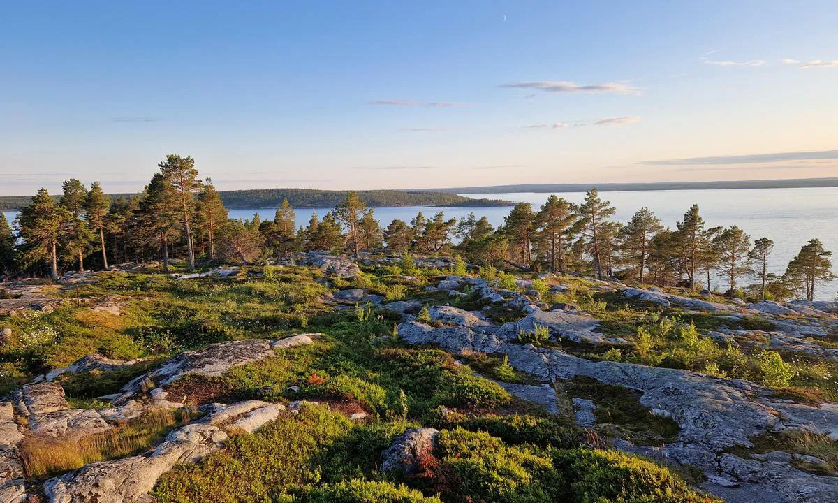 Bjuröklubb: {"base": "en", "no": "Turen opp til kaf\u00e9-restauranten (~800m) vil gi deg en fantastisk utsikt over omr\u00e5det.", "se": "Promenaden upp till caf\u00e9-restaurangen (~800m) kommer att erbjuda dig en fantastisk utsikt \u00f6ver omr\u00e5det.", "en": "The walk up to the caf\u00e9-restaurant (~800m) will offer you a superb view on the area.", "da": "G\u00e5turen op til caf\u00e9-restaurant (~800m) vil tilbyde dig en superb udsigt over omr\u00e5det.", "fr": "La marche jusqu'au caf\u00e9-restaurant (~800m) vous offrira une vue superbe sur la r\u00e9gion.", "de": "Der Spaziergang zum Caf\u00e9-Restaurant (~800m) bietet Ihnen einen herrlichen Blick auf die Umgebung.", "es": "La caminata hasta el caf\u00e9-restaurante (~800m) te ofrecer\u00e1 una vista magn\u00edfica de la zona.", "it": "La passeggiata fino al caf\u00e9-ristorante (~800m) vi offrir\u00e0 una vista superba sulla zona.", "pt": "A caminhada at\u00e9 o caf\u00e9-restaurante (~800m) oferecer\u00e1 uma vista magn\u00edfica da \u00e1rea.", "nl": "De wandeling naar het caf\u00e9-restaurant (~800m) zal u een prachtig uitzicht over het gebied bieden.", "pl": "Spacer do kafe-restauracji (~800m) zapewni Ci wspania\u0142y widok na okolic\u0119.", "uk": "\u041f\u0456\u0448\u0430 \u043f\u0440\u043e\u0433\u0443\u043b\u044f\u043d\u043a\u0430 \u0434\u043e \u043a\u0430\u0444\u0435-\u0440\u0435\u0441\u0442\u043e\u0440\u0430\u043d\u0443 (~800\u043c) \u043f\u043e\u0434\u0430\u0440\u0443\u0454 \u0432\u0430\u043c \u0447\u0443\u0434\u043e\u0432\u0438\u0439 \u0432\u0438\u0434 \u043d\u0430 \u043e\u043a\u043e\u043b\u0438\u0446\u0456.", "ro": "Drumul p\u00e2n\u0103 la cafenea-restaurant (~800m) v\u0103 va oferi o vedere superb\u0103 asupra zonei.", "tr": "Kafe-restorana y\u00fcr\u00fcy\u00fc\u015f (~800m) size b\u00f6lgenin harika bir manzaras\u0131n\u0131 sunacak.", "el": "\u0397 \u03c0\u03b5\u03b6\u03bf\u03c0\u03bf\u03c1\u03af\u03b1 \u03bc\u03ad\u03c7\u03c1\u03b9 \u03c4\u03bf \u03ba\u03b1\u03c6\u03ad-\u03b5\u03c3\u03c4\u03b9\u03b1\u03c4\u03cc\u03c1\u03b9\u03bf (~800\u03bc) \u03b8\u03b1 \u03c3\u03b1\u03c2 \u03c0\u03c1\u03bf\u03c3\u03c6\u03ad\u03c1\u03b5\u03b9 \u03bc\u03b9\u03b1 \u03c5\u03c0\u03ad\u03c1\u03bf\u03c7\u03b7 \u03b8\u03ad\u03b1 \u03c3\u03c4\u03b7\u03bd \u03c0\u03b5\u03c1\u03b9\u03bf\u03c7\u03ae.", "cs": "Proch\u00e1zka k restauraci a kav\u00e1rn\u011b (~800m) v\u00e1m nab\u00eddne n\u00e1dhern\u00fd v\u00fdhled na okol\u00ed.", "hu": "A k\u00e1v\u00e9z\u00f3-\u00e9tteremhez vezet\u0151 s\u00e9ta (~800m) k\u00e1pr\u00e1zatos kil\u00e1t\u00e1st ny\u00fajt a k\u00f6rny\u00e9kre.", "fi": "K\u00e4vely kahvila-ravintolaan (~800 m) tarjoaa sinulle upean n\u00e4kym\u00e4n alueelle.", "bg": "\u0420\u0430\u0437\u0445\u043e\u0434\u043a\u0430\u0442\u0430 \u0434\u043e \u043a\u0430\u0444\u0435\u043d\u0435-\u0440\u0435\u0441\u0442\u043e\u0440\u0430\u043d\u0442\u0430 (~800\u043c) \u0449\u0435 \u0432\u0438 \u043f\u0440\u0435\u0434\u043b\u043e\u0436\u0438 \u0447\u0443\u0434\u0435\u0441\u0435\u043d \u0438\u0437\u0433\u043b\u0435\u0434 \u043a\u044a\u043c \u0440\u0430\u0439\u043e\u043d\u0430.", "sr": "\u0160etnja do kafe-restorana (~800m) \u0107e vam pru\u017eiti prelep pogled na podru\u010dje.", "et": "Jalutusk\u00e4ik kohvik-restorani (~800m) juurde pakub teile suurep\u00e4rase vaate \u00fcmbrusele.", "lv": "Pastaig\u0101joties l\u012bdz kafejn\u012bcai-restor\u0101nam (~800m), j\u016bs var\u0113siet baud\u012bt lielisku skatu uz apk\u0101rtni.", "lt": "P\u0117s\u010di\u0173j\u0173 takas iki kavin\u0117s-restorano (~800m) suteiks jums puik\u0173 vaizd\u0105 \u012f apylinkes."}