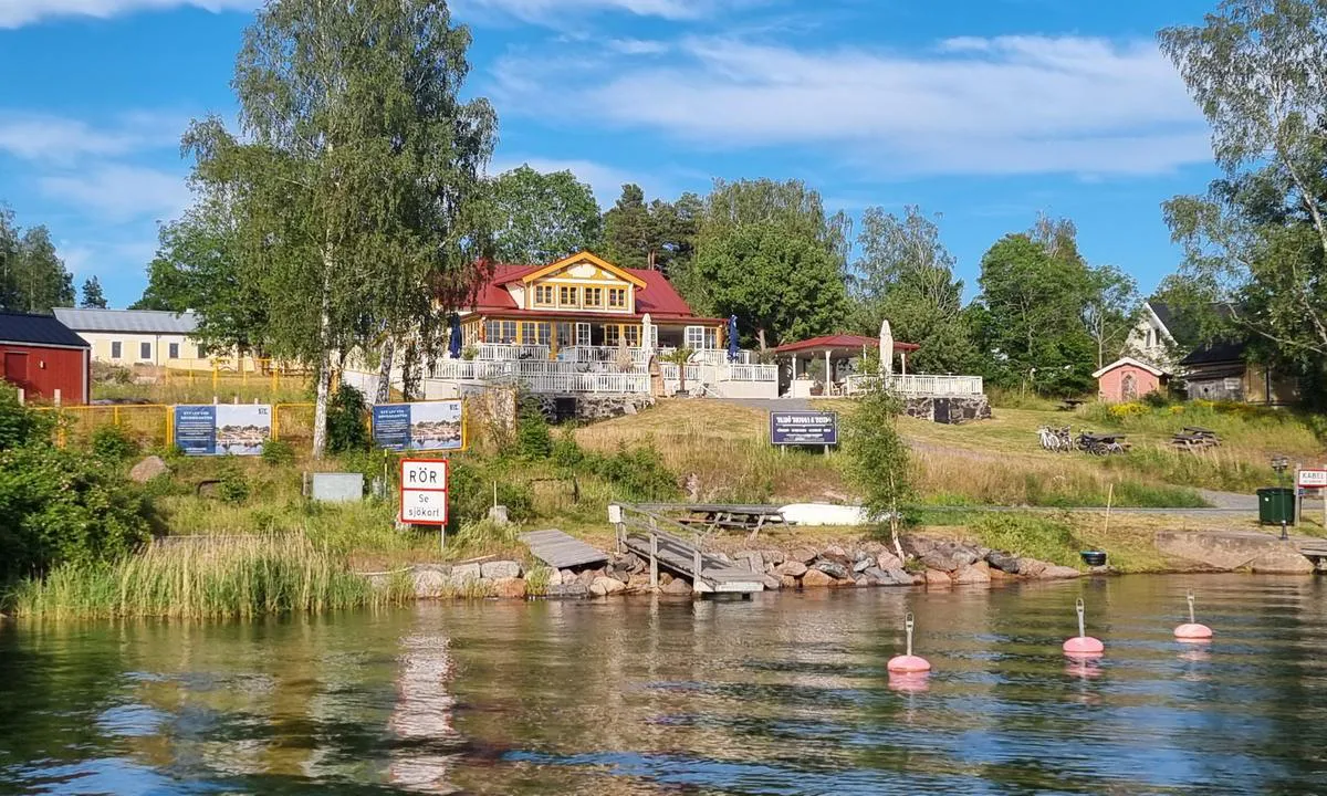 Blidö: {"base": "se", "no": "Restaurant med havnekontor.", "se": "Restaurang med hamnkontor.", "en": "Restaurant with harbor office.", "da": "Restaurant med havnekontor.", "fr": "Restaurant avec bureau du port.", "de": "Restaurant mit Hafenb\u00fcro.", "es": "Restaurante con oficina portuaria.", "it": "Ristorante con ufficio portuale.", "pt": "Restaurante com escrit\u00f3rio do porto.", "nl": "Restaurant met havenkantoor.", "pl": "Restauracja z biurem portowym.", "uk": "\u0420\u0435\u0441\u0442\u043e\u0440\u0430\u043d \u0437 \u0433\u0430\u0432\u0430\u043d\u0441\u044c\u043a\u0438\u043c \u043e\u0444\u0456\u0441\u043e\u043c.", "ro": "Restaurant cu birou de port.", "tr": "Restoran ile liman ofisi.", "el": "\u0395\u03c3\u03c4\u03b9\u03b1\u03c4\u03cc\u03c1\u03b9\u03bf \u03bc\u03b5 \u03bb\u03b9\u03bc\u03b5\u03bd\u03b1\u03c1\u03c7\u03b5\u03af\u03bf.", "cs": "Restaurace s p\u0159\u00edstavn\u00ed kancel\u00e1\u0159\u00ed.", "hu": "\u00c9tterem kik\u00f6t\u0151i irod\u00e1val.", "fi": "Ravintola ja satamakonttori.", "bg": "\u0420\u0435\u0441\u0442\u043e\u0440\u0430\u043d\u0442 \u0441 \u043f\u0440\u0438\u0441\u0442\u0430\u043d\u0438\u0449\u0435\u043d \u043e\u0444\u0438\u0441.", "sr": "Restoran sa lu\u010dkom kancelarijom.", "et": "Restoran koos sadamakontoriga.", "lv": "Restor\u0101ns ar ostas biroju.", "lt": "Restoranas su uosto biuru."}