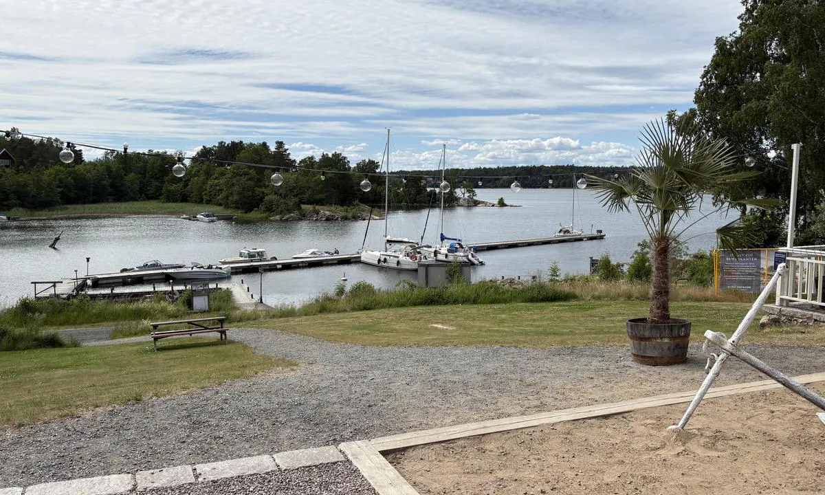 Blidö: {"base": "de", "no": "Utsikt fra restauranten til bryggen", "se": "Utsikt fr\u00e5n restaurangen mot bryggan", "en": "View from the restaurant to the jetty", "da": "Udsigt fra restauranten til molen", "fr": "Vue depuis le restaurant vers le ponton", "de": "Blick vom Restaurant zum Steg", "es": "Vista del restaurante al muelle", "it": "Vista dal ristorante al pontile", "pt": "Vista do restaurante para o cais", "nl": "Uitzicht vanaf het restaurant op de steiger", "pl": "Widok z restauracji na pomost", "uk": "<p>\u0412\u0438\u0434 \u0437 \u0440\u0435\u0441\u0442\u043e\u0440\u0430\u043d\u0443 \u043d\u0430 \u043f\u0440\u0438\u0447\u0430\u043b</p>", "ro": "Vedere de la restaurant c\u0103tre debarcader", "tr": "Restorandan iskeleye bak\u0131\u015f", "el": "\u0398\u03ad\u03b1 \u03b1\u03c0\u03cc \u03c4\u03bf \u03b5\u03c3\u03c4\u03b9\u03b1\u03c4\u03cc\u03c1\u03b9\u03bf \u03c0\u03c1\u03bf\u03c2 \u03c4\u03b7\u03bd \u03b1\u03c0\u03bf\u03b2\u03ac\u03b8\u03c1\u03b1", "cs": "Pohled z restaurace na molo", "hu": "Kil\u00e1t\u00e1s az \u00e9tteremb\u0151l a m\u00f3l\u00f3ra", "fi": "N\u00e4kym\u00e4 ravintolasta laiturille", "bg": "\u0413\u043b\u0435\u0434\u043a\u0430 \u043e\u0442 \u0440\u0435\u0441\u0442\u043e\u0440\u0430\u043d\u0442\u0430 \u043a\u044a\u043c \u043a\u0435\u044f", "sr": "\u041f\u043e\u0433\u043b\u0435\u0434 \u0438\u0437 \u0440\u0435\u0441\u0442\u043e\u0440\u0430\u043d\u0430 \u043a\u0430 \u043c\u043e\u043b\u0443", "et": "Vaade restoranist kaileni", "lv": "Skats no restor\u0101na uz piest\u0101tni", "lt": "Vaizdas i\u0161 restorano \u012f prieplauk\u0105"}