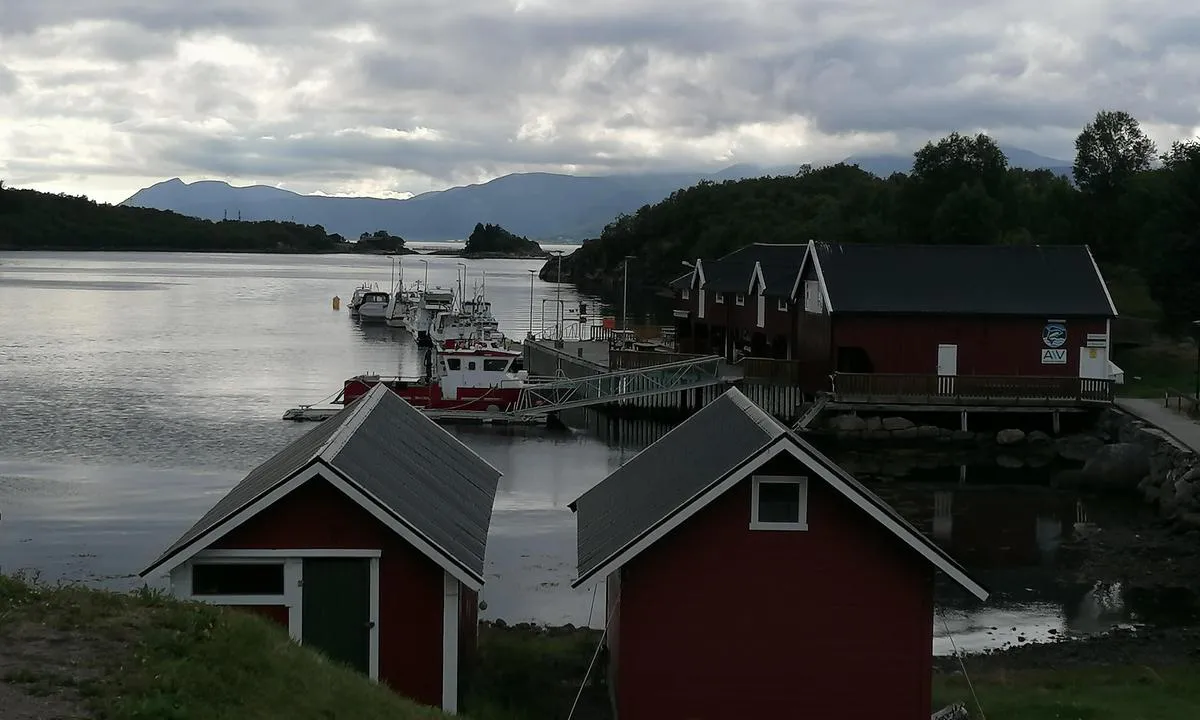 Blokken: {"base": "de", "no": "Flytebrygge med str\u00f8m og vann. N\u00f8kkelen for tilgang finnes p\u00e5 flytebryggesiden i en postkasse.", "se": "Flytbrygga med el och vatten. Nyckeln f\u00f6r tilltr\u00e4de finns p\u00e5 flytbryggans sida i en brevl\u00e5da.", "en": "Floating dock with electricity and water. The key for access is located in a mailbox on the floating dock side.", "da": "Flydebro med str\u00f8m og vand. N\u00f8gle til adgang findes p\u00e5 flydebro-siden i en postkasse.", "fr": "Pontoon flottant avec \u00e9lectricit\u00e9 et eau. La cl\u00e9 d'acc\u00e8s se trouve du c\u00f4t\u00e9 ponton dans une bo\u00eete aux lettres.", "de": "Schwimmsteg mit Strom und Wasser. Schl\u00fcssel f\u00fcr den Zugang befindet sich von der Schwimmstegseite in einem Briefkasten.", "es": "Pantal\u00e1n flotante con electricidad y agua. La llave para el acceso est\u00e1 en un buz\u00f3n del lado del pantal\u00e1n flotante.", "it": "Ponte galleggiante con elettricit\u00e0 e acqua. La chiave per l'accesso si trova sul lato del ponte galleggiante in una cassetta delle lettere.", "pt": "Cais flutuante com eletricidade e \u00e1gua. A chave para o acesso est\u00e1 no lado do cais flutuante, em uma caixa de correio.", "nl": "Drijvende steiger met stroom en water. De sleutel voor toegang bevindt zich aan de drijvende steigerkant in een brievenbus.", "pl": "P\u0142ywaj\u0105cy pomost z pr\u0105dem i wod\u0105. Klucz do dost\u0119pu znajduje si\u0119 po stronie p\u0142ywaj\u0105cego pomostu w skrzynce pocztowej.", "uk": "\u041f\u043b\u0430\u0432\u0443\u0447\u0438\u0439 \u043f\u0456\u0440\u0441 \u0437 \u0435\u043b\u0435\u043a\u0442\u0440\u0438\u043a\u043e\u044e \u0456 \u0432\u043e\u0434\u043e\u044e. \u041a\u043b\u044e\u0447 \u0434\u043b\u044f \u0434\u043e\u0441\u0442\u0443\u043f\u0443 \u0437\u043d\u0430\u0445\u043e\u0434\u0438\u0442\u044c\u0441\u044f \u0437\u0456 \u0441\u0442\u043e\u0440\u043e\u043d\u0438 \u043f\u043b\u0430\u0432\u0443\u0447\u043e\u0433\u043e \u043f\u0456\u0440\u0441\u0430 \u0443 \u043f\u043e\u0448\u0442\u043e\u0432\u0456\u0439 \u0441\u043a\u0440\u0438\u043d\u044c\u0446\u0456.", "ro": "Ponton plutitor cu energie electric\u0103 \u0219i ap\u0103. Cheia pentru acces se afl\u0103 pe partea pontonului \u00eentr-o cutie po\u0219tal\u0103.", "tr": "Y\u00fczer iskele elektrik ve su ile donat\u0131lm\u0131\u015ft\u0131r. Eri\u015fim anahtar\u0131, y\u00fczer iskele taraf\u0131ndaki bir posta kutusunda bulunmaktad\u0131r.", "el": "\u03a0\u03bb\u03c9\u03c4\u03ae \u03c0\u03c1\u03bf\u03b2\u03bb\u03ae\u03c4\u03b1 \u03bc\u03b5 \u03c1\u03b5\u03cd\u03bc\u03b1 \u03ba\u03b1\u03b9 \u03bd\u03b5\u03c1\u03cc. \u03a4\u03bf \u03ba\u03bb\u03b5\u03b9\u03b4\u03af \u03b3\u03b9\u03b1 \u03c4\u03b7\u03bd \u03c0\u03c1\u03cc\u03c3\u03b2\u03b1\u03c3\u03b7 \u03b2\u03c1\u03af\u03c3\u03ba\u03b5\u03c4\u03b1\u03b9 \u03b1\u03c0\u03cc \u03c4\u03b7\u03bd \u03c0\u03bb\u03b5\u03c5\u03c1\u03ac \u03c4\u03b7\u03c2 \u03c0\u03bb\u03c9\u03c4\u03ae\u03c2 \u03c0\u03c1\u03bf\u03b2\u03bb\u03ae\u03c4\u03b1\u03c2 \u03c3\u03b5 \u03ad\u03bd\u03b1 \u03b3\u03c1\u03b1\u03bc\u03bc\u03b1\u03c4\u03bf\u03ba\u03b9\u03b2\u03ce\u03c4\u03b9\u03bf.", "cs": "Plovouc\u00ed molo s elekt\u0159inou a vodou. Kl\u00ed\u010d pro p\u0159\u00edstup se nach\u00e1z\u00ed z bo\u010dn\u00ed strany plovouc\u00edho mola ve schr\u00e1nce.", "hu": "\u00dasz\u00f3pontonnal ell\u00e1tott villamos energia \u00e9s v\u00edz. A hozz\u00e1f\u00e9r\u00e9si kulcs az \u00fasz\u00f3ponton oldal\u00e1n tal\u00e1lhat\u00f3 egy postal\u00e1d\u00e1ban.", "fi": "Kelluva laituri, jossa on s\u00e4hk\u00f6\u00e4 ja vett\u00e4. Avain laituriin l\u00f6ytyy kelluvan laiturin puolelta postilaatikosta.", "bg": "\u041f\u043b\u0430\u0432\u0430\u0449 \u043a\u0435\u0439 \u0441 \u0442\u043e\u043a \u0438 \u0432\u043e\u0434\u0430. \u041a\u043b\u044e\u0447\u044a\u0442 \u0437\u0430 \u0434\u043e\u0441\u0442\u044a\u043f \u0441\u0435 \u043d\u0430\u043c\u0438\u0440\u0430 \u043e\u0442 \u0441\u0442\u0440\u0430\u043d\u0430\u0442\u0430 \u043d\u0430 \u043f\u043b\u0430\u0432\u0430\u0449\u0438\u044f \u043a\u0435\u0439 \u0432 \u043f\u043e\u0449\u0435\u043d\u0441\u043a\u0430 \u043a\u0443\u0442\u0438\u044f.", "sr": "\u041f\u043b\u0443\u0442\u0430\u0458\u0443\u045b\u0438 \u043f\u0440\u0438\u0441\u0442\u0430\u043d \u0441\u0430 \u0441\u0442\u0440\u0443\u0458\u043e\u043c \u0438 \u0432\u043e\u0434\u043e\u043c. \u041a\u0459\u0443\u0447 \u0437\u0430 \u043f\u0440\u0438\u0441\u0442\u0443\u043f \u0441\u0435 \u043d\u0430\u043b\u0430\u0437\u0438 \u043d\u0430 \u0441\u0442\u0440\u0430\u043d\u0438 \u043f\u043b\u0443\u0442\u0430\u0458\u0443\u045b\u0435\u0433 \u043f\u0440\u0438\u0441\u0442\u0430\u043d\u0430 \u0443 \u043f\u043e\u0448\u0442\u0430\u043d\u0441\u043a\u043e\u043c \u0441\u0430\u043d\u0434\u0443\u0447\u0435\u0442\u0443.", "et": "Ujuvkai koos elektri ja veega. V\u00f5ti juurdep\u00e4\u00e4suks asub ujuvkai k\u00fcljel postkastis.", "lv": "Peldplatforma ar elektr\u012bbu un \u016bdeni. Atsl\u0113ga pieejai atrodas no peldplatformas puses pastkast\u012bt\u0113.", "lt": "Plaukiojantis prieplaukos pontonas su elektros ir vandens tiekimu. Raktas prieigai yra plaukiojoje prieplaukos pus\u0117je esan\u010diame pa\u0161to d\u0117\u017eut\u0117je."}