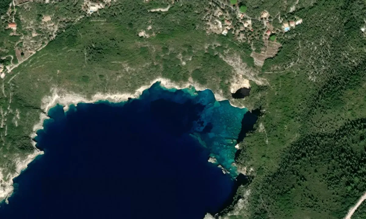 Flyfoto av Blue Cave 1
