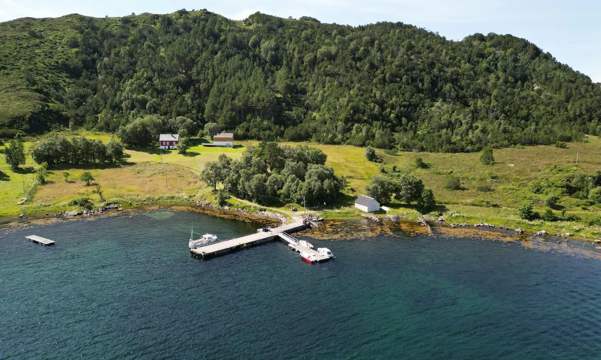 Bø - Selje: Concrete jetty is public.  Floating jetty where the red boat is is used by the round tripo boat to monestery.