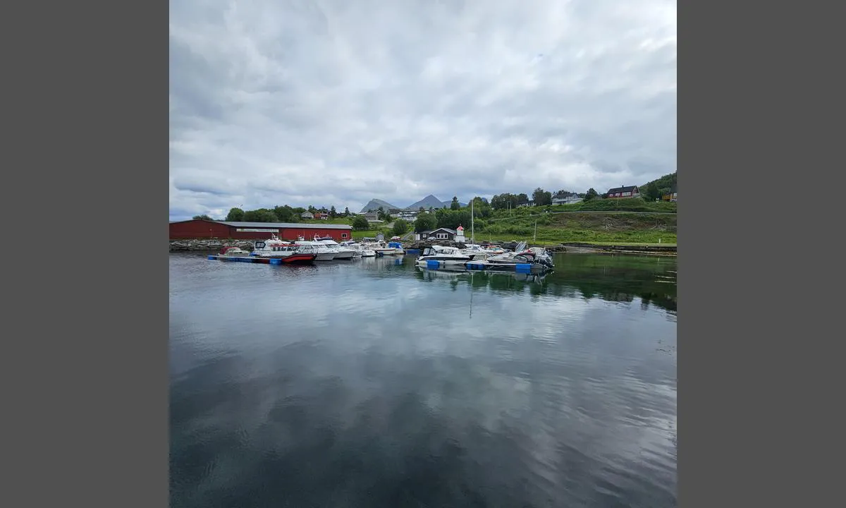 Bogen Småbåthavn - Bogøy: {"base": "no", "no": "Lun havn n\u00e5r vinden tiltar i styrke fra SV. Rent og fint p\u00e5 toaletter og dusj. Litt urolig n\u00e5r hurtigb\u00e5ten kommer og g\u00e5r, men det skjer ikke ofte. Gjesteavgiften er pr. 13.juli kr 200,- inkludert vann og str\u00f8m.", "se": "Lugn hamn n\u00e4r vinden tilltar i styrka fr\u00e5n SV. Rent och fint p\u00e5 toaletter och dusch. Lite oroligt n\u00e4r snabb\u00e5ten kommer och g\u00e5r, men det h\u00e4nder inte ofta. G\u00e4stavgiften \u00e4r pr. 13 juli kr 200,- inklusive vatten och el.", "en": "Sheltered harbour when the wind picks up from SW. Clean and nice toilets and showers. A bit unsettled when the express boat arrives and departs, but it doesn't happen often. The guest fee as of July 13 is NOK 200, including water and electricity.", "da": "Lun havn n\u00e5r vinden tiltager i styrke fra SV. Rent og p\u00e6nt p\u00e5 toiletter og bruser. Lidt uroligt n\u00e5r hurtigb\u00e5den kommer og g\u00e5r, men det sker ikke ofte. G\u00e6steafgiften er pr. 13. juli kr 200,- inklusiv vand og str\u00f8m.", "fr": "Port abrit\u00e9 lorsque le vent se renforce depuis le sud-ouest. Propre et bien entretenu avec toilettes et douches. Un peu agit\u00e9 lorsque le bateau rapide arrive et part, mais cela n'arrive pas souvent. Les frais pour les visiteurs sont de 200 NOK au 13 juillet, eau et \u00e9lectricit\u00e9 incluses.", "de": "Gesch\u00fctzer Hafen bei zunehmendem Wind aus SW. Saubere und ordentliche Toiletten und Duschen. Etwas unruhig, wenn das Schnellboot kommt und geht, aber das passiert nicht oft. Die G\u00e4stgeb\u00fchr betr\u00e4gt ab dem 13. Juli 200 NOK inklusive Wasser und Strom.", "es": "Puerto tranquilo cuando el viento aumenta en fuerza desde el Suroeste. Limpio y ordenado en inodoros y duchas. Un poco inquieto cuando el barco r\u00e1pido llega y sale, pero no ocurre a menudo. La tarifa para visitantes es, a partir del 13 de julio, 200 NOK, incluyendo agua y electricidad.", "it": "Porto tranquillo quando il vento aumenta di forza da SV. Pulito e ben tenuto nei servizi igienici e nella doccia. Un po' agitato quando il traghetto veloce arriva e parte, ma non succede spesso. La tassa per gli ospiti \u00e8, al 13 luglio, di NOK 200,- compresa acqua e elettricit\u00e0.", "pt": "Porto tranquilo quando o vento aumenta de for\u00e7a a partir de SW. Limpo e arrumado nos banheiros e chuveiros. Um pouco agitado quando o barco r\u00e1pido vai e vem, mas isso n\u00e3o acontece com frequ\u00eancia. A taxa de visitante a partir de 13 de julho \u00e9 NOK 200, - incluindo \u00e1gua e eletricidade.", "nl": "Beschutte haven bij toenemende windkracht vanuit het ZW. Toiletten en douche schoon en netjes. Wat onrustig bij aankomst en vertrek van de snelboot, maar dit komt niet vaak voor. Liggeld per 13 juli is NOK 200,- inclusief water en stroom.", "pl": "Ciche schronienie, gdy wiatr nabiera si\u0142y z SW. Czyste i zadbane toalety oraz prysznice. Troch\u0119 niespokojnie, gdy przybywa i odp\u0142ywa szybka \u0142\u00f3d\u017a, ale zdarza si\u0119 to rzadko. Op\u0142ata za go\u015bci wynosi na dzie\u0144 13 lipca 200 NOK, wliczaj\u0105c wod\u0119 i pr\u0105d.", "uk": "\u0422\u0438\u0445\u0438\u0439 \u043f\u043e\u0440\u0442 \u043f\u0440\u0438 \u043f\u043e\u0441\u0438\u043b\u0435\u043d\u043d\u0456 \u0432\u0456\u0442\u0440\u0443 \u0437 \u043f\u0456\u0432\u0434\u0435\u043d\u043d\u043e\u0433\u043e \u0437\u0430\u0445\u043e\u0434\u0443. \u0427\u0438\u0441\u0442\u0456 \u0442\u0430 \u0437\u0440\u0443\u0447\u043d\u0456 \u0442\u0443\u0430\u043b\u0435\u0442\u0438 \u0439 \u0434\u0443\u0448\u043e\u0432\u0456. \u0422\u0440\u043e\u0445\u0438 \u0442\u0440\u0438\u0432\u043e\u0436\u043d\u043e, \u043a\u043e\u043b\u0438 \u043f\u0440\u0438\u0445\u043e\u0434\u0438\u0442\u044c \u0442\u0430 \u0432\u0456\u0434\u0445\u043e\u0434\u0438\u0442\u044c \u0448\u0432\u0438\u0434\u043a\u0456\u0441\u043d\u0438\u0439 \u0447\u043e\u0432\u0435\u043d, \u0430\u043b\u0435 \u0446\u0435 \u0432\u0456\u0434\u0431\u0443\u0432\u0430\u0454\u0442\u044c\u0441\u044f \u0440\u0456\u0434\u043a\u043e. \u0413\u043e\u0441\u0442\u044c\u043e\u0432\u0438\u0439 \u0437\u0431\u0456\u0440, \u0441\u0442\u0430\u043d\u043e\u043c \u043d\u0430 13 \u043b\u0438\u043f\u043d\u044f, \u0441\u0442\u0430\u043d\u043e\u0432\u0438\u0442\u044c 200 \u043a\u0440\u043e\u043d, \u0432\u043a\u043b\u044e\u0447\u0430\u044e\u0447\u0438 \u0432\u043e\u0434\u0443 \u0442\u0430 \u0435\u043b\u0435\u043a\u0442\u0440\u0438\u043a\u0443.", "ro": "Port protectoare c\u00e2nd v\u00e2ntul devine mai puternic din SV. Curat \u0219i bine \u00eentre\u021binut la toalete \u0219i du\u0219uri. Pu\u021bin agitat c\u00e2nd vine \u0219i pleac\u0103 barca rapid\u0103, dar nu se \u00eent\u00e2mpl\u0103 des. Taxa de vizitare este, p\u00e2n\u0103 la data de 13 iulie, de 200 de coroane, inclusiv ap\u0103 \u0219i electricitate.", "tr": "R\u00fczgar g\u00fcneybat\u0131dan kuvvetlendi\u011finde sakin bir liman. Tuvaletler ve du\u015flar temiz ve d\u00fczenli. S\u00fcrat teknesi gelip gitti\u011finde biraz dalgalanma oluyor, ama bu s\u0131k s\u0131k meydana gelmiyor. 13 Temmuz itibar\u0131yla konuk \u00fccreti su ve elektrik dahil 200 NOK.", "el": "\u039f \u03b1\u03c3\u03c6\u03b1\u03bb\u03ae\u03c2 \u03bb\u03b9\u03bc\u03ad\u03bd\u03b1\u03c2 \u03cc\u03c4\u03b1\u03bd \u03bf \u03ac\u03bd\u03b5\u03bc\u03bf\u03c2 \u03b5\u03bd\u03b9\u03c3\u03c7\u03cd\u03b5\u03c4\u03b1\u03b9 \u03b1\u03c0\u03cc \u03c4\u03bf \u039d\u0394. \u039a\u03b1\u03b8\u03b1\u03c1\u03ac \u03ba\u03b1\u03b9 \u03c9\u03c1\u03b1\u03af\u03b1 \u03c3\u03c4\u03b9\u03c2 \u03c4\u03bf\u03c5\u03b1\u03bb\u03ad\u03c4\u03b5\u03c2 \u03ba\u03b1\u03b9 \u03c4\u03b1 \u03bd\u03c4\u03bf\u03c5\u03c2. \u039b\u03af\u03b3\u03bf \u03b1\u03bd\u03b1\u03c4\u03b1\u03c1\u03b1\u03c7\u03ae \u03cc\u03c4\u03b1\u03bd \u03ad\u03c1\u03c7\u03b5\u03c4\u03b1\u03b9 \u03ba\u03b1\u03b9 \u03c6\u03b5\u03cd\u03b3\u03b5\u03b9 \u03c4\u03bf \u03c4\u03b1\u03c7\u03cd\u03c0\u03bb\u03bf\u03bf, \u03b1\u03bb\u03bb\u03ac \u03b1\u03c5\u03c4\u03cc \u03b4\u03b5\u03bd \u03c3\u03c5\u03bc\u03b2\u03b1\u03af\u03bd\u03b5\u03b9 \u03c3\u03c5\u03c7\u03bd\u03ac. \u03a4\u03bf \u03c4\u03ad\u03bb\u03bf\u03c2 \u03c6\u03b9\u03bb\u03bf\u03be\u03b5\u03bd\u03bf\u03cd\u03bc\u03b5\u03bd\u03bf\u03c5 \u03b5\u03af\u03bd\u03b1\u03b9 \u03b1\u03c0\u03cc 13 \u0399\u03bf\u03c5\u03bb\u03af\u03bf\u03c5 200 NOK, \u03c3\u03c5\u03bc\u03c0\u03b5\u03c1\u03b9\u03bb\u03b1\u03bc\u03b2\u03b1\u03bd\u03bf\u03bc\u03ad\u03bd\u03bf\u03c5 \u03c4\u03bf\u03c5 \u03bd\u03b5\u03c1\u03bf\u03cd \u03ba\u03b1\u03b9 \u03c4\u03bf\u03c5 \u03c1\u03b5\u03cd\u03bc\u03b1\u03c4\u03bf\u03c2.", "cs": "P\u0159\u00edstav Lun, kdy\u017e v\u00edtr zesiluje od jihoz\u00e1padu. \u010cist\u00e9 a p\u011bkn\u00e9 toalety a sprchy. Trochu neklidn\u00e9, kdy\u017e p\u0159ij\u00ed\u017ed\u00ed a odj\u00ed\u017ed\u00ed rychl\u00e1 lo\u010f, ale to se nest\u00e1v\u00e1 \u010dasto. Poplatek za hostuj\u00edc\u00ed lo\u010f je k 13. \u010dervenci 200,- NOK, v\u010detn\u011b vody a elekt\u0159iny.", "hu": "Lun kik\u00f6t\u0151, amikor az SZ-i sz\u00e9l er\u0151s\u00f6dik. Tiszt\u00e1k \u00e9s rendben vannak a WC-k \u00e9s zuhanyz\u00f3k. Kiss\u00e9 nyugtalan, amikor a gyorshaj\u00f3 \u00e9rkezik \u00e9s t\u00e1vozik, de ez nem gyakori. A vend\u00e9gd\u00edj j\u00falius 13-i \u00e1llapot szerint 200 NOK, amely tartalmazza a vizet \u00e9s az \u00e1ramot.", "fi": "Luutaa satama, kun tuuli voimistuu lounaasta. Puhdasta ja siisti\u00e4 vessoissa ja suihkussa. Jotain levottomuutta, kun pikavene tulee ja menee, mutta se ei tapahdu usein. Vierasmaksu on 13. hein\u00e4kuuta alkaen 200 kr, sis\u00e4lt\u00e4en veden ja s\u00e4hk\u00f6n.", "bg": "\u0417\u0430\u0449\u0438\u0442\u0435\u043d\u043e \u043f\u0440\u0438\u0441\u0442\u0430\u043d\u0438\u0449\u0435, \u043a\u043e\u0433\u0430\u0442\u043e \u0432\u044f\u0442\u044a\u0440\u044a\u0442 \u0441\u0435 \u0443\u0441\u0438\u043b\u0432\u0430 \u043e\u0442 \u044e\u0433\u043e\u0437\u0430\u043f\u0430\u0434. \u0427\u0438\u0441\u0442\u0438 \u0438 \u0434\u043e\u0431\u0440\u0435 \u043f\u043e\u0434\u0434\u044a\u0440\u0436\u0430\u043d\u0438 \u0442\u043e\u0430\u043b\u0435\u0442\u043d\u0438 \u0438 \u0434\u0443\u0448\u0438. \u041c\u0430\u043b\u043a\u043e \u043d\u0435\u0441\u0442\u0430\u0431\u0438\u043b\u043d\u043e, \u043a\u043e\u0433\u0430\u0442\u043e \u0431\u044a\u0440\u0437\u0438\u044f\u0442 \u043a\u043e\u0440\u0430\u0431 \u043f\u0440\u0438\u0441\u0442\u0438\u0433\u0430 \u0438 \u0437\u0430\u043c\u0438\u043d\u0430\u0432\u0430, \u043d\u043e \u0442\u043e\u0432\u0430 \u043d\u0435 \u0441\u0435 \u0441\u043b\u0443\u0447\u0432\u0430 \u0447\u0435\u0441\u0442\u043e. \u0422\u0430\u043a\u0441\u0430\u0442\u0430 \u0437\u0430 \u0433\u043e\u0441\u0442\u0438 \u0435 200 \u043a\u0440\u043e\u043d\u0438 \u043d\u0430 13 \u044e\u043b\u0438, \u0432\u043a\u043b\u044e\u0447\u0438\u0442\u0435\u043b\u043d\u043e \u0432\u043e\u0434\u0430 \u0438 \u0435\u043b\u0435\u043a\u0442\u0440\u0438\u0447\u0435\u0441\u0442\u0432\u043e.", "sr": "Bezbedna luka kada vetar poja\u010da iz jugozapada. \u010cisti i uredni toaleti i tu\u0161evi. Malo nemirno kad brzi brod dolazi i odlazi, ali to se ne de\u0161ava \u010desto. Gostuju\u0107a taksa je na dan 13. jula 200 kruna, uklju\u010duju\u0107i vodu i struju.", "et": "Sadam pakub kaitset edelatuule tugevnemisel. Puhtad ja korras tualetid ja du\u0161id. Natuke rahutu, kui kiirlaev tuleb ja l\u00e4heb, aga see ei juhtu sageli. K\u00fclalistasu on alates 13. juulist 200 krooni, mis sisaldab vett ja elektrit.", "lv": "L\u016bn osta, kad v\u0113j\u0161 pastiprin\u0101s no DR. T\u012bras un sakoptas tualetes un du\u0161as. Nedaudz nemier\u012bgi, kad \u0101trgaitas laiva pien\u0101k un atiet, ta\u010du tas nenotiek bie\u017ei. Viesu maks\u0101jums ir 200 kr (no 13. j\u016blija), iek\u013caujot \u016bdeni un elektr\u012bbu.", "lt": "Lun uostas, kai v\u0117jas stipr\u0117ja i\u0161 PV. \u0160varu ir tvarkinga tualetuose ir du\u0161uose. \u0160iek tiek neramu, kai greitaeigis laivas atvyksta ir i\u0161vyksta, bet tai vyksta retai. Sve\u010di\u0173 mokestis nuo liepos 13 d. yra 200 kr, \u012fskaitant vanden\u012f ir elektr\u0105."}
