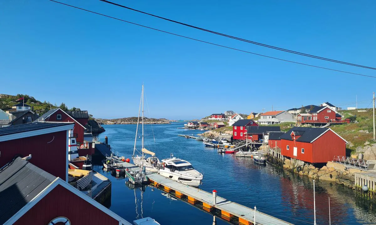 Bogøyvær Gjestehavn: {"base": "no", "no": "Luftspenn er litt f\u00f8r bruen n\u00e5r man g\u00e5r inn fra nord. En flaggstang st\u00e5r p\u00e5 gjestebryggen der luftspenn er.", "se": "Luftledning \u00e4r strax f\u00f6re bron n\u00e4r man g\u00e5r in fr\u00e5n norr. En flaggst\u00e5ng st\u00e5r p\u00e5 g\u00e4stbryggan d\u00e4r luftledningen \u00e4r.", "en": "The overhead power lines are just before the bridge when entering from the north. A flagpole stands on the guest pier where the overhead power lines are.", "da": "Luftsp\u00e6nd er lidt f\u00f8r broen, n\u00e5r man g\u00e5r ind fra nord. En flagstang st\u00e5r p\u00e5 g\u00e6stebryggen, hvor luftsp\u00e6ndet er.", "fr": "Les lignes a\u00e9riennes sont juste avant le pont lorsque vous entrez par le nord. Un m\u00e2t de drapeau se trouve sur le quai des visiteurs l\u00e0 o\u00f9 se trouve les lignes a\u00e9riennes.", "de": "Luftkabeln befindet sich kurz vor der Br\u00fccke, wenn man von Norden herein kommt. Ein Fahnenmast steht am G\u00e4stesteg, wo sich die Luftkabeln befinden.", "es": "Los cables a\u00e9reos est\u00e1n poco antes del puente cuando se entra desde el norte. Un m\u00e1stil de bandera est\u00e1 en el muelle de visitantes donde est\u00e1n los cables a\u00e9reos.", "it": "Il cavo aereo si trova poco prima del ponte quando si entra da nord. Un'asta della bandiera \u00e8 situata sul molo per gli ospiti dove si trova il cavo aereo.", "pt": "Cabo a\u00e9reo est\u00e1 um pouco antes da ponte quando se entra pelo norte. Um mastro de bandeira est\u00e1 no cais de visitantes onde est\u00e1 o cabo a\u00e9reo.", "nl": "Luchtlijn is een beetje v\u00f3\u00f3r de brug wanneer men vanuit het noorden binnenkomt. Een vlaggenmast staat op de gastenpier waar de luchtlijn is.", "pl": "Napi\u0119cie powietrzne znajduje si\u0119 tu\u017c przed mostem, gdy wchodzi si\u0119 od p\u00f3\u0142nocy. Na kei dla go\u015bci, gdzie znajduje si\u0119 napi\u0119cie powietrzne, stoi maszt flagowy.", "uk": "\u041f\u043e\u0432\u0456\u0442\u0440\u044f\u043d\u0438\u0439 \u043f\u0435\u0440\u0435\u0445\u0456\u0434 \u0442\u0440\u043e\u0445\u0438 \u043f\u0435\u0440\u0435\u0434 \u043c\u043e\u0441\u0442\u043e\u043c \u043f\u0440\u0438 \u0432\u0445\u043e\u0434\u0456 \u0437 \u043f\u0456\u0432\u043d\u043e\u0447\u0456. \u0424\u043b\u0430\u0433\u0448\u0442\u043e\u043a \u0441\u0442\u043e\u0457\u0442\u044c \u043d\u0430 \u0433\u043e\u0441\u0442\u044c\u043e\u0432\u043e\u043c\u0443 \u043f\u0440\u0438\u0447\u0430\u043b\u0456 \u0442\u0430\u043c, \u0434\u0435 \u0437\u043d\u0430\u0445\u043e\u0434\u0438\u0442\u044c\u0441\u044f \u043f\u043e\u0432\u0456\u0442\u0440\u044f\u043d\u0438\u0439 \u043f\u0435\u0440\u0435\u0445\u0456\u0434.", "ro": "Cablu aerian este pu\u021bin \u00eenainte de pod c\u00e2nd se intr\u0103 dinspre nord. Un catarg de steag se afl\u0103 pe pontonul pentru oaspe\u021bi unde este cablul aerian.", "tr": "K\u00f6pr\u00fcye yakla\u015fmadan hemen \u00f6nce havai hatlar kuzeyden girildi\u011finde bulunmaktad\u0131r. Havai hatlar\u0131n bulundu\u011fu misafir iskelesinde bir bayrak dire\u011fi vard\u0131r.", "el": "\u039f\u03b9 \u03b5\u03bd\u03b1\u03ad\u03c1\u03b9\u03b5\u03c2 \u03b3\u03c1\u03b1\u03bc\u03bc\u03ad\u03c2 \u03b2\u03c1\u03af\u03c3\u03ba\u03bf\u03bd\u03c4\u03b1\u03b9 \u03bb\u03af\u03b3\u03bf \u03c0\u03c1\u03b9\u03bd \u03b1\u03c0\u03cc \u03c4\u03b7 \u03b3\u03ad\u03c6\u03c5\u03c1\u03b1 \u03cc\u03c4\u03b1\u03bd \u03b5\u03b9\u03c3\u03ad\u03c1\u03c7\u03b5\u03c4\u03b1\u03b9 \u03ba\u03b1\u03bd\u03b5\u03af\u03c2 \u03b1\u03c0\u03cc \u03c4\u03bf\u03bd \u03b2\u03bf\u03c1\u03c1\u03ac. \u0388\u03bd\u03b1\u03c2 \u03b9\u03c3\u03c4\u03cc\u03c2 \u03c3\u03b7\u03bc\u03b1\u03af\u03b1\u03c2 \u03b2\u03c1\u03af\u03c3\u03ba\u03b5\u03c4\u03b1\u03b9 \u03c3\u03c4\u03b7\u03bd \u03b1\u03c0\u03bf\u03b2\u03ac\u03b8\u03c1\u03b1 \u03c4\u03c9\u03bd \u03b5\u03c0\u03b9\u03c3\u03ba\u03b5\u03c0\u03c4\u03ce\u03bd, \u03cc\u03c0\u03bf\u03c5 \u03c5\u03c0\u03ac\u03c1\u03c7\u03bf\u03c5\u03bd \u03bf\u03b9 \u03b5\u03bd\u03b1\u03ad\u03c1\u03b9\u03b5\u03c2 \u03b3\u03c1\u03b1\u03bc\u03bc\u03ad\u03c2.", "cs": "Elektrick\u00e9 veden\u00ed je trochu p\u0159ed mostem, kdy\u017e p\u0159iplouv\u00e1te od severu. Vlajkov\u00fd sto\u017e\u00e1r stoj\u00ed na hostuj\u00edc\u00edm molu, kde je elektrick\u00e9 veden\u00ed.", "hu": "L\u00e9gvezet\u00e9k van egy kicsit a h\u00edd el\u0151tt, amikor \u00e9szakr\u00f3l \u00e9rkez\u00fcnk be. Egy z\u00e1szl\u00f3r\u00fad \u00e1ll a vend\u00e9gm\u00f3l\u00f3n\u00e1l, ahol a l\u00e9gvezet\u00e9k tal\u00e1lhat\u00f3.", "fi": "Ilmajohto on hieman ennen siltaa, kun saavutaan pohjoisesta. Lipputanko on vieraslaiturilla, miss\u00e4 ilmajohto sijaitsee.", "bg": "\u0412\u044a\u0437\u0434\u0443\u0448\u0435\u043d \u043a\u0430\u0431\u0435\u043b \u0438\u043c\u0430 \u043c\u0430\u043b\u043a\u043e \u043f\u0440\u0435\u0434\u0438 \u043c\u043e\u0441\u0442\u0430, \u043a\u043e\u0433\u0430\u0442\u043e \u0441\u0435 \u0432\u043b\u0438\u0437\u0430 \u043e\u0442 \u0441\u0435\u0432\u0435\u0440. \u041d\u0430 \u043a\u0435\u0439 \u0441\u044a\u0441 \u0437\u043d\u0430\u043c\u0435\u043d\u0446\u0430 \u0438\u043c\u0430 \u043f\u0438\u043b\u043e\u043d \u0442\u0430\u043c, \u043a\u044a\u0434\u0435\u0442\u043e \u0435 \u0432\u044a\u0437\u0434\u0443\u0448\u043d\u0438\u044f\u0442 \u043a\u0430\u0431\u0435\u043b.", "sr": "Nadzemni vodovi su malo pre mosta kada se ulazi sa severa. Jarbol stoji na gostuju\u0107em pristani\u0161tu gde su nadzemni vodovi.", "et": "\u00d5huliinid asuvad enne silda, kui siseneda p\u00f5hjast. Lipumast asub k\u00fclalisv\u00f5rgul, kus \u00f5huliinid on.", "lv": "Gaisa vadi ir nedaudz pirms tilta, kad ien\u0101k no zieme\u013ciem. Viesu piest\u0101tn\u0113, kur atrodas gaisa vadi, ir karoga masts.", "lt": "Oro kabelis yra prie\u0161 tilt\u0105, kai \u012fplaukiama i\u0161 \u0161iaur\u0117s. Ant sve\u010di\u0173 prieplaukos, kur yra oro kabelis, stovi v\u0117liavos stiebas."}