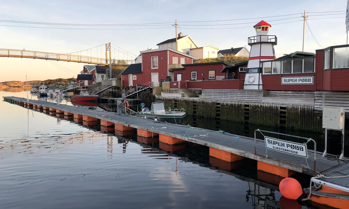 Gjestebrygga på Bogøyvær ligger rett utenfor Supen Pøbb.