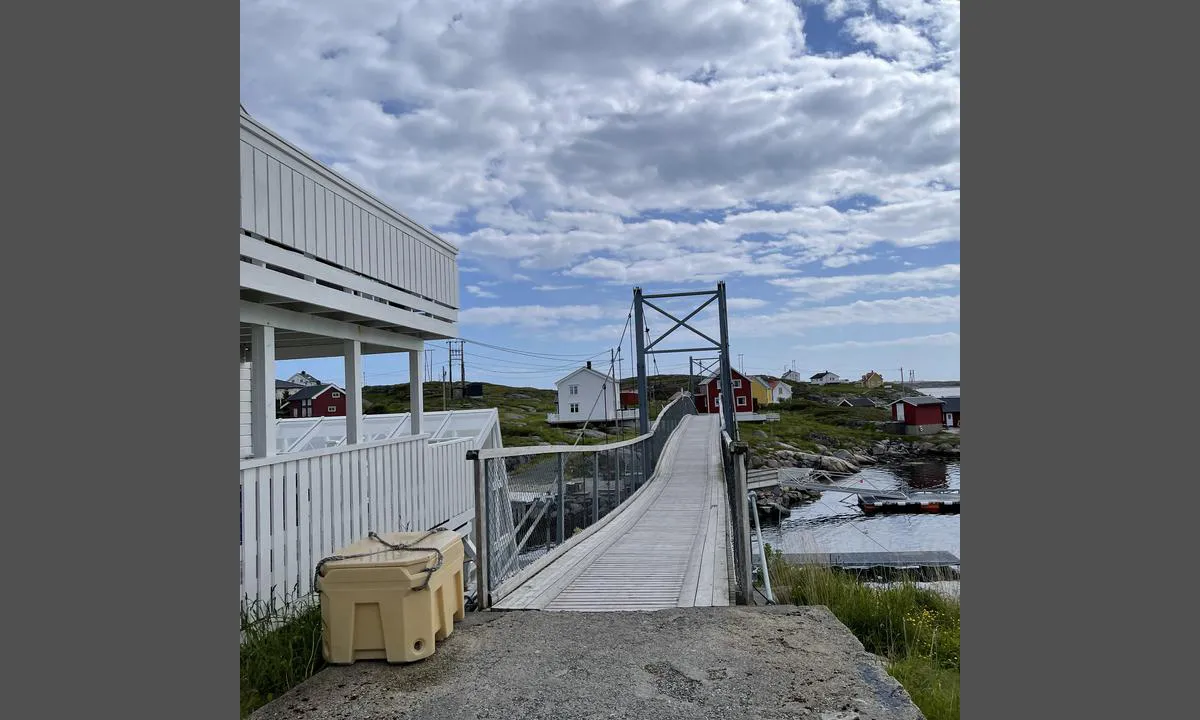 Bogøyvær Gjestehavn: Gangbrua mellom øyene leder til den lengste stien (15-20 min) til ett av de to utsiktspunktene.