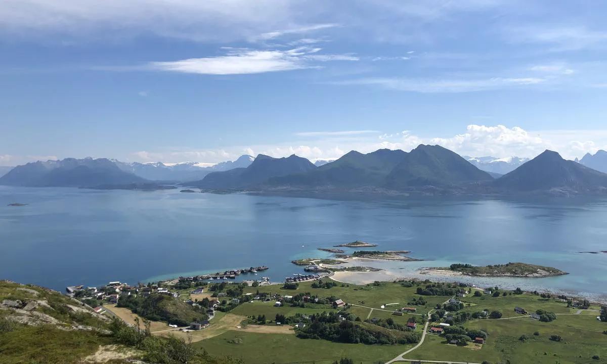 Utsikt over havnen på vei opp til toppen av Bolga!.