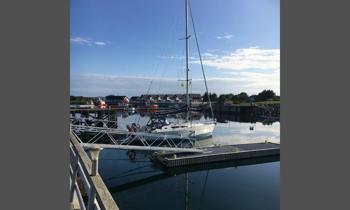 Bolga Gjestehavn: 2 flytrbtygger beregnet på gjester.I bakgrunnen kan du skimte gjestebrygge og.Rett bak masten ligger dieselfylling.Havn skjermet for sjødrag.Butikk noen hundre metwr fra havnenRestauant sommerstid.