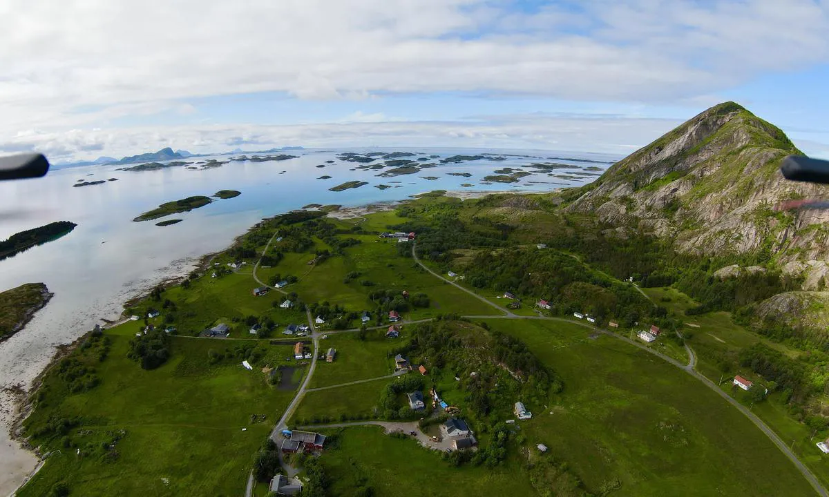 {"base": "en", "no": "Du kan ta en tur p\u00e5 s\u00f8rsiden av Bolga, vist her, og hvis du vil g\u00e5 en liten tur ogs\u00e5 nordover gjennom en liten kl\u00f8ft / hule over fjellet tilbake til havnen.", "se": "Du kan ta en promenad p\u00e5 s\u00f6dra sidan av Bolga, som visas h\u00e4r, och om du vill vandra lite \u00e4ven runt till norr genom en liten canyon/grotta \u00f6ver berget tillbaka till hamnen.", "en": "You can make a walk at the south side of Bolga, shown here  and if you want to hike a little bit als around to the north through a small canyon / cave over the mountain back to the harbour.", "da": "Du kan g\u00e5 en tur p\u00e5 sydsiden af Bolga, vist her, og hvis du vil vandre lidt, kan du ogs\u00e5 g\u00e5 rundt til nord gennem en lille kl\u00f8ft/hule over bjerget tilbage til havnen.", "fr": "Vous pouvez vous promener du c\u00f4t\u00e9 sud de Bolga, indiqu\u00e9 ici, et si vous souhaitez faire une petite randonn\u00e9e, passez \u00e9galement par le nord \u00e0 travers un petit canyon/caverne sur la montagne pour revenir au port.", "de": "Sie k\u00f6nnen einen Spaziergang auf der S\u00fcdseite von Bolga machen, wie hier gezeigt, und wenn Sie ein bisschen wandern m\u00f6chten, auch um den Norden durch eine kleine Schlucht / H\u00f6hle \u00fcber den Berg zur\u00fcck zum Hafen.", "es": "Puede dar un paseo en el lado sur de Bolga, mostrado aqu\u00ed, y si desea hacer un poco de senderismo tambi\u00e9n puede ir hacia el norte a trav\u00e9s de un peque\u00f1o ca\u00f1\u00f3n/cueva sobre la monta\u00f1a de regreso al puerto.", "it": "Puoi fare una passeggiata sul lato sud di Bolga, mostrato qui e, se vuoi fare un'escursione, puoi anche andare verso nord attraverso un piccolo canyon / grotta oltre la montagna fino a tornare al porto.", "pt": "Voc\u00ea pode fazer uma caminhada no lado sul de Bolga, mostrado aqui e, se voc\u00ea quiser, pode tamb\u00e9m fazer uma trilha ao norte atrav\u00e9s de um pequeno c\u00e2nion/caverna sobre a montanha de volta ao porto.", "nl": "Je kunt een wandeling maken aan de zuidkant van Bolga, zoals hier getoond, en als je een beetje wilt wandelen ook naar het noorden door een kleine kloof / grot over de berg terug naar de haven.", "pl": "Mo\u017cesz wybra\u0107 si\u0119 na spacer na po\u0142udniow\u0105 stron\u0119 Bolgi, pokazany tutaj, a je\u015bli chcesz, mo\u017cesz r\u00f3wnie\u017c w\u0119drowa\u0107 troch\u0119 na p\u00f3\u0142noc przez ma\u0142y kanion / jaskini\u0119 nad g\u00f3r\u0105 z powrotem do portu.", "uk": "\u0412\u0438 \u043c\u043e\u0436\u0435\u0442\u0435 \u043f\u0440\u043e\u0433\u0443\u043b\u044f\u0442\u0438\u0441\u044f \u043f\u0456\u0432\u0434\u0435\u043d\u043d\u043e\u044e \u0441\u0442\u043e\u0440\u043e\u043d\u043e\u044e \u0411\u043e\u043b\u0433\u0438, \u043f\u043e\u043a\u0430\u0437\u0430\u043d\u043e\u044e \u0442\u0443\u0442, \u0430 \u044f\u043a\u0449\u043e \u0445\u043e\u0447\u0435\u0442\u0435 \u0442\u0440\u043e\u0445\u0438 \u043f\u043e\u0445\u0430\u0439\u043a\u0430\u0442\u0438, \u0442\u0430\u043a\u043e\u0436 \u043d\u0430\u0432\u043a\u043e\u043b\u043e \u043d\u0430 \u043f\u0456\u0432\u043d\u0456\u0447 \u0447\u0435\u0440\u0435\u0437 \u043c\u0430\u043b\u0438\u0439 \u043a\u0430\u043d\u044c\u0439\u043e\u043d / \u043f\u0435\u0447\u0435\u0440\u0443 \u0447\u0435\u0440\u0435\u0437 \u0433\u043e\u0440\u0443 \u043d\u0430\u0437\u0430\u0434 \u0434\u043e \u0433\u0430\u0432\u0430\u043d\u0456.", "ro": "Pute\u021bi face o plimbare pe partea de sud a Bolga, ar\u0103tat\u0103 aici \u0219i dac\u0103 dori\u021bi s\u0103 face\u021bi \u0219i o mic\u0103 drume\u021bie \u00een jurul p\u0103r\u021bii de nord printr-un canion mic / pe\u0219ter\u0103 peste munte \u00eenapoi spre port.", "tr": "Bolga'n\u0131n g\u00fcney taraf\u0131nda bir y\u00fcr\u00fcy\u00fc\u015f yapabilirsiniz, burada g\u00f6sterildi\u011fi gibi ve e\u011fer biraz daha y\u00fcr\u00fcmek isterseniz, kuzeye do\u011fru k\u00fc\u00e7\u00fck bir kanyon / ma\u011fara yoluyla da\u011f\u0131n \u00fczerinden limana geri d\u00f6nebilirsiniz.", "el": "\u039c\u03c0\u03bf\u03c1\u03b5\u03af\u03c4\u03b5 \u03bd\u03b1 \u03ba\u03ac\u03bd\u03b5\u03c4\u03b5 \u03ad\u03bd\u03b1\u03bd \u03c0\u03b5\u03c1\u03af\u03c0\u03b1\u03c4\u03bf \u03c3\u03c4\u03b7 \u03bd\u03cc\u03c4\u03b9\u03b1 \u03c0\u03bb\u03b5\u03c5\u03c1\u03ac \u03c4\u03b7\u03c2 Bolga, \u03c0\u03bf\u03c5 \u03c6\u03b1\u03af\u03bd\u03b5\u03c4\u03b1\u03b9 <a>\u03b5\u03b4\u03ce</a> \u03ba\u03b1\u03b9 \u03b1\u03bd \u03b8\u03ad\u03bb\u03b5\u03c4\u03b5 \u03bd\u03b1 \u03ba\u03ac\u03bd\u03b5\u03c4\u03b5 \u03ba\u03b1\u03b9 \u03bc\u03b9\u03b1 \u03bc\u03b9\u03ba\u03c1\u03ae \u03c0\u03b5\u03b6\u03bf\u03c0\u03bf\u03c1\u03af\u03b1 \u03c0\u03c1\u03bf\u03c2 \u03c4\u03bf\u03bd \u03b2\u03bf\u03c1\u03c1\u03ac \u03bc\u03ad\u03c3\u03b1 \u03b1\u03c0\u03cc \u03ad\u03bd\u03b1 \u03bc\u03b9\u03ba\u03c1\u03cc \u03c6\u03b1\u03c1\u03ac\u03b3\u03b3\u03b9 / \u03c3\u03c0\u03b7\u03bb\u03b9\u03ac \u03c0\u03ac\u03bd\u03c9 \u03b1\u03c0\u03cc \u03c4\u03bf \u03b2\u03bf\u03c5\u03bd\u03cc \u03c0\u03af\u03c3\u03c9 \u03c3\u03c4\u03bf \u03bb\u03b9\u03bc\u03ac\u03bd\u03b9.", "cs": "M\u016f\u017eete si ud\u011blat proch\u00e1zku na ji\u017en\u00ed stran\u011b Bolgy, jak je zde uk\u00e1z\u00e1no, a pokud chcete trochu pohikovat, tak tak\u00e9 kolem na sever p\u0159es mal\u00fd ka\u0148on / jeskyni p\u0159es horu zp\u011bt do p\u0159\u00edstavu.", "hu": "S\u00e9t\u00e1t tehet Bolga d\u00e9li oldal\u00e1n, amely itt l\u00e1that\u00f3, \u00e9s ha egy kicsit t\u00far\u00e1zni szeretne, \u00e9szak fel\u00e9 is k\u00f6rbej\u00e1rhat egy kis kanyonon / barlangon kereszt\u00fcl a hegyen, vissza a kik\u00f6t\u0151be.", "fi": "Voit k\u00e4vell\u00e4 Bolgan etel\u00e4puolella, kuten t\u00e4ss\u00e4 on esitetty, ja jos haluat tehd\u00e4 pienen patikoinnin, voit kiert\u00e4\u00e4 my\u00f6s pohjoiseen pienen kanjonin / luolan kautta vuoren yli takaisin satamaan.", "bg": "\u041c\u043e\u0436\u0435\u0442\u0435 \u0434\u0430 \u043d\u0430\u043f\u0440\u0430\u0432\u0438\u0442\u0435 \u0440\u0430\u0437\u0445\u043e\u0434\u043a\u0430 \u043e\u0442 \u044e\u0436\u043d\u0430\u0442\u0430 \u0441\u0442\u0440\u0430\u043d\u0430 \u043d\u0430 \u0411\u043e\u043b\u0433\u0430, \u043f\u043e\u043a\u0430\u0437\u0430\u043d\u0430 \u0442\u0443\u043a \u0438 \u0430\u043a\u043e \u0438\u0441\u043a\u0430\u0442\u0435 \u0434\u0430 \u043f\u043e\u0445\u043e\u0434\u0438\u0442\u0435 \u043c\u0430\u043b\u043a\u043e, \u0441\u044a\u0449\u043e \u0438 \u043d\u0430 \u0441\u0435\u0432\u0435\u0440 \u043f\u0440\u0435\u0437 \u043c\u0430\u043b\u044a\u043a \u043a\u0430\u043d\u044c\u043e\u043d / \u043f\u0435\u0449\u0435\u0440\u0430 \u043d\u0430\u0434 \u043f\u043b\u0430\u043d\u0438\u043d\u0430\u0442\u0430 \u043e\u0431\u0440\u0430\u0442\u043d\u043e \u0434\u043e \u043f\u0440\u0438\u0441\u0442\u0430\u043d\u0438\u0449\u0435\u0442\u043e.", "sr": "Mo\u017eete napraviti \u0161etnju ju\u017enom stranom Bolge, prikazano ovde i ako \u017eelite malo da planinarite i oko severa kroz mali kanjon/pe\u0107inu preko planine nazad do luke.", "et": "Saate teha jalutusk\u00e4igu Bolga l\u00f5unak\u00fcljel, nagu n\u00e4idatud siin, ja kui soovite, v\u00f5ite ka matkata natuke ringi p\u00f5hja poole l\u00e4bi v\u00e4ikese kanjoni / koopa \u00fcle m\u00e4e tagasi sadamasse.", "lv": "J\u016bs varat pastaig\u0101ties Bolgas dienvidu pus\u0113, k\u0101 par\u0101d\u012bts \u0161eit, un, ja v\u0113laties nedaudz p\u0101rg\u0101jienu, varat doties ar\u012b uz zieme\u013ciem caur nelielu kanjonu / alu p\u0101ri kalnam atpaka\u013c uz ostu.", "lt": "J\u016bs galite pasivaik\u0161\u010dioti pietin\u0117je Bolgos pus\u0117je, parodytoje \u010dia, ir jei norite \u0161iek tiek pakeliauti taip pat aplink \u012f \u0161iaur\u0119 per ma\u017e\u0105 kanjon\u0105 / urv\u0105 per kaln\u0105 atgal \u012f uost\u0105."}