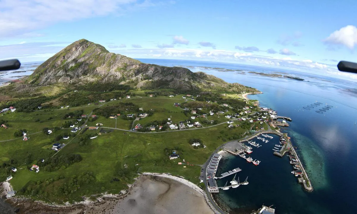 Bolga Gjestehavn: {"base": "en", "no": "Vakre velutstyrte gjestebrygge og fasiliteter.", "se": "Vacker v\u00e4lutrustad g\u00e4stpontont och faciliteter.", "en": "Beautiful well equipped guest pontoon and facilities.", "da": "Smuk veludstyret g\u00e6steponton og faciliteter.", "fr": "Beau ponton d'accueil bien \u00e9quip\u00e9 et installations.", "de": "Sch\u00f6ner, gut ausgestatteter G\u00e4steponton und Einrichtungen.", "es": "Hermoso pantal\u00e1n para invitados bien equipado y con instalaciones.", "it": "Bellissimo pontile per ospiti ben attrezzato e servizi.", "pt": "Belo pont\u00e3o para visitantes bem equipado e instala\u00e7\u00f5es.", "nl": "Prachtige goed uitgeruste gastponton en voorzieningen.", "pl": "Pi\u0119kny, dobrze wyposa\u017cony pomost go\u015bcinny i udogodnienia.", "uk": "\u041a\u0440\u0430\u0441\u0438\u0432\u0438\u0439 \u0434\u043e\u0431\u0440\u0435 \u043e\u0441\u043d\u0430\u0449\u0435\u043d\u0438\u0439 \u0433\u043e\u0441\u0442\u044c\u043e\u0432\u0438\u0439 \u043f\u043e\u043d\u0442\u043e\u043d \u0456 \u0437\u0440\u0443\u0447\u043d\u043e\u0441\u0442\u0456.", "ro": "Ponton pentru oaspe\u021bi frumos echipat \u0219i facilit\u0103\u021bi.", "tr": "G\u00fczel, iyi donan\u0131ml\u0131 misafir iskelesi ve tesisler.", "el": "\u038c\u03bc\u03bf\u03c1\u03c6\u03b7 \u03ba\u03b1\u03bb\u03ac \u03b5\u03be\u03bf\u03c0\u03bb\u03b9\u03c3\u03bc\u03ad\u03bd\u03b7 \u03c0\u03bb\u03c9\u03c4\u03ae \u03c0\u03c1\u03bf\u03b2\u03bb\u03ae\u03c4\u03b1 \u03b5\u03c0\u03b9\u03c3\u03ba\u03b5\u03c0\u03c4\u03ce\u03bd \u03ba\u03b1\u03b9 \u03b5\u03b3\u03ba\u03b1\u03c4\u03b1\u03c3\u03c4\u03ac\u03c3\u03b5\u03b9\u03c2.", "cs": "Kr\u00e1sn\u00e9 dob\u0159e vybaven\u00e9 molo pro hosty a za\u0159\u00edzen\u00ed.", "hu": "Sz\u00e9pen felszerelt vend\u00e9gpontonos \u00e9s l\u00e9tes\u00edtm\u00e9nyek.", "fi": "Kaunis hyvin varusteltu vieraslaituri ja palvelut.", "bg": "\u041a\u0440\u0430\u0441\u0438\u0432 \u0434\u043e\u0431\u0440\u0435 \u043e\u0431\u043e\u0440\u0443\u0434\u0432\u0430\u043d \u043f\u043e\u043d\u0442\u043e\u043d \u0437\u0430 \u0433\u043e\u0441\u0442\u0438 \u0438 \u0441\u044a\u043e\u0440\u044a\u0436\u0435\u043d\u0438\u044f.", "sr": "Prelepi dobro opremljeni gostuju\u0107i ponton i objekti.", "et": "Ilus ja h\u00e4sti varustatud k\u00fclalistepontoon ja rajatised.", "lv": "Skaisti labi apr\u012bkots viesu pontons un iek\u0101rtas.", "lt": "Gra\u017eus, gerai \u012frengtas sve\u010di\u0173 pontonas ir patogumai."}