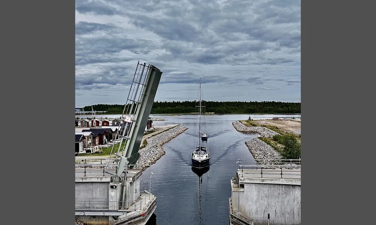 Bondön Marina: {"base": "se", "no": "Bond\u00f8kanalen fra s\u00f8r", "se": "Bond\u00f6kanalen fr\u00e5n  syd", "en": "Bond\u00f6kanalen from the south", "da": "Bond\u00f8kanalen fra syd", "fr": "Le canal de Bond\u00f6 depuis le sud", "de": "Bond\u00f6kanal von S\u00fcden", "es": "El canal de Bond\u00f6 desde el sur", "it": "Canale di Bond\u00f6 da sud", "pt": "Canal de Bond\u00f6 do sul", "nl": "Bond\u00f6kanaal vanuit het zuiden", "pl": "Kana\u0142 Bond\u00f6 od po\u0142udnia", "uk": "Bond\u00f6\u043a\u0430\u043d\u0430\u043b \u0437 \u043f\u0456\u0432\u0434\u043d\u044f", "ro": "Bond\u00f6kanalen din sud", "tr": "<i>Sydden</i>'den Bond\u00f6k Kanal\u0131", "el": "\u039a\u03b1\u03bd\u03ac\u03bb\u03b9 \u039c\u03c0\u03cc\u03bd\u03c4\u03bf \u03b1\u03c0\u03cc \u03bd\u03cc\u03c4\u03bf", "cs": "Kan\u00e1l Bond\u00f6kanalen z jihu", "hu": "Bond\u00f6-csatorna d\u00e9lr\u0151l", "fi": "Bond\u00f6kanavan etel\u00e4puolelta", "bg": "\u041a\u0430\u043d\u0430\u043b\u044a\u0442 \u0411\u043e\u043d\u0434\u044c\u043e \u043e\u0442 \u044e\u0433", "sr": "Bondokanalen sa juga", "et": "Bond\u00f6kanali l\u00f5una poolt", "lv": "Bond\u00f6kan\u0101ls no dienvidiem", "lt": "Bond\u00f6 kanalas i\u0161 piet\u0173"}