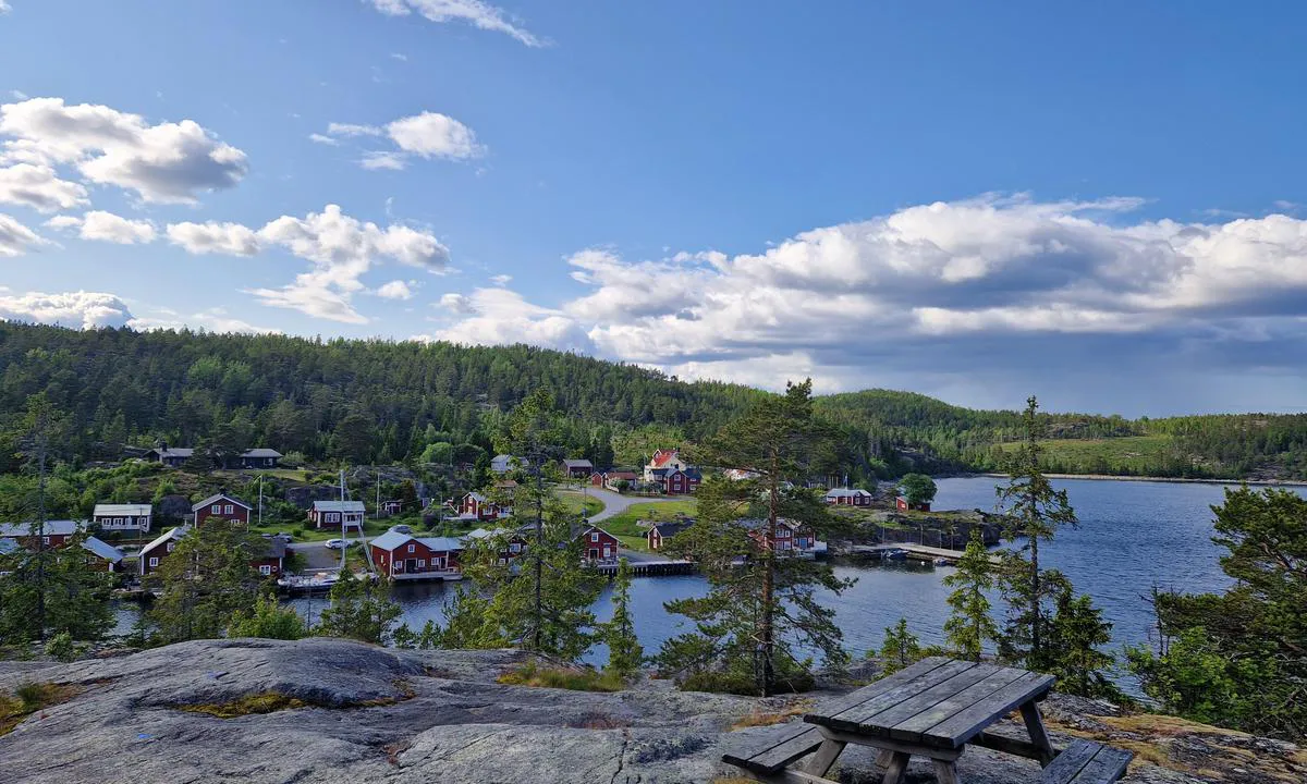 Bönhamn: {"base": "en", "no": "Utsikt fra merkede stien. Piknik- og grillomr\u00e5de er tilgjengelig.", "se": "Utsikt fr\u00e5n den skyltade promenaden. Picknick- och grillplats finns tillg\u00e4nglig.", "en": "View from the signed posted walk. Picnic and barbecue zone are available.", "da": "Udsigt fra den afm\u00e6rkede sti. Picnic- og grillzoner er tilg\u00e6ngelige.", "fr": "Vue depuis le sentier balis\u00e9. Zone de pique-nique et de barbecue disponibles.", "de": "Aussicht vom ausgeschilderten Spaziergang. Picknick- und Grillzone sind vorhanden.", "es": "Vista desde el paseo se\u00f1alizado. Zona de picnic y barbacoa disponible.", "it": "Vista dal percorso segnato. Zona picnic e barbecue sono disponibili.", "pt": "Vista do passeio sinalizado. Zona de piquenique e churrasco dispon\u00edveis.", "nl": "Uitzicht vanaf de aangegeven wandelroute. Picknick- en barbecuezone zijn beschikbaar.", "pl": "Widok z oznakowanej \u015bcie\u017cki. Dost\u0119pna jest strefa piknikowa i miejsce do grillowania.", "uk": "\u0412\u0438\u0434 \u0437 \u043f\u0456\u0434\u043f\u0438\u0441\u0430\u043d\u043e\u0457 \u043f\u0440\u043e\u0433\u0443\u043b\u044f\u043d\u043a\u043e\u0432\u043e\u0457 \u0434\u043e\u0440\u0456\u0436\u043a\u0438. \u0414\u043e\u0441\u0442\u0443\u043f\u043d\u0456 \u0437\u043e\u043d\u0430 \u0434\u043b\u044f \u043f\u0456\u043a\u043d\u0456\u043a\u0430 \u0442\u0430 \u0431\u0430\u0440\u0431\u0435\u043a\u044e.", "ro": "Vedere de pe traseul semnalizat. Zon\u0103 de picnic \u0219i gr\u0103tar sunt disponibile.", "tr": "\u0130mzal\u0131 y\u00fcr\u00fcy\u00fc\u015f yolundan manzara. Piknik ve barbek\u00fc alan\u0131 mevcuttur.", "el": "\u0398\u03ad\u03b1 \u03b1\u03c0\u03cc \u03c4\u03b7\u03bd \u03c3\u03b7\u03bc\u03b1\u03b9\u03bf\u03c3\u03c4\u03bf\u03bb\u03b9\u03c3\u03bc\u03ad\u03bd\u03b7 \u03b4\u03b9\u03b1\u03b4\u03c1\u03bf\u03bc\u03ae. \u03a5\u03c0\u03ac\u03c1\u03c7\u03b5\u03b9 \u03b6\u03ce\u03bd\u03b7 \u03b3\u03b9\u03b1 \u03c0\u03b9\u03ba\u03bd\u03af\u03ba \u03ba\u03b1\u03b9 \u03bc\u03c0\u03ac\u03c1\u03bc\u03c0\u03b5\u03ba\u03b9\u03bf\u03c5.", "cs": "V\u00fdhled z ozna\u010den\u00e9 stezky. K dispozici jsou piknikov\u00e1 a barbecue z\u00f3na.", "hu": "Kil\u00e1t\u00e1s a jelzett s\u00e9t\u00e1nyr\u00f3l. Piknikez\u0151 \u00e9s grillez\u0151 z\u00f3na \u00e1ll rendelkez\u00e9sre.", "fi": "N\u00e4kym\u00e4 merkitylt\u00e4 k\u00e4velyreitilt\u00e4. Piknik- ja grillialue ovat saatavilla.", "bg": "\u0418\u0437\u0433\u043b\u0435\u0434 \u043e\u0442 \u043e\u0431\u043e\u0437\u043d\u0430\u0447\u0435\u043d\u0430\u0442\u0430 \u0440\u0430\u0437\u0445\u043e\u0434\u043a\u0430. \u041f\u0440\u0435\u0434\u043b\u0430\u0433\u0430 \u0441\u0435 \u0437\u043e\u043d\u0430 \u0437\u0430 \u043f\u0438\u043a\u043d\u0438\u043a \u0438 \u0431\u0430\u0440\u0431\u0435\u043a\u044e.", "sr": "\u041f\u043e\u0433\u043b\u0435\u0434 \u0441\u0430 \u043e\u0431\u0435\u043b\u0435\u0436\u0435\u043d\u0435 \u0441\u0442\u0430\u0437\u0435. \u041f\u0438\u043a\u043d\u0438\u043a \u0438 \u0440\u043e\u0448\u0442\u0438\u0459 \u0437\u043e\u043d\u0430 \u0441\u0443 \u0434\u043e\u0441\u0442\u0443\u043f\u043d\u0438.", "et": "Vaade t\u00e4histatud jalutusteelt. Pikniku- ja grilliala on saadaval.", "lv": "Skats no apz\u012bm\u0113t\u0101s pastaigu takas. Pieejama piknika un grila zona.", "lt": "Vaizdas i\u0161 pa\u017eym\u0117to tako. Yra i\u0161kylavimo ir kepimo zona."}