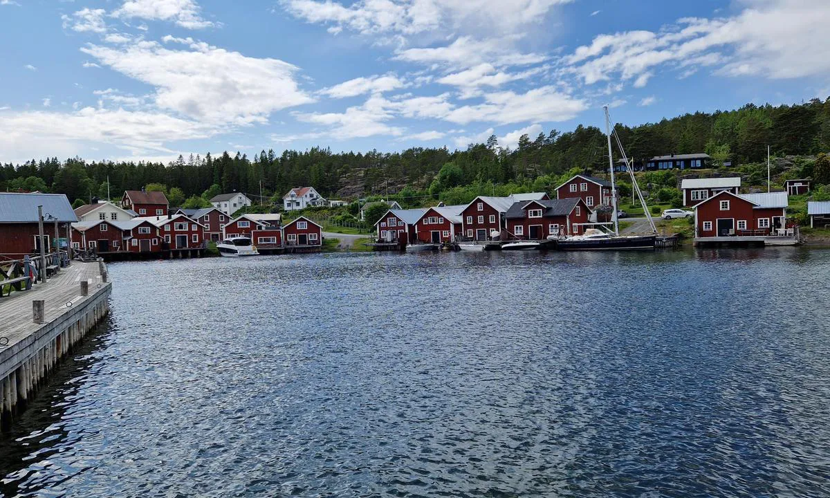 Bönhamn: {"base": "en", "no": "S\u00f8r\u00f8st- og Nordvestpontongen.", "se": "Sydost- och Nordv\u00e4st-pontonerna.", "en": "The South east and North West pontoon.", "da": "Syd\u00f8st- og Nordvest-ponton.", "fr": "Le ponton Sud-Est et Nord-Ouest.", "de": "Der S\u00fcdost- und Nordwest-Ponton.", "es": "El pont\u00f3n Sureste y Noroeste.", "it": "Il pontile Sud-Est e Nord-Ovest.", "pt": "O pont\u00e3o Sudeste e Noroeste.", "nl": "De zuidoostelijke en noordwestelijke drijvende steiger.", "pl": "Po\u0142udniowo-wschodni i p\u00f3\u0142nocno-zachodni p\u0142ywaj\u0105cy pomost.", "uk": "\u041f\u043e\u043d\u0442\u043e\u043d \u043d\u0430 \u043f\u0456\u0432\u0434\u0435\u043d\u043d\u043e\u043c\u0443 \u0441\u0445\u043e\u0434\u0456 \u0442\u0430 \u043f\u0456\u0432\u043d\u0456\u0447\u043d\u043e\u043c\u0443 \u0437\u0430\u0445\u043e\u0434\u0456.", "ro": "Pontonul Sud-Est \u0219i Nord-Vest.", "tr": "<i>G\u00fcneydo\u011fu</i> ve <i>Kuzeybat\u0131</i> y\u00fczer iskele.", "el": "\u0397 \u03b1\u03c0\u03bf\u03b2\u03ac\u03b8\u03c1\u03b1 \u03bd\u03bf\u03c4\u03b9\u03bf\u03b1\u03bd\u03b1\u03c4\u03bf\u03bb\u03b9\u03ba\u03ac \u03ba\u03b1\u03b9 \u03b2\u03bf\u03c1\u03b5\u03b9\u03bf\u03b4\u03c5\u03c4\u03b9\u03ba\u03ac.", "cs": "Jihov\u00fdchodn\u00ed a severoz\u00e1padn\u00ed plovouc\u00ed molo.", "hu": "A d\u00e9lkeleti \u00e9s \u00e9szaknyugati \u00fasz\u00f3m\u00f3l\u00f3.", "fi": "Kaakkois- ja Luoteislaituri.", "bg": "\u042e\u0433\u043e\u0438\u0437\u0442\u043e\u0447\u0435\u043d \u0438 \u0441\u0435\u0432\u0435\u0440\u043e\u0437\u0430\u043f\u0430\u0434\u0435\u043d \u043f\u043e\u043d\u0442\u043e\u043d.", "sr": "Jugoisto\u010dni i Severoisto\u010dni ponton.", "et": "Kagu ja loode suuna pontoon.", "lv": "Dienvidaustrumu un Zieme\u013crietumu pontons.", "lt": "Pietry\u010di\u0173 ir \u0160iaur\u0117s Vakar\u0173 pontonai."}