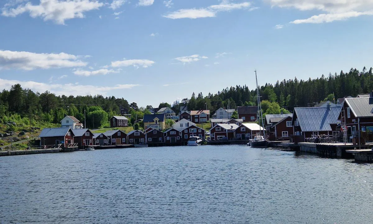 Bönhamn: {"base": "en", "no": "Utsikt fra nord. Til venstre hovedpontongen med vann og elektrisitet. Fasilitetene er i det f\u00f8rste huset p\u00e5 venstre side. Til h\u00f8yre pontongen med seilb\u00e5ten (langs siden) kan fire b\u00e5ter legge til med akteranker. Den pontongen tilbyr vann, men ingen elektrisitet.", "se": "Utsikt fr\u00e5n norr. Till v\u00e4nster huvudpontonen med vatten och el. Faciliteterna finns i f\u00f6rsta huset till v\u00e4nster. Till h\u00f6ger ponton med segelb\u00e5ten (l\u00e5ngsida) kan 4 b\u00e5tar l\u00e4gga till med akterankare. Den pontonen erbjuder vatten men ingen el.", "en": "View from the north. On the left the main pontoon with water and electricity. The facilities are in the first house on the left.\r\nOn the right pontoon with the sailing boat (a long side) 4 boats can take place with stern anchor. That pontoon offers water but no electricity.", "da": "Udsigt fra nord. Til venstre hovedpontonen med vand og elektricitet. Faciliteterne er i det f\u00f8rste hus til venstre. Til h\u00f8jre ponton med sejlb\u00e5den (langsiden), kan 4 b\u00e5de tage plads med agteranker. Den ponton tilbyder vand men ingen elektricitet.", "fr": "Vue depuis le nord. \u00c0 gauche, le ponton principal avec eau et \u00e9lectricit\u00e9. Les installations se trouvent dans la premi\u00e8re maison \u00e0 gauche.<br>\u00c0 droite, le ponton avec le voilier (un long c\u00f4t\u00e9) peut accueillir 4 bateaux avec une ancre de poupe. Ce ponton offre de l'eau mais pas d'\u00e9lectricit\u00e9.", "de": "Blick von Norden. Links der Hauptpontoon mit Wasser und Strom. Die Einrichtungen befinden sich im ersten Haus auf der linken Seite. Rechts Ponton mit dem Segelboot (l\u00e4ngsseits), 4 Boote k\u00f6nnen mit Heckanker Platz nehmen. Dieser Ponton bietet Wasser aber keinen Strom.", "es": "Vista desde el norte. A la izquierda el pantal\u00e1n principal con agua y electricidad. Las instalaciones est\u00e1n en la primera casa a la izquierda. A la derecha pantal\u00e1n con el velero (un largo lado) pueden ubicarse 4 barcos con ancla de popa. Ese pantal\u00e1n ofrece agua pero no electricidad.", "it": "Vista da nord. A sinistra il pontile principale con acqua ed elettricit\u00e0. I servizi sono nella prima casa a sinistra. A destra, il pontile con la barca a vela (un lato lungo) su cui possono ormeggiare 4 barche con ancoraggio di poppa. Quel pontile offre acqua ma non elettricit\u00e0.", "pt": "Vista do norte. \u00c0 esquerda, o pont\u00e3o principal com \u00e1gua e eletricidade. As instala\u00e7\u00f5es est\u00e3o na primeira casa \u00e0 esquerda. \u00c0 direita, o pont\u00e3o com o veleiro (a lado longo), 4 barcos podem atracar com \u00e2ncora de popa. Esse pont\u00e3o oferece \u00e1gua, mas n\u00e3o eletricidade.", "nl": "Uitzicht vanuit het noorden. Aan de linkerkant de hoofdsteiger met water en elektriciteit. De faciliteiten bevinden zich in het eerste huis aan de linkerkant. Aan de rechterkant de steiger met het zeilboot (langs de lange zijde) waar 4 boten kunnen aanleggen met een hekanker. Die steiger biedt water maar geen elektriciteit.", "pl": "Widok od p\u00f3\u0142nocy. Po lewej g\u0142\u00f3wny pomost z wod\u0105 i pr\u0105dem. Udogodnienia znajduj\u0105 si\u0119 w pierwszym domu po lewej stronie. Po prawej pomost z \u0142odzi\u0105 \u017caglow\u0105 (d\u0142uga burta), na kt\u00f3rym mo\u017ce zmie\u015bci\u0107 si\u0119 4 \u0142odzie z kotwic\u0105 na rufie. Ten pomost oferuje wod\u0119, ale nie ma pr\u0105du.", "uk": "\u0412\u0438\u0434 \u0437 \u043f\u0456\u0432\u043d\u043e\u0447\u0456. \u0417\u043b\u0456\u0432\u0430 \u0433\u043e\u043b\u043e\u0432\u043d\u0438\u0439 \u043f\u043e\u043d\u0442\u043e\u043d \u0456\u0437 \u0432\u043e\u0434\u043e\u044e \u0442\u0430 \u0435\u043b\u0435\u043a\u0442\u0440\u0438\u043a\u043e\u044e. \u0417\u0440\u0443\u0447\u043d\u043e\u0441\u0442\u0456 \u0437\u043d\u0430\u0445\u043e\u0434\u044f\u0442\u044c\u0441\u044f \u0432 \u043f\u0435\u0440\u0448\u043e\u043c\u0443 \u0431\u0443\u0434\u0438\u043d\u043a\u0443 \u0437\u043b\u0456\u0432\u0430. \u0421\u043f\u0440\u0430\u0432\u0430 \u043f\u043e\u043d\u0442\u043e\u043d \u0437 \u0432\u0456\u0442\u0440\u0438\u043b\u044c\u043d\u0438\u043a\u043e\u043c (\u0434\u043e\u0432\u0433\u0430 \u0441\u0442\u043e\u0440\u043e\u043d\u0430), \u044f\u043a\u0438\u0439 \u043c\u043e\u0436\u0435 \u0432\u043c\u0456\u0441\u0442\u0438\u0442\u0438 4 \u0447\u043e\u0432\u043d\u0438 \u0437 \u043a\u043e\u0440\u043c\u043e\u0432\u0438\u043c \u044f\u043a\u043e\u0440\u0435\u043c. \u0426\u0435\u0439 \u043f\u043e\u043d\u0442\u043e\u043d \u043f\u0440\u043e\u043f\u043e\u043d\u0443\u0454 \u0432\u043e\u0434\u0443, \u0430\u043b\u0435 \u0431\u0435\u0437 \u0435\u043b\u0435\u043a\u0442\u0440\u0438\u043a\u0438.", "ro": "Vedere dinspre nord. \u00cen st\u00e2nga, pontonul principal cu ap\u0103 \u0219i electricitate. Facilit\u0103\u021bile se afl\u0103 \u00een prima cas\u0103 din st\u00e2nga. \u00cen dreapta, pontonul cu barca cu vele (pe o parte lung\u0103) poate g\u0103zdui 4 b\u0103rci cu ancor\u0103 de pup\u0103. Acel ponton ofer\u0103 ap\u0103, dar nu \u0219i electricitate.", "tr": "Kuzeyden g\u00f6r\u00fcn\u00fcm. Sol tarafta su ve elektrik bulunan ana iskele. Tesisler sol taraftaki ilk binada bulunmaktad\u0131r.<br>Sa\u011fdaki iskeleye (uzun kenarda) yelkenli tekne ile 4 tekne k\u0131\u00e7 demir ile yana\u015fabilir. Bu iskele su sa\u011flar ancak elektrik yoktur.", "el": "\u0398\u03ad\u03b1 \u03b1\u03c0\u03cc \u03c4\u03bf\u03bd \u03b2\u03bf\u03c1\u03c1\u03ac. \u03a3\u03c4\u03b1 \u03b1\u03c1\u03b9\u03c3\u03c4\u03b5\u03c1\u03ac \u03b7 \u03ba\u03cd\u03c1\u03b9\u03b1 \u03c0\u03bb\u03c9\u03c4\u03ae \u03b5\u03be\u03ad\u03b4\u03c1\u03b1 \u03bc\u03b5 \u03bd\u03b5\u03c1\u03cc \u03ba\u03b1\u03b9 \u03b7\u03bb\u03b5\u03ba\u03c4\u03c1\u03b9\u03c3\u03bc\u03cc. \u039f\u03b9 \u03b5\u03b3\u03ba\u03b1\u03c4\u03b1\u03c3\u03c4\u03ac\u03c3\u03b5\u03b9\u03c2 \u03b2\u03c1\u03af\u03c3\u03ba\u03bf\u03bd\u03c4\u03b1\u03b9 \u03c3\u03c4\u03bf \u03c0\u03c1\u03ce\u03c4\u03bf \u03c3\u03c0\u03af\u03c4\u03b9 \u03c3\u03c4\u03b1 \u03b1\u03c1\u03b9\u03c3\u03c4\u03b5\u03c1\u03ac.\n\u03a3\u03c4\u03b1 \u03b4\u03b5\u03be\u03b9\u03ac \u03b7 \u03c0\u03bb\u03c9\u03c4\u03ae \u03b5\u03be\u03ad\u03b4\u03c1\u03b1 \u03bc\u03b5 \u03c4\u03bf \u03b9\u03c3\u03c4\u03b9\u03bf\u03c6\u03cc\u03c1\u03bf (\u03bc\u03af\u03b1 \u03c0\u03bb\u03b5\u03c5\u03c1\u03ac \u03bc\u03b1\u03ba\u03c1\u03b9\u03ac) \u03bc\u03c0\u03bf\u03c1\u03bf\u03cd\u03bd \u03bd\u03b1 \u03c0\u03ac\u03c1\u03bf\u03c5\u03bd \u03b8\u03ad\u03c3\u03b7 4 \u03c3\u03ba\u03ac\u03c6\u03b7 \u03bc\u03b5 \u03c0\u03c1\u03c5\u03bc\u03bd\u03b1\u03af\u03b1 \u03ac\u03b3\u03ba\u03c5\u03c1\u03b1. \u0391\u03c5\u03c4\u03ae \u03b7 \u03c0\u03bb\u03c9\u03c4\u03ae \u03b5\u03be\u03ad\u03b4\u03c1\u03b1 \u03c0\u03c1\u03bf\u03c3\u03c6\u03ad\u03c1\u03b5\u03b9 \u03bd\u03b5\u03c1\u03cc \u03b1\u03bb\u03bb\u03ac \u03cc\u03c7\u03b9 \u03b7\u03bb\u03b5\u03ba\u03c4\u03c1\u03b9\u03c3\u03bc\u03cc.", "cs": "Pohled ze severu. Vlevo hlavn\u00ed ponton s vodou a elekt\u0159inou. Za\u0159\u00edzen\u00ed jsou v prvn\u00edm dom\u011b vlevo. Vpravo ponton s plachetnic\u00ed (po cel\u00e9 d\u00e9lce) mohou se um\u00edstit 4 lod\u011b se z\u00e1dov\u00fdm kotvn\u00edm \u00favazem. Tento ponton nab\u00edz\u00ed vodu, ale \u017e\u00e1dnou elekt\u0159inu.", "hu": "Kil\u00e1t\u00e1s \u00e9szakr\u00f3l. Bal oldalon a f\u0151 ponton v\u00edzzel \u00e9s \u00e1rammal. A l\u00e9tes\u00edtm\u00e9nyek az els\u0151 h\u00e1zban tal\u00e1lhat\u00f3ak balra. Jobb oldalon a ponton a vitorl\u00e1s haj\u00f3val (hossz\u00fas\u00e1g\u00fa oldal) 4 haj\u00f3 f\u00e9r el farhorgony haszn\u00e1lat\u00e1val. Az a ponton vizet biztos\u00edt, de \u00e1ramot nem.", "fi": "N\u00e4kym\u00e4 pohjoisesta. Vasemmalla p\u00e4\u00e4laituri, jossa on vett\u00e4 ja s\u00e4hk\u00f6\u00e4. Tilat ovat ensimm\u00e4isess\u00e4 talossa vasemmalla. Oikealla laituri, jossa on purjevene (pitk\u00e4 sivu), johon nelj\u00e4 venett\u00e4 voivat kiinnitty\u00e4 per\u00e4ankkurilla. T\u00e4m\u00e4 laituri tarjoaa vett\u00e4, mutta ei s\u00e4hk\u00f6\u00e4.", "bg": "\u041f\u043e\u0433\u043b\u0435\u0434 \u043e\u0442 \u0441\u0435\u0432\u0435\u0440. \u0412\u043b\u044f\u0432\u043e \u043e\u0441\u043d\u043e\u0432\u043d\u0438\u044f\u0442 \u043f\u043e\u043d\u0442\u043e\u043d \u0441 \u0432\u043e\u0434\u0430 \u0438 \u0435\u043b\u0435\u043a\u0442\u0440\u0438\u0447\u0435\u0441\u0442\u0432\u043e. \u0423\u0434\u043e\u0431\u0441\u0442\u0432\u0430\u0442\u0430 \u0441\u0430 \u0432 \u043f\u044a\u0440\u0432\u0430\u0442\u0430 \u043a\u044a\u0449\u0430 \u0432\u043b\u044f\u0432\u043e. \u0412\u0434\u044f\u0441\u043d\u043e \u043f\u043e\u043d\u0442\u043e\u043d \u0441 \u0432\u0435\u0442\u0440\u043e\u0445\u043e\u0434\u043d\u0430 \u043b\u043e\u0434\u043a\u0430 (\u043d\u0430 \u0434\u044a\u043b\u0436\u0438\u043d\u0430\u0442\u0430 \u043d\u0430 \u0441\u0442\u0440\u0430\u043d\u0430\u0442\u0430), \u043d\u0430 \u043a\u043e\u0439\u0442\u043e \u043c\u043e\u0433\u0430\u0442 \u0434\u0430 \u0441\u0435 \u043d\u0430\u0441\u0442\u0430\u043d\u044f\u0442 4 \u043b\u043e\u0434\u043a\u0438 \u0441\u044a\u0441 \u0437\u0430\u0434\u044a\u0440\u0436\u0430\u0449 \u043a\u043e\u0442\u0432\u0430. \u0422\u043e\u0437\u0438 \u043f\u043e\u043d\u0442\u043e\u043d \u043f\u0440\u0435\u0434\u043b\u0430\u0433\u0430 \u0432\u043e\u0434\u0430, \u043d\u043e \u043d\u044f\u043c\u0430 \u0435\u043b\u0435\u043a\u0442\u0440\u0438\u0447\u0435\u0441\u0442\u0432\u043e.", "sr": "Pogled sa severa. Sa leve strane glavni ponton sa vodom i strujom. Sadr\u017eaji se nalaze u prvoj ku\u0107i s leve strane. Sa desne strane ponton sa jedrilicom (po du\u017eini) mo\u017ee da primi 4 broda sa pram\u010danim sidrom. Taj ponton nudi vodu, ali nema struju.", "et": "Vaade p\u00f5hjast. Vasakul peamine pontoon veega ja elektriga. Rajatised asuvad esimeses majas vasakul. Paremal pontoon purjekaga (piki k\u00fclge) saab 4 paati seista ahtrik\u00f6iega. See pontoon pakub vett, kuid mitte elektrit.", "lv": "Skats no zieme\u013ciem. Pa kreisi galvenais pontons ar \u016bdeni un elektr\u012bbu. Iek\u0101rtas atrodas pirmaj\u0101 m\u0101j\u0101 pa kreisi. Pa labi pontons ar buru laivu (gara puse), kur var novietoties 4 laivas ar paka\u013cgala enkuru. \u0160is pontons pied\u0101v\u0101 \u016bdeni, bet nav elektr\u012bbas.", "lt": "Vaizdas i\u0161 \u0161iaur\u0117s. Kair\u0117je - pagrindinis pontonas su vandeniu ir elektra. Patogumai yra pirmajame name kair\u0117je. De\u0161in\u0117je yra pontonas su burlaiviu (\u0161onine dalimi) 4 laivai gali stov\u0117ti su laivagaliu tvirtinamu inkaru. Tas pontonas si\u016blo vanden\u012f, bet be elektros."}