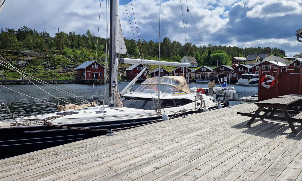 Bönhamn: {"base": "en", "no": "For enslig bemannede seilere er fort\u00f8yningsringene store nok til \u00e5 kunne tas fra b\u00e5ten.", "se": "F\u00f6r ensamseglande sj\u00f6m\u00e4n \u00e4r f\u00f6rt\u00f6jningsringarna stora nog att tas fr\u00e5n b\u00e5ten.", "en": "For single anded sailors, the mooring rings are large enough to be taken from the boat.", "da": "For enlig sejlere er fort\u00f8jningsringene store nok til at kunne tages fra b\u00e5den.", "fr": "Pour les marins seuls, les anneaux d'amarrage sont assez grands pour \u00eatre pris depuis le bateau.", "de": "F\u00fcr Einhandsegler sind die Festmacherringe gro\u00df genug, um vom Boot aus genommen zu werden.", "es": "Para los marineros solitarios, los anillos de amarre son lo suficientemente grandes como para ser tomados desde el barco.", "it": "Per i marinai solitari, gli anelli di ormeggio sono abbastanza grandi da poter essere presi dalla barca.", "pt": "Para velejadores solit\u00e1rios, os an\u00e9is de amarra\u00e7\u00e3o s\u00e3o grandes o suficiente para serem pegos do barco.", "nl": "Voor solozeilers zijn de meerpalen groot genoeg om vanaf de boot te bereiken.", "pl": "Dla \u017ceglarzy samotnych, pacho\u0142y cumownicze s\u0105 wystarczaj\u0105co du\u017ce, aby mo\u017cna je by\u0142o chwyci\u0107 z \u0142odzi.", "uk": "\u0414\u043b\u044f \u043e\u0434\u0438\u043d\u043e\u0447\u043d\u0438\u0445 \u043c\u043e\u0440\u044f\u043a\u0456\u0432 \u0448\u0432\u0430\u0440\u0442\u043e\u0432\u0456 \u043a\u0456\u043b\u044c\u0446\u044f \u0434\u043e\u0441\u0438\u0442\u044c \u0432\u0435\u043b\u0438\u043a\u0456, \u0449\u043e\u0431 \u0457\u0445 \u043c\u043e\u0436\u043d\u0430 \u0431\u0443\u043b\u043e \u0432\u0437\u044f\u0442\u0438 \u0437 \u0447\u043e\u0432\u043d\u0430.", "ro": "Pentru navigatorii solitari, inelele de ancorare sunt suficient de mari pentru a fi luate de pe barc\u0103.", "tr": "Tek ba\u015f\u0131na seyahat eden denizciler i\u00e7in, ba\u011flama halkalar\u0131 tekneden al\u0131nabilecek kadar b\u00fcy\u00fckt\u00fcr.", "el": "\u0393\u03b9\u03b1 \u03bc\u03bf\u03bd\u03b1\u03c7\u03b9\u03ba\u03bf\u03cd\u03c2 \u03bd\u03b1\u03c5\u03c4\u03b9\u03ba\u03bf\u03cd\u03c2, \u03bf\u03b9 \u03b4\u03b1\u03ba\u03c4\u03cd\u03bb\u03b9\u03bf\u03b9 \u03c0\u03c1\u03cc\u03c3\u03b4\u03b5\u03c3\u03b7\u03c2 \u03b5\u03af\u03bd\u03b1\u03b9 \u03b1\u03c1\u03ba\u03b5\u03c4\u03ac \u03bc\u03b5\u03b3\u03ac\u03bb\u03bf\u03b9 \u03ce\u03c3\u03c4\u03b5 \u03bd\u03b1 \u03bc\u03c0\u03bf\u03c1\u03bf\u03cd\u03bd \u03bd\u03b1 \u03bb\u03b7\u03c6\u03b8\u03bf\u03cd\u03bd \u03b1\u03c0\u03cc \u03c4\u03bf \u03c3\u03ba\u03ac\u03c6\u03bf\u03c2.", "cs": "Pro jedno\u010dlenn\u00e9 pos\u00e1dky jsou kotevn\u00ed kruhy dostate\u010dn\u011b velk\u00e9, aby je bylo mo\u017en\u00e9 vz\u00edt z lodi.", "hu": "Az egyed\u00fcl vitorl\u00e1z\u00f3 matr\u00f3zok sz\u00e1m\u00e1ra a kik\u00f6t\u0151gy\u0171r\u0171k el\u00e9g nagyok ahhoz, hogy a haj\u00f3r\u00f3l el\u00e9rhet\u0151ek legyenek.", "fi": "Yksin purjehtijoille kiinnitysrenkaat ovat tarpeeksi suuria otettaviksi veneest\u00e4 k\u00e4sin.", "bg": "\u0417\u0430 \u0441\u0430\u043c\u043e\u0441\u0442\u043e\u044f\u0442\u0435\u043b\u043d\u0438 \u043c\u043e\u0440\u044f\u0446\u0438, \u0445\u0430\u043b\u043a\u0438\u0442\u0435 \u0437\u0430 \u0448\u0432\u0430\u0440\u0442\u043e\u0432\u0430\u043d\u0435 \u0441\u0430 \u0434\u043e\u0441\u0442\u0430\u0442\u044a\u0447\u043d\u043e \u0433\u043e\u043b\u0435\u043c\u0438, \u0437\u0430 \u0434\u0430 \u043c\u043e\u0433\u0430\u0442 \u0434\u0430 \u0441\u0435 \u0432\u0437\u0435\u043c\u0430\u0442 \u043e\u0442 \u043b\u043e\u0434\u043a\u0430\u0442\u0430.", "sr": "Za jedrili\u010dare koji plove sami, prstenovi za vez su dovoljno veliki da se mogu uhvatiti sa broda.", "et": "\u00dcksikpurjetajate jaoks on kiirr\u00f5ngad piisavalt suured, et neid saaks paadist kasutada.", "lv": "Vientiem j\u016brniekiem piest\u0101tnes gredzeni ir pietiekami lieli, lai tos var\u0113tu pa\u0146emt no laivas.", "lt": "Vienam buriuotojui \u0161vartuoti, \u0161vartavimo \u017eiedai yra pakankamai dideli, kad juos b\u016bt\u0173 galima paimti i\u0161 laivo."}