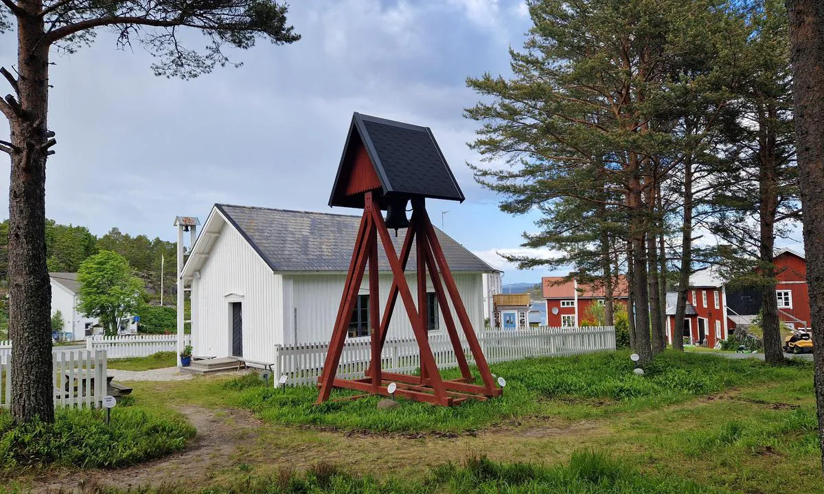 Bönhamn: {"base": "en", "no": "Hyggelig liten fiskerkapell", "se": "Fin liten fiskarkapell", "en": "Nice small fisher chapel", "da": "Dejlig lille fiskerkapel", "fr": "Jolie petite chapelle de p\u00eacheur", "de": "Sch\u00f6ne kleine Fischerkapelle", "es": "Bonita peque\u00f1a capilla de pescadores", "it": "Bella piccola cappella dei pescatori", "pt": "Bonita pequena capela de pescadores", "nl": "Leuke kleine visserskapel", "pl": "\u0141adna ma\u0142a kaplica rybacka", "uk": "\u0413\u0430\u0440\u043d\u0430 \u043c\u0430\u043b\u0435\u043d\u044c\u043a\u0430 \u0440\u0438\u0431\u0430\u043b\u044c\u0441\u044c\u043a\u0430 \u043a\u0430\u043f\u043b\u0438\u0446\u044f", "ro": "Mic\u0103 capel\u0103 de pescari dr\u0103gu\u021b\u0103", "tr": "G\u00fczel k\u00fc\u00e7\u00fck bal\u0131k\u00e7\u0131 \u015fapeli", "el": "\u03a9\u03c1\u03b1\u03af\u03bf \u03bc\u03b9\u03ba\u03c1\u03cc \u03c8\u03b1\u03c1\u03ac\u03b4\u03b9\u03ba\u03bf \u03b5\u03ba\u03ba\u03bb\u03b7\u03c3\u03ac\u03ba\u03b9", "cs": "Hezk\u00e1 mal\u00e1 ryb\u00e1\u0159sk\u00e1 kapli\u010dka", "hu": "Sz\u00e9p kis hal\u00e1szk\u00e1polna", "fi": "Mukava pieni kalastajakappeli", "bg": "\u0425\u0443\u0431\u0430\u0432 \u043c\u0430\u043b\u044a\u043a \u0440\u0438\u0431\u0430\u0440\u0441\u043a\u0438 \u043f\u0430\u0440\u0430\u043a\u043b\u0438\u0441", "sr": "Lepa mala ribarska kapela", "et": "Armas v\u00e4ike kalurite kabel", "lv": "Jauka maza zvejnieku kapela", "lt": "Jauki ma\u017ea \u017evej\u0173 koplyt\u0117l\u0117"}
