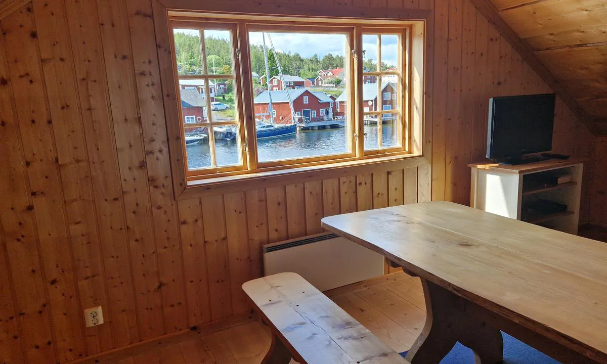 Bönhamn: {"base": "en", "no": "Utsikt fra klubbhuset.", "se": "Utsikt fr\u00e5n klubbhuset.", "en": "View from the Club house.", "da": "Udsigt fra Klubhus.", "fr": "Vue depuis le Club house.", "de": "Blick vom Clubhaus.", "es": "Vista desde la casa del Club.", "it": "Vista dal Club house.", "pt": "Vista da casa do Clube.", "nl": "Uitzicht vanaf het clubhuis.", "pl": "Widok z budynku klubowego.", "uk": "\u0412\u0438\u0434 \u0437 \u041a\u043b\u0443\u0431\u043d\u043e\u0433\u043e \u0431\u0443\u0434\u0438\u043d\u043a\u0443.", "ro": "Vedere de la Club House.", "tr": "Kul\u00fcp binas\u0131ndan manzara.", "el": "\u0398\u03ad\u03b1 \u03b1\u03c0\u03cc \u03c4\u03b7 \u039b\u03ad\u03c3\u03c7\u03b7.", "cs": "Pohled z klubovny.", "hu": "Kil\u00e1t\u00e1s a klubh\u00e1zb\u00f3l.", "fi": "N\u00e4kym\u00e4 klubitalolta.", "bg": "\u041f\u043e\u0433\u043b\u0435\u0434 \u043e\u0442 \u043a\u043b\u0443\u0431\u043d\u0430\u0442\u0430 \u043a\u044a\u0449\u0430.", "sr": "\u041f\u043e\u0433\u043b\u0435\u0434 \u0438\u0437 \u041a\u043b\u0443\u0431 \u043a\u0443\u045b\u0435.", "et": "Vaade Klubihoonest.", "lv": "Skats no Kluba m\u0101jas.", "lt": "Vaizdas i\u0161 Klubo namo."}