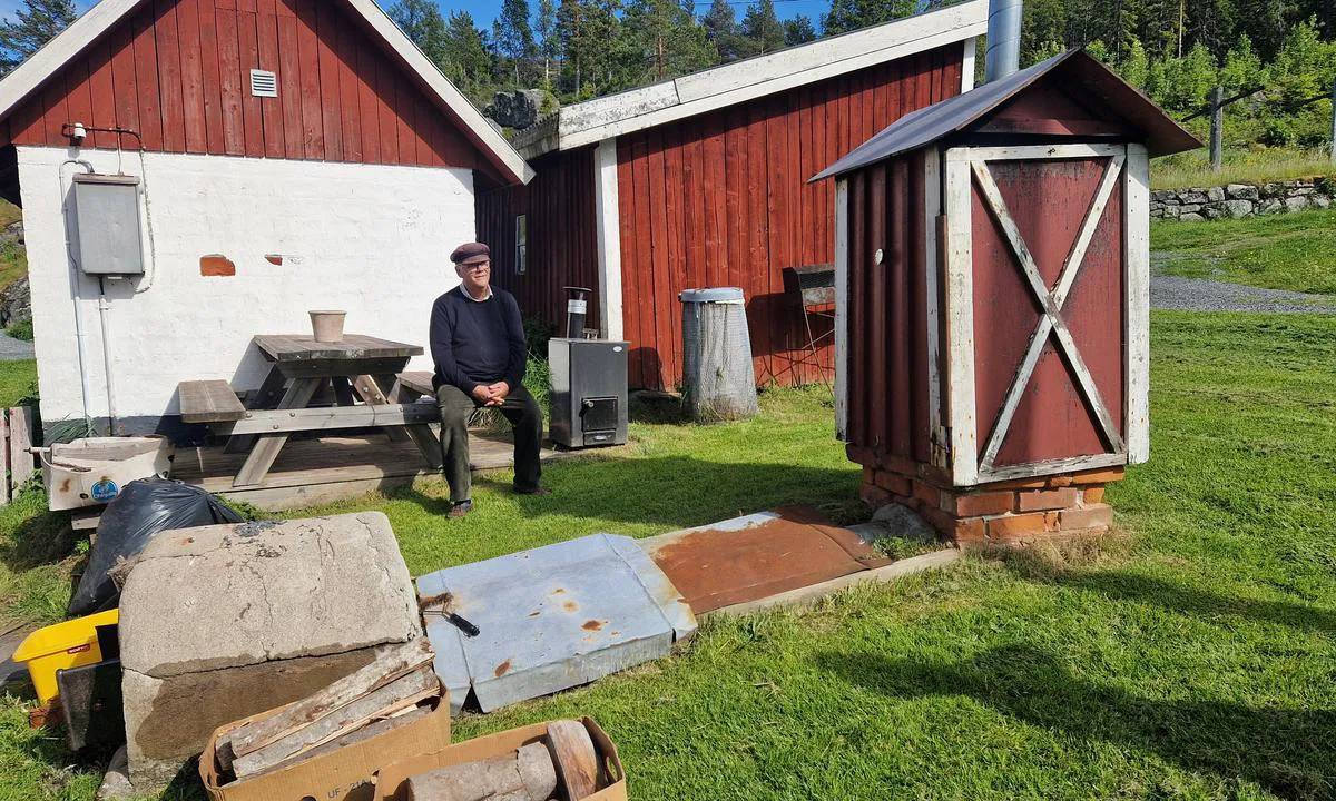 Bönhamn: {"base": "en", "no": "En fisker er fortsatt aktiv. De fleste er pensjonerte, men r\u00f8yker fortsatt fisk for moro skyld.", "se": "En fiskare \u00e4r fortfarande aktiv. De flesta \u00e4r pensionerade men r\u00f6ker fortfarande fisk f\u00f6r skojs skull.", "en": "One fisher remain active. Most are retired but still smoke fish for the fun.", "da": "En fisker forbliver aktiv. De fleste er pensionerede, men ryger stadig fisk for sjov.", "fr": "Un p\u00eacheur reste actif. La plupart sont \u00e0 la retraite mais fument encore du poisson pour le plaisir.", "de": "Ein Fischer bleibt aktiv. Die meisten sind im Ruhestand, r\u00e4uchern aber immer noch Fische aus Spa\u00df.", "es": "Un pescador sigue activo. La mayor\u00eda est\u00e1n retirados pero a\u00fan ahuman pescado por diversi\u00f3n.", "it": "Un pescatore rimane attivo. La maggior parte sono in pensione ma continuano a fumare pesce per divertimento.", "pt": "Um pescador permanece ativo. A maioria est\u00e1 aposentada, mas ainda defuma peixes por divers\u00e3o.", "nl": "E\u00e9n visser blijft actief. De meeste zijn met pensioen maar roken nog steeds vis voor de lol.", "pl": "Jeden rybak pozostaje aktywny. Wi\u0119kszo\u015b\u0107 jest na emeryturze, ale wci\u0105\u017c w\u0119dz\u0105 ryby dla zabawy.", "uk": "\u041e\u0434\u0438\u043d \u0440\u0438\u0431\u0430\u043b\u043a\u0430 \u0437\u0430\u043b\u0438\u0448\u0430\u0454\u0442\u044c\u0441\u044f \u0430\u043a\u0442\u0438\u0432\u043d\u0438\u043c. \u0411\u0456\u043b\u044c\u0448\u0456\u0441\u0442\u044c \u0432\u0438\u0439\u0448\u043b\u0438 \u043d\u0430 \u043f\u0435\u043d\u0441\u0456\u044e, \u0430\u043b\u0435 \u0432\u0441\u0435 \u0449\u0435 \u043a\u043e\u043f\u0442\u044f\u0442\u044c \u0440\u0438\u0431\u0443 \u0437\u0430\u0434\u043b\u044f \u0437\u0430\u0434\u043e\u0432\u043e\u043b\u0435\u043d\u043d\u044f.", "ro": "Un pescar r\u0103m\u00e2ne activ. Majoritatea sunt pensionari, dar \u00eenc\u0103 afum\u0103 pe\u0219te pentru distrac\u021bie.", "tr": "Bir bal\u0131k\u00e7\u0131 hala faaldir. \u00c7o\u011fu emeklidir ancak yine de zevk i\u00e7in bal\u0131k t\u00fcts\u00fcler.", "el": "\u0388\u03bd\u03b1\u03c2 \u03c8\u03b1\u03c1\u03ac\u03c2 \u03c0\u03b1\u03c1\u03b1\u03bc\u03ad\u03bd\u03b5\u03b9 \u03b5\u03bd\u03b5\u03c1\u03b3\u03cc\u03c2. \u039f\u03b9 \u03c0\u03b5\u03c1\u03b9\u03c3\u03c3\u03cc\u03c4\u03b5\u03c1\u03bf\u03b9 \u03b5\u03af\u03bd\u03b1\u03b9 \u03c3\u03c5\u03bd\u03c4\u03b1\u03be\u03b9\u03bf\u03cd\u03c7\u03bf\u03b9 \u03b1\u03bb\u03bb\u03ac \u03b5\u03be\u03b1\u03ba\u03bf\u03bb\u03bf\u03c5\u03b8\u03bf\u03cd\u03bd \u03bd\u03b1 \u03ba\u03b1\u03c0\u03bd\u03af\u03b6\u03bf\u03c5\u03bd \u03c8\u03ac\u03c1\u03b9\u03b1 \u03b3\u03b9\u03b1 \u03b4\u03b9\u03b1\u03c3\u03ba\u03ad\u03b4\u03b1\u03c3\u03b7.", "cs": "Jeden ryb\u00e1\u0159 z\u016fst\u00e1v\u00e1 aktivn\u00ed. V\u011bt\u0161ina je v d\u016fchodu, ale st\u00e1le uzuje ryby pro z\u00e1bavu.", "hu": "Egy hal\u00e1sz tov\u00e1bbra is akt\u00edv marad. A legt\u00f6bben m\u00e1r nyugd\u00edjba vonultak, de m\u00e9g mindig sz\u00edvesen f\u00fcst\u00f6lnek halat sz\u00f3rakoz\u00e1sb\u00f3l.", "fi": "Yksi kalastaja on edelleen aktiivinen. Useimmat ovat el\u00e4kkeell\u00e4, mutta savustavat edelleen kalaa huvikseen.", "bg": "\u0415\u0434\u0438\u043d \u0440\u0438\u0431\u0430\u0440 \u043e\u0441\u0442\u0430\u0432\u0430 \u0430\u043a\u0442\u0438\u0432\u0435\u043d. \u041f\u043e\u0432\u0435\u0447\u0435\u0442\u043e \u0441\u0430 \u043f\u0435\u043d\u0441\u0438\u043e\u043d\u0438\u0440\u0430\u043d\u0438, \u043d\u043e \u0432\u0441\u0435 \u043e\u0449\u0435 \u043f\u0443\u0448\u0430\u0442 \u0440\u0438\u0431\u0430 \u0437\u0430 \u0443\u0434\u043e\u0432\u043e\u043b\u0441\u0442\u0432\u0438\u0435.", "sr": "Jedan ribar ostaje aktivan. Ve\u0107ina je u penziji, ali i dalje dime ribu iz zabave.", "et": "\u00dcks kalur j\u00e4\u00e4b aktiivseks. Enamik on pensionil, kuid ikka suitsutavad kala l\u00f5bu p\u00e4rast.", "lv": "Viens zvejnieks joproj\u0101m akt\u012bvs. Liel\u0101k\u0101 da\u013ca ir pension\u0101ri, bet v\u0113l k\u016bpina zivis izklaidei.", "lt": "Aktyvus liko tik vienas \u017evejys. Dauguma yra i\u0161\u0117j\u0119 \u012f pensij\u0105, bet vis dar r\u016bko \u017euvis savo malonumui."}